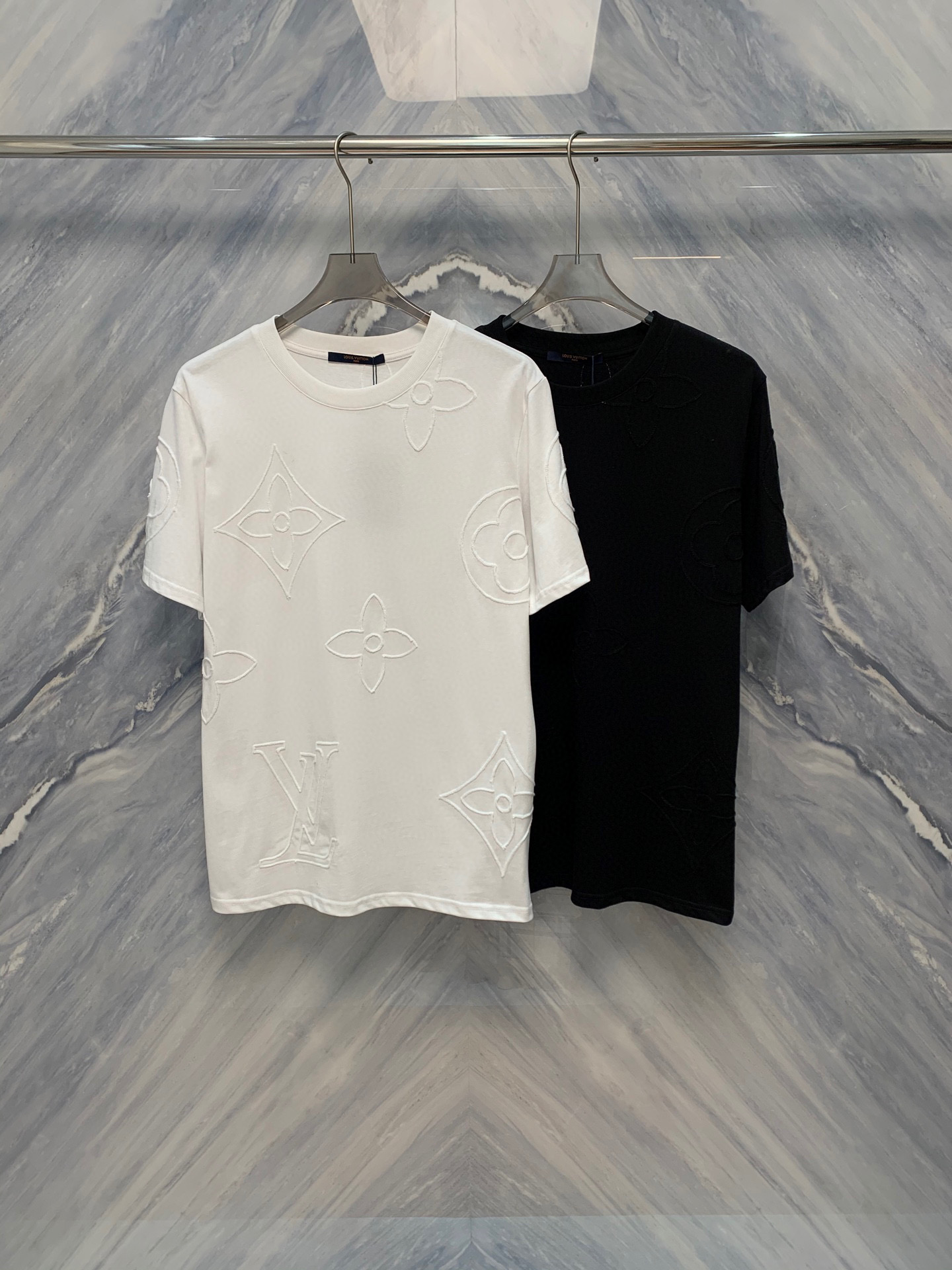 NO:419347,The 25 spring and summer new product 1V abstract cotton thread embroidery presbyterian round neck cotton short-sleeved T-shirt is the beauty of details. The 1V abstract cotton thread embroidery presbyterian round neck cotton short-sleeved T-shirt is a perfect combination of fashion and craftsmanship. This T-shirt is made of high-quality cotton material, soft and comfortable, suitable for wearing in all occasions. The designer cleverly presents the classic presbyterian pattern of 1V in the form of abstract cotton thread embroidery. The unique embroidery process not only enhances the texture of the T-shirt, but also highlights the luxury and exquisiteness of the brand. The round neck design is simple and elegant, suitable for matching with various pants and jackets. Whether it is daily casual or fashionable gatherings, this T-shirt can make you the focus of everyone's attention and feel the fashion charm of 1V!  This abstract cotton thread embroidered presbyopia round neck cotton short-sleeved T-shirt is selected with high-quality cotton materials, which is soft and skin-friendly. The unique presbyopia embroidery pattern combines exquisite craftsmanship to show luxurious details. The round neck design is simple and versatile. Wear it to show elegant temperament. Color: Black and White Size: S-2XL S: Bust 104 Length 69 Shoulder width 51 Sleeves 18 M: Bust 108 Length 70 Shoulder width 52 Sleeves 19 Length 116 Length 73 Shoulder width 55 Sleeves 22 XL: Bust 120 Length 74 Shoulder width 56 Sleeves 23 XXL: Bust 124 Length 75 Shoulder width 57 Sleeves 24,,jackets & coats,T-shirt,tees,t-shirt,alexander wang1986090925春夏新品1V抽象棉线刺绣老花圆领棉质短袖T恤细节之美,1V抽象棉线刺绣老花圆领棉质短袖T恤是时尚与工艺的完美结合.这款T恤采用优质棉质材料,柔软舒适,适合各种场合穿着.设计师巧妙地将1V的经典老花图案以抽象的棉线刺绣形式呈现,独特的刺绣工艺不仅提升了T恤的质感,还彰显了品牌的奢华与精致. 圆领设计简约大方,适合搭配各种裤装和外套.无论是日常休闲还是时尚聚会,这款T恤都能让你成为众人瞩目的焦点,感受1V的时尚魅力！这款抽象棉线刺绣老花圆领棉质短袖T恤,精选优质棉料,柔软亲肤.独特的老花刺绣图案,结合精湛工艺,展现奢华细节.圆领设计,简约百搭.穿上它,尽显优雅气质. 颜色:黑色 白色 尺寸:S-2XL S :胸围104 衣长69 肩宽51 袖长18  M :胸围108 衣长70 肩宽52 袖长19  L :胸围116 衣长73 肩宽55 袖长22  XL :胸围120 衣长74 肩宽56 袖长23  XXL :胸围124 衣长75 肩宽57 袖长24,,jackets & coats,T-shirt,tees，t-shirt,alexander wang,Men's clothing