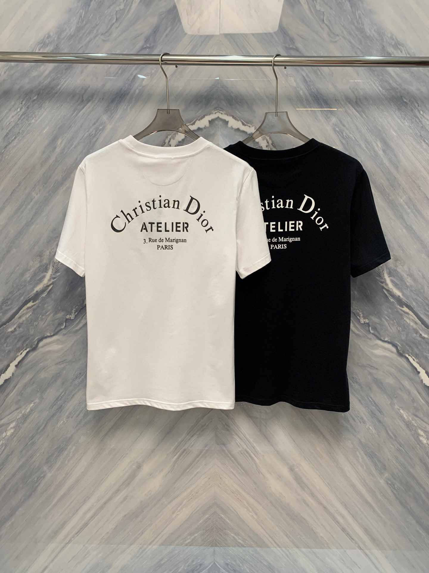 NO:419336,25 spring and summer new product original order CD classic art letter print round neck short-sleeved T-shirt, perfectly blending details and fashion to explore the new boundaries of fashion, starting with an exquisite T-shirt. CD classic art letter print round neck short-sleeved T-shirt, using high-quality pure cotton fabric, not only soft to the touch, but also brings excellent breathability and comfort. Classic round neck design, simple and elegant, perfectly set off the neck lines. Short-sleeved design, neat tailoring, brings a touch of coolness to the hot summer. The unique highlight lies in the exquisite CD art letter print on the chest, which is not only the brand's logo, but also a declaration of fashion and personality. The print adopts advanced technology, bright and long-lasting colors, and can still maintain a new look even after many washings. Whether it is matched with jeans or casual pants, this T-shirt can be easily controlled and shows extraordinary fashion taste. Color: Black White  Size: S-2XL S: Bust 100 Length 69 Shoulder width 44 Sleeve length 22 M: Bust 104 Length 70 Shoulder width 45 Sleeve length 23 L: Bust 108 Length 71 Shoulder width 46 Sleeve length 24 XL: Bust 112 Length 72 Shoulder width 47 Sleeve length 25 XXL: Bust 116 Length 73 Shoulder width 48 Sleeve length 26, jeans, T-shirt,tees, t-shirt,alexander wang1986090925春夏新品原厂订单CD经典艺术字母印花圆领短袖T恤,细节与风尚的完美融合探索时尚的新边界,从一件精致的T恤开始.CD经典艺术字母印花圆领短袖T恤,采用优质纯棉面料,不仅触感柔软,更带来卓越的透气性和舒适感.经典圆领设计,简洁而雅致,完美衬托颈部线条.短袖设计,利落剪裁,为炎炎夏日带来一丝清凉 独特的亮点在于胸前精致的CD艺术字母印花,这不仅是品牌的标志,更是时尚与个性的宣言.印花采用先进技术,色彩鲜艳且持久,即便经过多次洗涤,依然能保持如新的外观.无论是搭配牛仔裤还是休闲裤,这款T恤都能轻松驾驭,展现不凡的时尚品味. 颜色:黑色 白色 尺寸:S-2XL S :胸围100 衣长69 肩宽44 袖长22  M :胸围104 衣长70 肩宽45 袖长23  L :胸围108 衣长71 肩宽46 袖长24  XL :胸围112 衣长72 肩宽47 袖长25  XXL :胸围116 衣长73 肩宽48 袖长26,,jeans,T-shirt,tees，t-shirt,alexander wang,Men's clothing