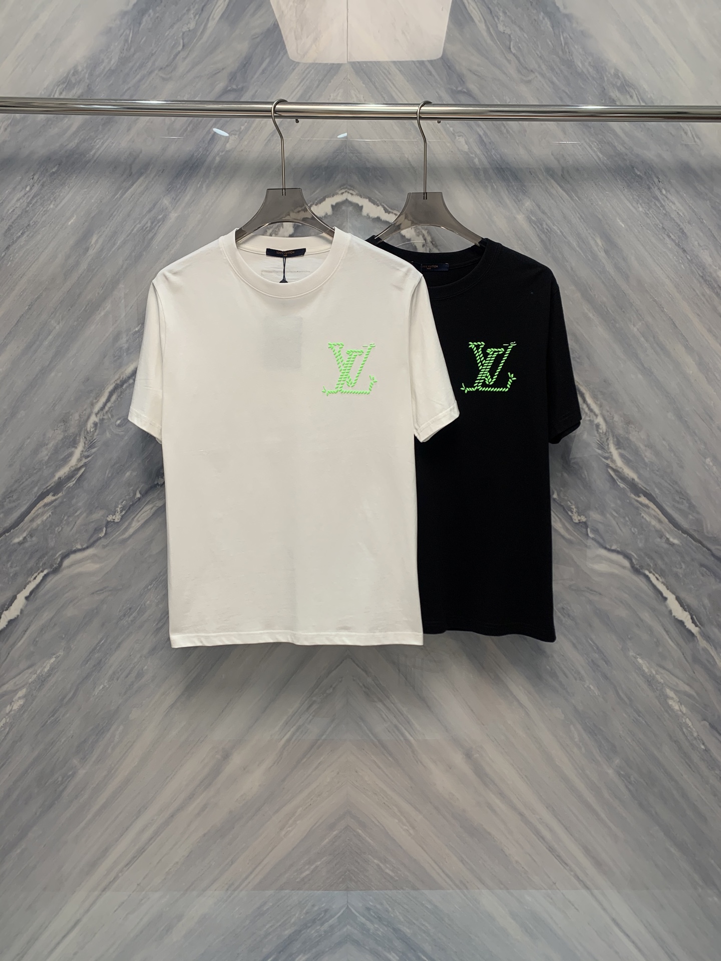 NO:419251,25 spring and summer new 1V foam printed round neck cotton short-sleeved T-shirt, combining classic design and modern craftsmanship. Whether it is daily leisure or sports travel, it is your ideal choice. Pure cotton fabric brings ultimate comfort experience, and foam printed patterns add a sense of fashion. The loose style is suitable for all body shapes, and the short-sleeved design is refreshing and breathable. Whether it is paired with jeans or shorts, it can easily create a fashionable look. This 1V foam printed round neck cotton short-sleeved T-shirt combines comfort, fashion and practicality, and is a must-have choice for your summer wardrobe. Color: Black White Size: S-2XL S: Bust 102 Length 69 Length 44 Length 23 M: Bust 106 Length 70 Length 45 Length 24 L: Bust 110 Length 71 Length 46 Length 25 XL:  Bust 114 Clothes length 72 Shoulder width 47 Sleeve length 26 XXL: Bust 118 Clothes length 73 Shoulder width 48 Sleeve length 27, shorts, jeans, T-shirt,tees, t-shirt,alexander wang1986090925春夏新品1V发泡印花圆领棉质短袖T恤,融合了经典设计与现代工艺.无论是日常休闲还是运动出游,都是您的理想选择.纯棉面料带来极致舒适体验,发泡印花图案增添时尚感.宽松的版型适合各种身材,短袖设计清爽透气. 无论是搭配牛仔裤还是短裤,都能轻松打造出时尚造型,这款1V发泡印花圆领棉质短袖T恤,集舒适性、时尚性与实用性于一体,是您夏季衣橱的必备之选. 颜色:黑色 白色 尺寸:S-2XL S: 胸围102 衣长69 肩宽44 袖长23  M: 胸围106 衣长70 肩宽45 袖长24  L: 胸围110 衣长71 肩宽46 袖长25  XL: 胸围114 衣长72 肩宽47 袖长26  XXL: 胸围118 衣长73 肩宽48 袖长27,,shorts,jeans,T-shirt,tees，t-shirt,alexander wang,Men's clothing