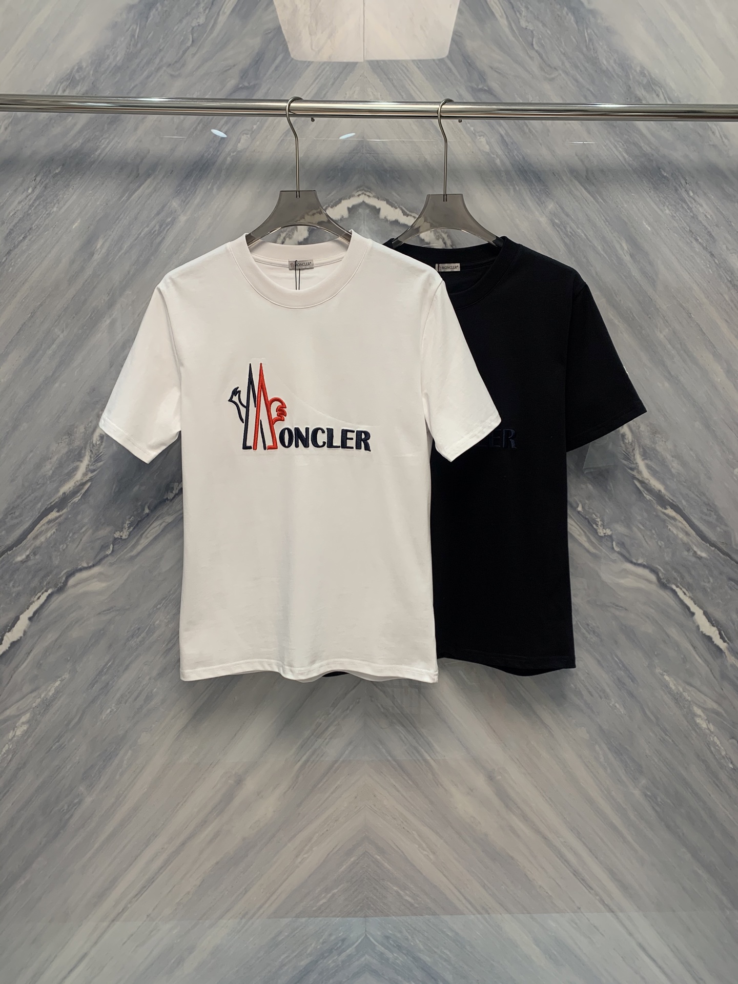 NO:419244,The 25 spring and summer new OEM factory order M Jia Bailingda Wan Needle Embroidery logo round neck cotton short-sleeved T-shirt is very exquisite in detail, showing high quality and exquisite craftsmanship. First of all, it is made of pure cotton, soft and breathable, comfortable and skin-friendly, suitable for people of all skin types. Secondly, the round neck design is classic and durable, suitable for matching needs in different occasions. On the front of the T-shirt, the Wan Needle Embroidery logo is very eye-catching. The embroidery craftsmanship and rigorous attitude are exquisite, and each stitching shows the brand's exquisite craftsmanship and rigorous attitude. The logo not only enhances the overall visual effect, but also demonstrates the wearer's taste and identity. The T-shirt's style is loose and moderate, and it will neither be too tight nor loose, and can well modify the body shape. The cuffs and hem are finely crafted and neatly lined, which effectively improves the durability and aesthetics of the T-shirt. Color: Black White  Size: S-2XL S: Bust 104 Length 71 Shoulder width 44 Sleeve length 23 M: Bust 108 Length 72 Shoulder width 45 Sleeve length 24 L: Bust 112 Length 73 Shoulder width 46 Sleeve length 25 XL: Bust 116 Length 74 Shoulder width 47 Sleeve length 26 XXL: Bust 120 Length 75 Shoulder width 48 Sleeve length 27,,T-shirt,tees,t-shirt,alexander wang1986090925春夏新品代工厂订单M家百灵达万针刺绣logo圆领棉质短袖T恤在细节设计上十分考究,展现了高品质与精湛工艺.首先,其选用的是纯棉材质,柔软透气,舒适亲肤,适合各种肤质的人穿着.其次,圆领设计经典耐看,适合不同场合的搭配需求. 在T恤的正面,万针刺绣的百灵达logo十分抢眼.刺绣工艺精湛细腻,每一处针脚都展现了品牌的精湛工艺和严谨态度.logo不仅提升了整体的视觉效果,也彰显了穿着者的品味和身份.T恤的版型宽松适中,既不会过于紧身也不会显得松垮,能够很好地修饰身形.袖口和下摆的做工精细,走线整齐,有效提升了T恤的耐用性和美观度. 颜色:黑色 白色 尺寸:S-2XL S: 胸围104 衣长71 肩宽44 袖长23  M: 胸围108 衣长72 肩宽45 袖长24  L: 胸围112 衣长73 肩宽46 袖长25  XL: 胸围116 衣长74 肩宽47 袖长26  XXL: 胸围120 衣长75 肩宽48 袖长27,,T-shirt,tees，t-shirt,alexander wang,Men's clothing