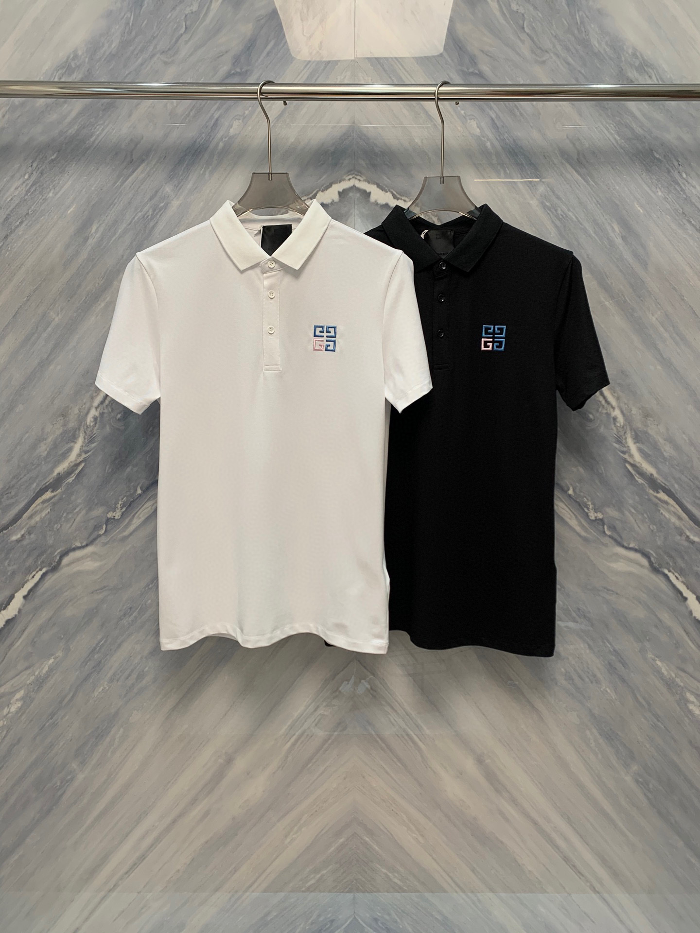 NO:500487,25 spring and summer new OEM factory order GVC bead floor Polo shirts combine art and comfort, selected bead floor cotton fabrics, soft and breathable, unique artistic embroidery and shining bead sheets complement each other. Classic lapel design shows elegant temperament. Exquisite rib cuffs and hem, details show ingenuity. Button embellishments add texture. Multiple colors are available for matching, and gentle washing to keep the clothes perfect. Whether it is a business meeting or a casual party, this Polo shirt can exude confidence and become the focus of everyone's attention. Wear GVC art embroidered bead floor lapel short-sleeved Polo shirts and enjoy every moment of quality life. GVC not only provides clothing, but also brings a life attitude. This Polo shirt is ideal for your summer with its excellent materials and exquisite craftsmanship. Join your closet and make it a sign of your fashion and comfort.  Color: Black White Size: M-3XL M: Bust 100 Length 69 Shoulder width 42 Sleeve length 21 L: Bust 104 Length 70 Shoulder width 43 Sleeve length 22 XL: Bust 108 Length 71 Shoulder width 44 Sleeve length 23 XXL: Bust 112 Length 72 Shoulder width 45 Sleeve length 24 3XL: Bust 116 Length 73 Shoulder width 46 Sleeve length 25, T-shirt,alexander wang1986090925春夏新品代工厂订单GVC珠地Polo衫艺术与舒适的融合精选珠地棉面料,柔软透气,独特的艺术刺绣与闪耀珠片相得益彰.经典翻领设计,展现优雅气质.精致罗纹袖口与下摆,细节之处尽显匠心.纽扣点缀,增添质感.多色可选,轻松搭配.轻柔洗涤,保持衣物完美状态. 无论是商务会议还是休闲聚会,这款Polo衫都能让你散发自信魅力,成为众人瞩目的焦点.穿上GVC艺术刺绣珠地翻领短袖Polo衫,享受品质生活的每一刻.GVC不仅提供服装,更带来一种生活态度.这款Polo衫以其卓越的材质和精致的工艺,是你夏日的理想选择.加入你的衣橱,让它成为你时尚与舒适并重的标志. 颜色:黑色 白色 尺寸:M-3XL M :胸围100 衣长69 肩宽42 袖长21  L :胸围104 衣长70 肩宽43 袖长22  XL :胸围108 衣长71 肩宽44 袖长23  XXL :胸围112 衣长72 肩宽45 袖长24  3XL :胸围116 衣长73 肩宽46 袖长25,,T-shirt,alexander wang,Men's clothing