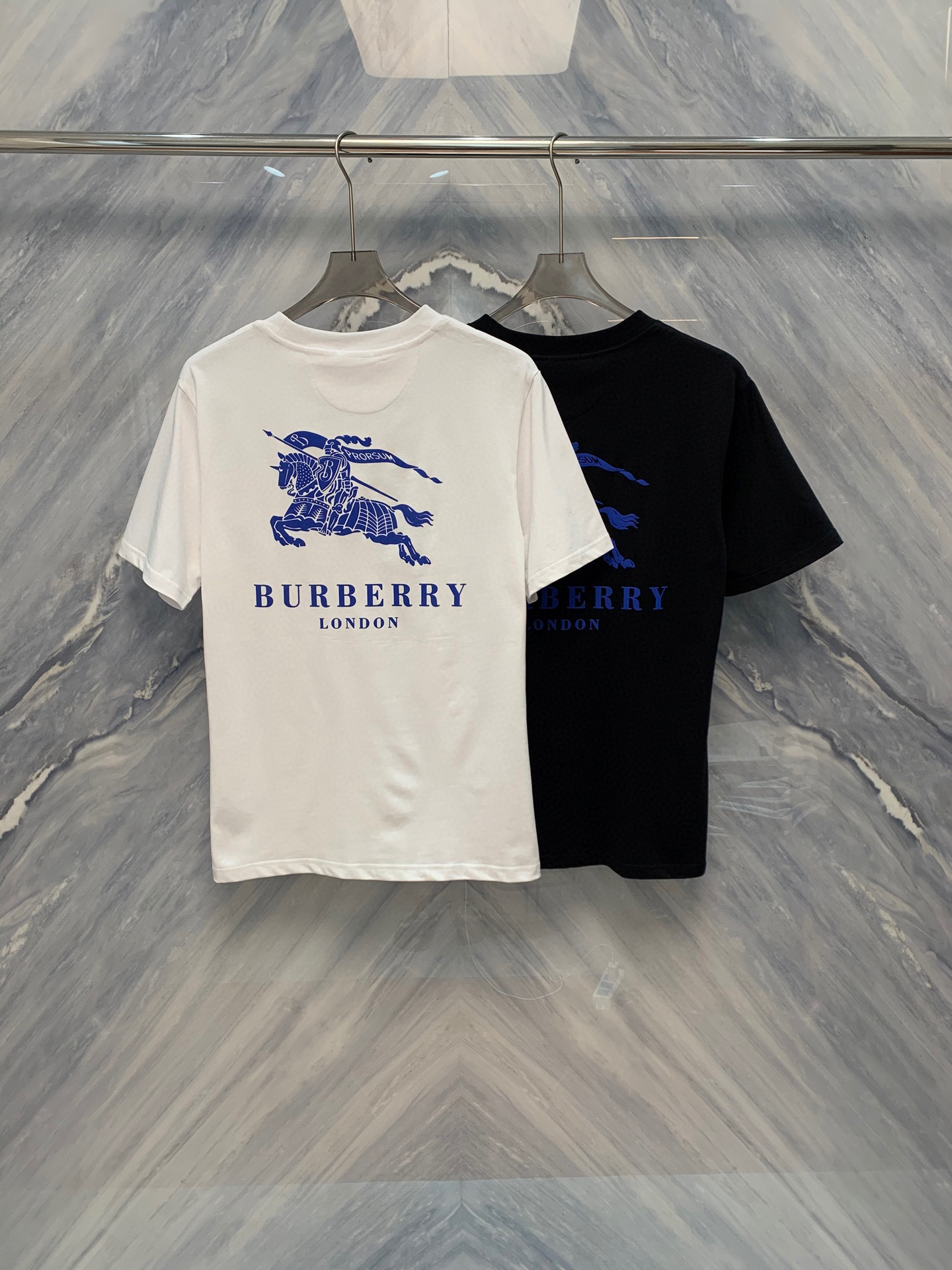 NO:419467,The 25-spring and summer new product original order counter is on sale at the same time as the BBR war horse printed round neck T-shirt. In the hot summer, a comfortable and fashionable short-sleeved T-shirt is a must-have item in every man's wardrobe. Today, we will introduce a spectacular war horse printed round neck short-sleeved T-shirt in detail. From the details, this T-shirt adopts a classic round neck design, simple and elegant, and can well modify the neck lines. Selected pure cotton fabrics are soft and breathable, and have excellent skin-friendly, and can keep them dry and comfortable even in hot summers.  The war horse prints are unique and exquisite, and use advanced digital printing technology. They are bright in color and do not fade easily, adding wildness and vitality to the whole T-shirt. The double-needle threading design on the hem and cuffs not only improves the durability of the T-shirt, but also makes the overall more three-dimensional and stylish. This war horse print round neck short-sleeved T-shirt, both in detail and in overall style, reflects the pursuit of quality and insight into fashion. It is an indispensable fashion item in summer wardrobe. Color: Black White Size: S-2XL S: Bust 104 Length 71 Shoulder width 45 Sleeves 23 M: Bust 108 Length 72 Shoulder width 46 Sleeves 24 L: Bust 112 Length 73 Shoulder width 47 Sleeves 25 XL: Bust 116 Length 74 Shoulder width 48 Sleeves 26  XXL: Bust 120, garment length 75, shoulder width 49, sleeve length 27,,T-shirt,tees,t-shirt,alexander wang1986090925春夏新品原厂订单柜台同步在售单品BBR战马印花圆领T恤,在炎炎夏日,一件舒适且时尚的短袖T恤是每个男士衣橱中的必备单品.今天,我们来详细介绍一款令人瞩目的战马印花圆领短袖T恤.从细节上看,这款T恤采用了经典的圆领设计,简洁大方,能够很好地修饰颈部线条.精选纯棉面料,柔软透气,亲肤性极佳,即使在炎热的夏天也能保持干爽舒适. 战马印花图案独特而精致,采用先进的数码印花技术,色彩鲜艳且不易褪色,为整件T恤增添了一份野性与活力.下摆和袖口的双针走线设计,不仅提升了T恤的耐穿性,也使得整体更加立体有型,这款战马印花圆领短袖T恤,无论是从细节设计还是整体风格上,都体现了对品质的追求和对时尚的洞察,是夏季衣橱中不可或缺的时尚单品. 颜色:黑色 白色 尺寸:S-2XL S:胸围104 衣长71 肩宽45 袖长23 M:胸围108 衣长72 肩宽46 袖长24 L:胸围112 衣长73 肩宽47 袖长25 XL:胸围116 衣长74 肩宽48 袖长26 XXL:胸围120 衣长75 肩宽49 袖长27,,T-shirt,tees，t-shirt,alexander wang,Men's clothing