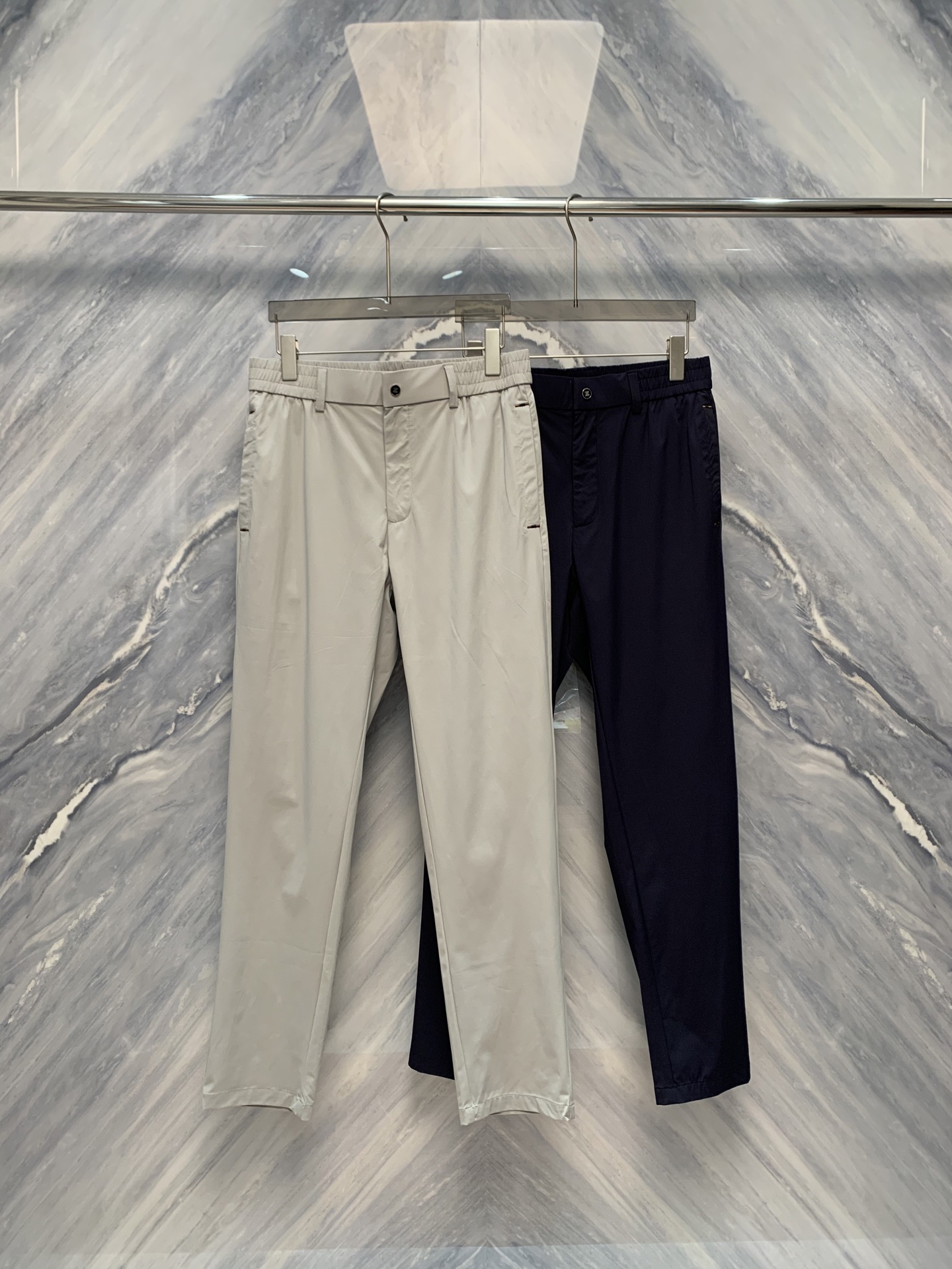 NO:500460,The new 25 spring and summer EZ business casual men's thin straight embroidered logo embellishes trousers. This trousers are made of high-quality polyester fiber (polyester), light and breathable, suitable for summer wear. The classic straight-leg design modifies the leg shape and is suitable for all occasions. The pants are treated without ironing, not easy to wrinkle and keep clean. The trousers are embroidered with exquisite logos to highlight the brand texture and the details reflect taste. The mid-waist design is comfortable and fit, not tight, and straight-leg trousers are simple and generous. It is suitable for young people, middle-aged, and elderly people, especially large-size men, which can easily control them.  Whether it is an office or a casual party, EZ business casual men's thin straight embroidered logo embellishment trousers can meet your needs. It uses light and breathable fabrics and is carefully tailored to ensure that you can stay cool and comfortable in any occasion. The details of the embroidered mark enhance the overall texture and show low-key luxury. The straight-fitting style modifies the leg shape and is suitable for all body shapes. No ironing treatment allows you to keep your tidy look without having to worry about ironing. Choose EZ trousers and enjoy the comfort and demeanor of summer. Color: Gray Navy Size: M-3XL M: Waist 72 Trousers 100 Hip 100 L: Waist 78 Trousers 101 Hip 104 XL: Waist 84 Trousers 102 Hip 108 XXL: Waist 90 Trousers 103 Hip 112 XXXL: Waist 96  Pants length 104 hip circumference 116, alexander wang1986090925春夏新品EZ商务休闲男士薄款直筒刺绣logo点缀长裤,这款长裤采用高品质的聚酯纤维（涤纶）,轻薄透气,适合夏季穿着.经典的直筒设计,修饰腿型,适合各种场合,裤子经过免烫处理,不易起皱,保持整洁.裤身绣有精致的logo,彰显品牌质感,细节处体现品味,中腰设计,舒适贴合,不紧绷,直筒裤脚,简洁大方.适合青年、中年、老年等多种年龄段,特别是大码男士也能轻松驾驭. 无论是办公室还是休闲聚会,EZ商务休闲男士薄款直筒刺绣logo点缀长裤都能满足您的需求.采用轻薄透气的面料,经过精心剪裁,确保您在任何场合都能保持凉爽舒适.绣标细节提升整体质感,展现低调奢华.直筒版型修饰腿型,适合各种身材.免烫处理,让您无需费心熨烫,即可保持整洁造型.选择EZ长裤,享受夏季的舒适与风度. 颜色:灰色 藏青色 尺寸:M-3XL M: 腰围72 裤长100 臀围100  L: 腰围78 裤长101 臀围104  XL: 腰围84 裤长102 臀围108  XXL: 腰围90 裤长103 臀围112  XXXL: 腰围96 裤长104 臀围116,,alexander wang,Men's clothing