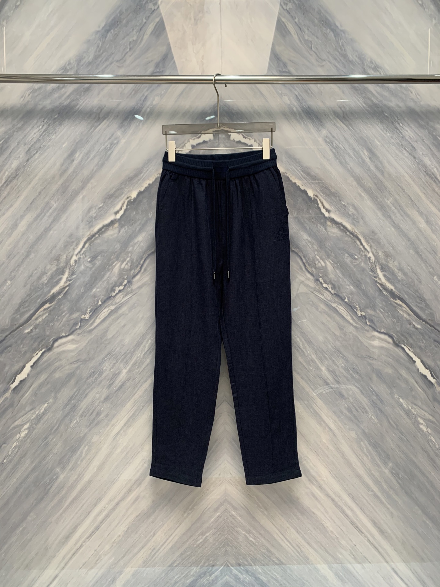 NO:500467,The original spring and summer new product orders, Bailingdawan needle embroidered LP linen casual trousers, the beauty of details. In the busy urban life, you have a pair of comfortable and fashionable trousers that can add a lot of elegance to your daily outfits. Bailingdawan needle embroidered LP linen casual trousers are such a masterpiece that combines high-quality materials, fine craftsmanship and classic design. The mixed trousers linen material is both breathable and soft touch of viscose fiber, suitable for wearing in various seasons, especially in hot summer. Its straight-fitting design is excellent inclusive for various leg shapes, which can modify the leg shape and give people a straight and stylish feeling.  The waist of the trousers is designed with elastic straps and drawstrings, which is not only comfortable and easy to adjust, but also easy to adjust. It is suitable for consumers of different body shapes. The deep pockets on both sides of the trousers are both practical and three-dimensional. The most eye-catching detail is that its ten thousand needle embroidered logo shows exquisite craftsmanship and adds a sense of luxury to the simple trousers. Color: Navy Size: M-3XL M: Waist circumference 68-74 Trousers 97 hip circumference 102 L: Waist circumference 74-80 Trousers 98 hip circumference 106 XL: Waist circumference 80-86 Trousers 99 hip circumference 110 XXL: Waist circumference 86-92 Trousers 100 hip circumference 114 XXXL: Waist circumference 92-98 Trousers 101 hip circumference 118,,loro piana,alexander wang19860909春夏新品原厂订单百灵达万针刺绣LP亚麻休闲长裤,细节之美在繁忙的都市生活中,拥有一款舒适与时尚兼备的长裤,能为日常穿搭增添不少雅致.百灵达万针刺绣LP亚麻休闲长裤正是这样一款集优质材质、精细工艺和经典设计于一身的佳作.这款长裤亚麻的混合材质,既有亚麻的透气性,又有粘胶纤维的柔软触感,适合各种季节穿着,尤其是炎热的夏季.其直筒版型设计,对各种腿型有着极佳的包容性,能够修饰腿型,给人一种笔挺有型的感觉. 长裤的腰部设计为松紧带加抽绳,不仅舒适不勒,还便于调节,适合不同体型的消费者.裤腿两侧的深口袋,既实用又能增添立体感.而最令人瞩目的细节在于其万针刺绣的Logo,展示出精湛的工艺水平,为简洁的裤型增添了一份豪华感. 颜色:藏青色 尺寸:M-3XL M: 腰围68-74 裤长97 臀围102  L: 腰围74-80 裤长98 臀围106  XL: 腰围80-86 裤长99 臀围110  XXL: 腰围86-92 裤长100 臀围114  XXXL: 腰围92-98 裤长101 臀围118,,loro piana,alexander wang,Men's clothing