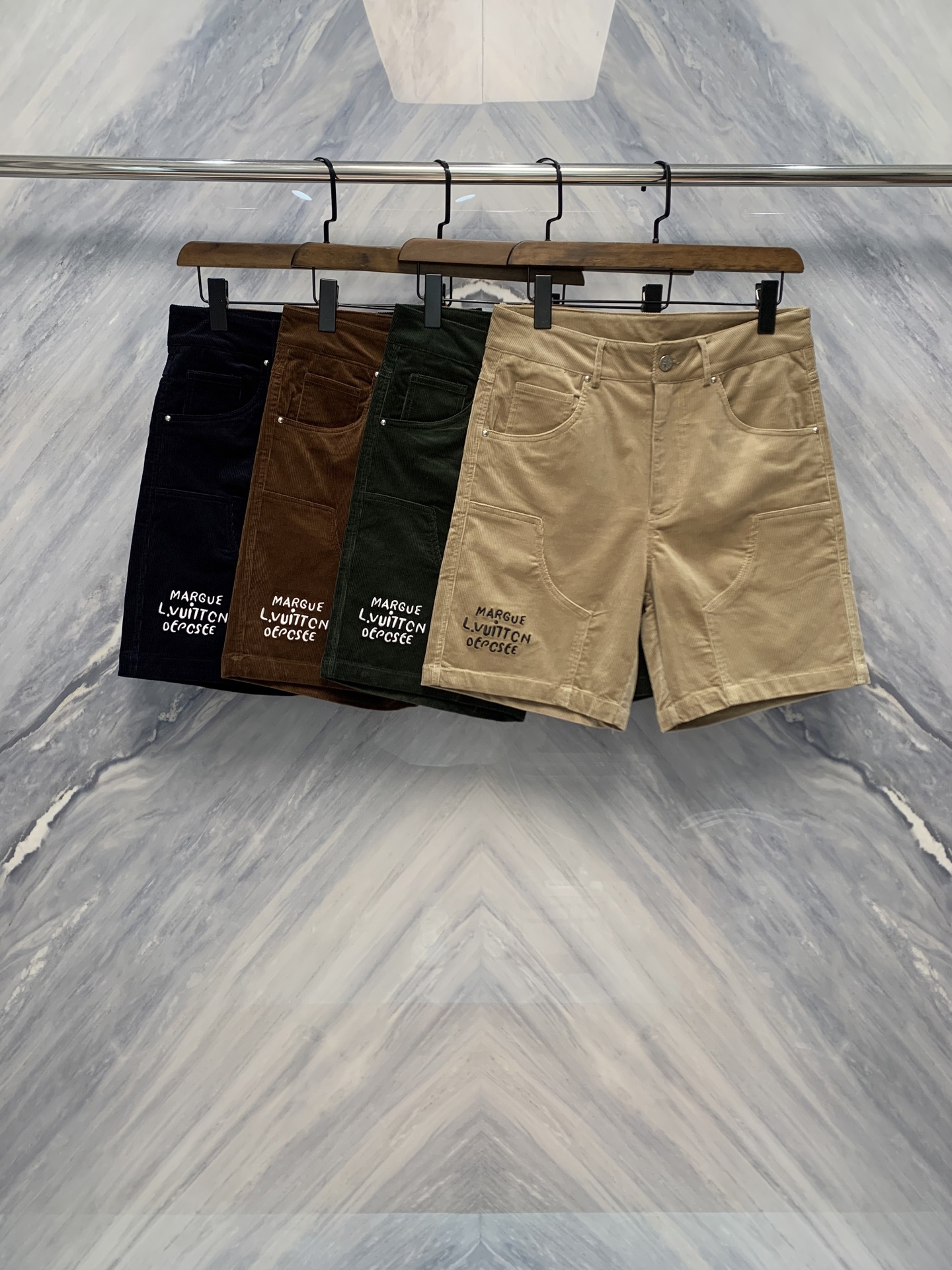 NO:500471,The 25-spring and summer new 1V corduroy material leader art embroidery logo straight five-point sports shorts, with its exquisite details and excellent materials, has become an ideal choice for both fashion and comfort. First of all, the shorts are made of high-quality corduroy fabric, which is soft and skin-friendly, perfect for the wear needs of spring and summer. The straight-leg design not only makes the legs look longer, but also does not pick on the figure, suitable for all body shapes. The most eye-catching details of the shorts are the artistic embroidery logo design. The exquisite embroidery craftsmanship shows the nobility and elegance of the brand, but also enhances the overall sense of fashion. The logo is positioned just right, not ostentatious and can make people notice the unique charm of the brand at a glance. The five-point length design just covers part of the thigh, neither too exposed nor cumbersome, and is very suitable for sports or daily wear. Color: Khaki Navy Blue Black Coffee  Size: M-3XL M: Waist 76 Pants length 47 hip circumference 102 L: Waist 80 Pants length 48 Pants length 106 XL: Waist 84 Pants length 49 Pants length 110 XXL: Waist 88 Pants length 50 hip circumference 114 XXXL: Waist 92 Pants length 51 hip circumference 118,,shorts,alexander wang1986090925春夏新品1V灯芯绒材质的领导艺术刺绣logo直筒五分运动短裤,凭借其精致的细节和卓越的材质,成为了时尚与舒适兼备的理想选择.首先,短裤采用高质量的灯芯绒面料,柔软亲肤,完美适合春夏季节的穿着需求.直筒设计不仅显得腿部线条更加修长,同时也不挑身材,适合各种体型. 短裤最为引人注目的细节在于其艺术刺绣的logo设计,精致的刺绣工艺展现了品牌的高贵与优雅,同时也提升了整体的时尚感.logo的位置恰到好处,既不张扬又能让人一眼注意到品牌的独特魅力.五分长度的设计,恰到好处地覆盖了大腿的一部分,既不会过于暴露,也不会显得累赘,无论是运动还是日常穿着都非常合适. 颜色:卡其 藏青 黑色 咖色 尺寸:M-3XL M: 腰围76 裤长47 臀围102  L: 腰围80 裤长48 臀围106  XL: 腰围84 裤长49 臀围110  XXL: 腰围88 裤长50 臀围114  XXXL: 腰围92 裤长51 臀围118,,shorts,alexander wang,Men's clothing