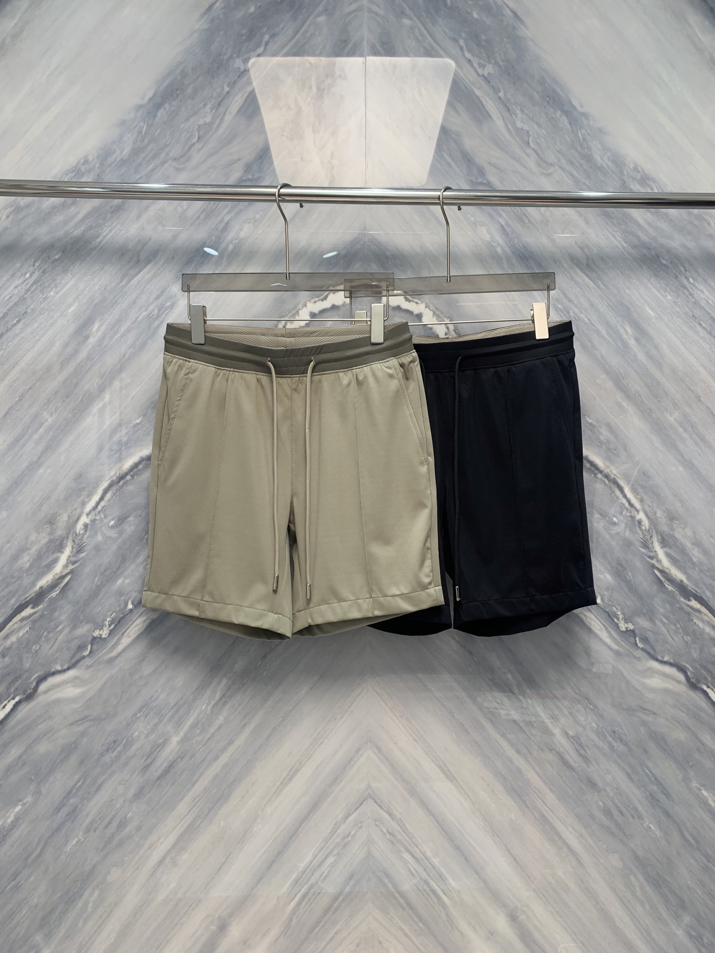 NO:500464,The new 25 spring and summer Lada classic red logo logo five-point shorts, with its unique detailed design, highlights the brand's exquisite craftsmanship and fashion taste. The waist of the shorts adopts a wide-edged elastic design, which is comfortable and not tight, perfectly fits all shapes. The back pocket of the waist and waist is inlaid with a classic Lada red logo, and the metallic light shines in the sun, symbolizing the honor and glory of the brand. The invisible pocket design on both sides is both practical and beautiful. The hidden zipper ensures the safety of the items, while also maintaining the smoothness of the overall lines of the shorts.  The length of the trouser legs is five minutes, just right to expose the knees, which is cool and breathable, and also looks smart and neat. The sides of the trouser legs are outlined with exquisite stitching, which echoes the red logo, showing the three-dimensional and layered sense of shorts. The fabric is made of high-quality cotton-linen blend, soft and breathable, moisture-absorbing and sweating, suitable for all outdoor sports or casual occasions. Color: Green Black Size: M-3XL M: Waist 74 Trouser 44 Trouser 98 L: Waist 80 Trouser 45 Trouser 102 XL: Waist 86 Trouser 46 Trouser 106 XXL: Waist 92 Trouser 47 Trouser 110 XXXL: Waist 98 Trouser 48 Trouser 114,, shorts, alexander wang1986090925春夏新品拉达经典红标logo五分短裤,以其独特的细节设计,彰显着品牌的精湛工艺与时尚品味.短裤的腰部采用宽边弹力设计,舒适不紧绷,完美贴合各种身形.裤腰后袋镶嵌着经典的拉达红标logo,金属质感的光芒在阳光下熠熠生辉,象征着品牌的尊贵与荣耀.两侧的隐形口袋设计,既实用又美观,隐藏式的拉链确保了物品的安全,同时也保持了短裤整体线条的流畅. 裤腿长度为五分,恰到好处地露出膝盖,既清凉透气,又显得干练利落.裤腿侧边以精致的缝线勾勒出流畅的线条,与红标logo相呼应,展现出短裤的立体感和层次感.面料选用高品质的棉麻混纺,柔软透气,吸湿排汗,适合各种户外运动或休闲场合. 颜色:绿色 黑色 尺寸:M-3XL M: 腰围74 裤长44 臀围98  L: 腰围80 裤长45 臀围102  XL: 腰围86 裤长46 臀围106  XXL: 腰围92 裤长47 臀围110  XXXL: 腰围98 裤长48 臀围114,,shorts,alexander wang,Men's clothing