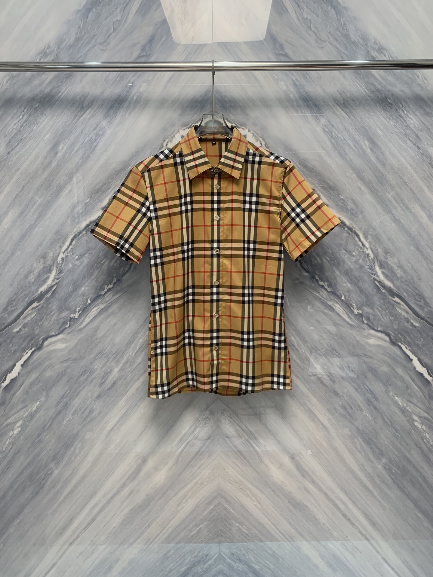NO:500484,The 25-spring and summer new product original order BBR British plaid cotton short-sleeved shirt combines classic and modernity, and is a must-have item in summer wardrobe. First of all, the shirt is made of high-quality cotton, which is soft to the touch, sweat-absorbing and breathable, providing the wearer with a comfortable experience. Secondly, its design incorporates iconic British plaid elements, and the exquisite plaid patterns show a unique British style. The tailoring of the shirt is very suitable, and it can be easily controlled whether it is a business occasion or a casual party.  The details reflect the brand's exquisite craftsmanship. The reinforcement of the neckline and cuffs is not only durable, but also enhances the overall texture. The buttons are made of high-quality materials, natural luster and durable. They can meet the matching needs of different groups. In general, this BBR British plaid cotton short-sleeved shirt has become the first choice for men to pursue quality and style in summer with its high-quality fabric, exquisite design and comfortable wearing. Color: Khaki Size: M-3XL M: Bust 98 Sleeve 98 Sleeve 72 Sleeve 43 Sleeve 23 L: Bust 102 Sleeve 73 Sleeve 44 Sleeve 24 XL: Bust 106 Sleeve 74 Sleeve 45 Sleeve 25 XXL: Bust 110 Sleeve 75 Sleeve 46 Sleeve 26 XXXL: Bust 114  Clothes length 76 shoulder width 47 sleeve length 27, Shirts, T-shirt, alexander wang1986090925春夏新品原厂订单BBR英伦格纹棉质短袖衬衫融合了经典与现代感,是夏季衣橱的必备单品.首先,衬衫选用优质棉质材料,触感柔软,吸汗透气,为穿着者提供了舒适的体验.其次,其设计融入了标志性的英伦格纹元素,精致的格纹图案展现出独特的英伦风范.衬衫的剪裁十分合身,无论是商务场合还是休闲聚会,都能轻松驾驭. 细节之处更是体现了品牌的精湛工艺,领口和袖口的加固设计,不仅耐穿,而且提升了整体的质感.纽扣采用高品质材料,光泽自然,经久耐用.能够满足不同人群的搭配需求.总的来说,这款BBR英伦格纹棉质短袖衬衫凭借其优质的面料、精美的设计和舒适的穿着感,成为了男士们夏季追求品质与风格的首选. 颜色:卡其色 尺寸:M-3XL M: 胸围98 衣长72 肩宽43 袖长23  L: 胸围102 衣长73 肩宽44 袖长24  XL: 胸围106 衣长74 肩宽45 袖长25  XXL: 胸围110 衣长75 肩宽46 袖长26  XXXL: 胸围114 衣长76 肩宽47 袖长27,,shirts,T-shirt,alexander wang,Men's clothing
