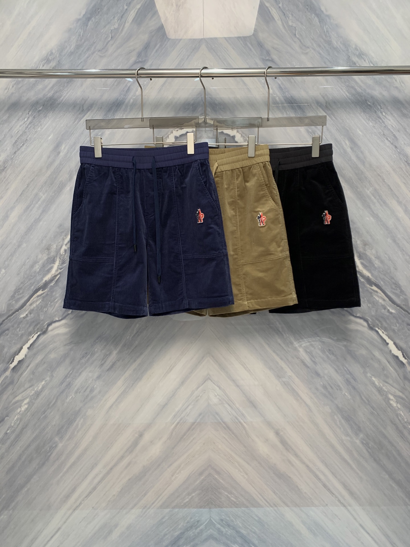 NO:500461,The latest five-point fashion shorts from the corduroy material of Mjia in spring and summer are launched by the new 25-year-old company, which perfectly combines retro style and modern fashion sense. This shorts are made of high-quality corduroy fabric, and the unique vertical stripes on the surface give it a retro charm, while bringing a soft and warm wearing experience. From the design point of view, the shorts are loose and moderate in style, neither too tight nor too big, and can adapt to various figures and provide sufficient movement space for the legs. The five-point length design just shows the leg lines, suitable for wearing in spring, summer and autumn.  In terms of details, M Home Corduroy Shorts focus on the combination of practicality and fashion. The waist is designed with wide edges, comfortable and unshrouded, and matched with retro bronze buttons and exquisite braided belts to enhance the overall texture. The large pocket design on both sides not only facilitates carrying items, but also adds the three-dimensional and layered feeling of shorts. The delicate edge treatment at the legs makes the shorts more durable and not easy to deform. Color: Navy Blue Khaki Black Size: M-3XL M: Waist circumference 76 Pants length 47 Pants length 102 L: Waist circumference 80 Pants length 48 Pants length 106 XL: Waist circumference 84 Pants length 49 Pants length 110 XXL: Waist circumference 88 Pants length 50 Pants length 114 XXXL: Waist circumference 92 Pants length 51 Pants length 118,,shorts,alexander  wang1986090925春夏新品M家最新推出的灯芯绒材质五分时装短裤,完美融合了复古风格与现代时尚感.这款短裤采用高品质灯芯绒面料,表面独特的竖条纹理赋予了其复古的韵味,同时带来了柔软且温暖的穿着体验.从设计上看,短裤的版型宽松适中,既不会过于紧身也不会显得肥大,能够适应各种身材,为腿部提供充足的活动空间.五分长度设计,恰到好处地展示出腿部线条,适合春夏秋三季穿着. 细节方面,M家灯芯绒五分短裤注重实用性与时尚感的结合.裤腰采用宽边设计,舒适不勒腰,搭配复古铜质扣子和精致的编织腰带,提升整体质感.两侧大口袋设计,不仅方便携带随身物品,更增添了短裤的立体感和层次感.裤脚处的细腻包边处理,使短裤更加耐穿,不易变形. 颜色:藏青色 卡其色 黑色 尺寸:M-3XL M: 腰围76 裤长47 臀围102  L: 腰围80 裤长48 臀围106  XL: 腰围84 裤长49 臀围110  XXL: 腰围88 裤长50 臀围114  XXXL: 腰围92 裤长51 臀围118,,shorts,alexander wang,Men's clothing