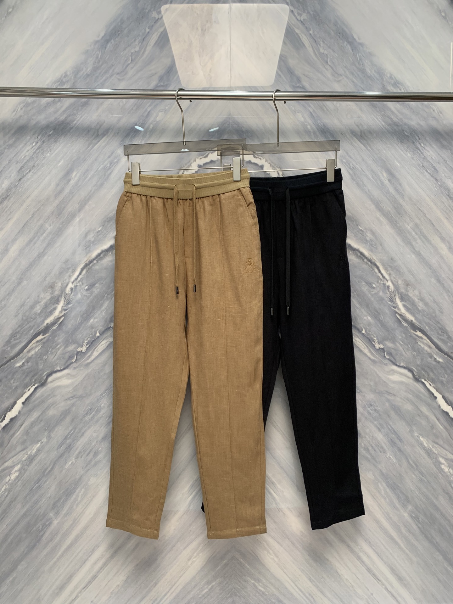 NO:500454,The original spring and summer new product orders, Bailingdawan needle embroidered LP linen casual trousers, the beauty of details. In the busy urban life, you have a pair of comfortable and fashionable trousers that can add a lot of elegance to your daily outfits. Bailingdawan needle embroidered LP linen casual trousers are such a masterpiece that combines high-quality materials, fine craftsmanship and classic design. The mixed trousers linen material is both breathable and soft touch of viscose fiber, suitable for wearing in various seasons, especially in hot summer. Its straight-fitting design is excellent inclusive for various leg shapes, which can modify the leg shape and give people a straight and stylish feeling.  The waist of the trousers is designed with elastic straps and drawstrings, which is not only comfortable and easy to adjust, but also easy to adjust. It is suitable for consumers of different body shapes. The deep pockets on both sides of the trousers are both practical and three-dimensional. The most eye-catching detail is that its ten thousand needle embroidered logo shows exquisite craftsmanship and adds a sense of luxury to the simple trousers. Color: Navy Size: M-3XL M: Waist circumference 68-74 Trousers 97 Hip circumference 102 L: Waist circumference 74-80 Trousers 98 Hip circumference 106 XL: Waist circumference 80-86 Trousers 99 Hip circumference 110 XXL: Waist circumference 86-92 Trousers 100 Hip circumference 114 XXXL: Waist circumference 92-98 Trousers 101 Hip circumference 118,,loro piana,alexander wang19860909春夏新品原厂订单百灵达万针刺绣LP亚麻休闲长裤,细节之美在繁忙的都市生活中,拥有一款舒适与时尚兼备的长裤,能为日常穿搭增添不少雅致.百灵达万针刺绣LP亚麻休闲长裤正是这样一款集优质材质、精细工艺和经典设计于一身的佳作.这款长裤亚麻的混合材质,既有亚麻的透气性,又有粘胶纤维的柔软触感,适合各种季节穿着,尤其是炎热的夏季.其直筒版型设计,对各种腿型有着极佳的包容性,能够修饰腿型,给人一种笔挺有型的感觉. 长裤的腰部设计为松紧带加抽绳,不仅舒适不勒,还便于调节,适合不同体型的消费者.裤腿两侧的深口袋,既实用又能增添立体感.而最令人瞩目的细节在于其万针刺绣的Logo,展示出精湛的工艺水平,为简洁的裤型增添了一份豪华感. 颜色:藏青色 尺寸:M-3XL M: 腰围68-74 裤长97 臀围102  L: 腰围74-80 裤长98 臀围106  XL: 腰围80-86 裤长99 臀围110  XXL: 腰围86-92 裤长100 臀围114  XXXL: 腰围92-98 裤长101 臀围118,,loro piana,alexander wang,Men's clothing