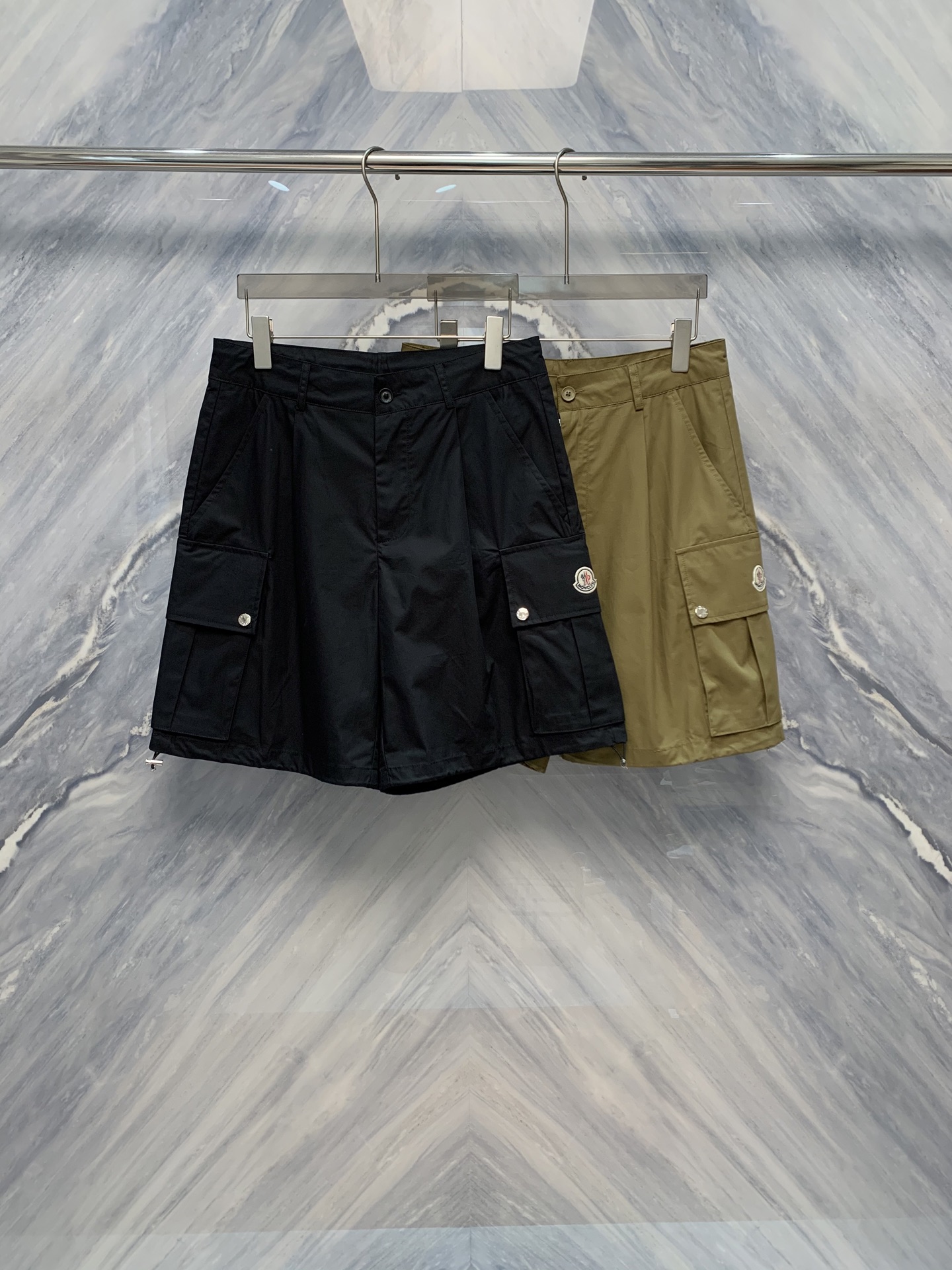 NO:500458,25 spring and summer new product M home original single-quality large pocket tooling five-point shorts, combining classic design with modern practicality. From the details, the shorts use high-quality pure cotton fabric, which is soft and breathable, suitable for all kinds of outdoor activities. The pants are loose and straight-leg design, giving the legs plenty of room for movement and modifying the leg shape. The most eye-catching feature of the shorts is its multi-pocket design, which not only has traditional side pockets and back pockets, but also adds three-dimensional large pockets to the legs, which are convenient for carrying various personal belongings, which are both practical and adds a tough feel of work style. Color: black dark green Size: M-3XL M: waist 76 Trousers length 59 hip 104 L: waist 80 Trousers length 60 hip 108 XL: waist 84 Trousers length 61 hip 112 XXL: waist 88 Trousers length 62 hip 116  XXXL: Waist circumference 92, trousers length 63, hip circumference 120,,shorts,alexander wang1986090925春夏新品M家原单品质大口袋工装五分短裤,融合了经典设计与现代实用性,从细节上看,短裤采用了优质的纯棉面料,柔软透气,适合各种户外活动.裤型为宽松直筒设计,给予腿部充足的活动空间,同时修饰腿型. 短裤最引人注目的特点在于其多口袋设计,不仅有传统的侧袋和后袋,还在腿部增加了立体大口袋,方便携带各种随身物品,既实用又增添了工装风格的硬朗感. 颜色:黑色 墨绿色 尺寸:M-3XL M: 腰围76 裤长59 臀围104  L: 腰围80 裤长60 臀围108  XL: 腰围84 裤长61 臀围112  XXL: 腰围88 裤长62 臀围116  XXXL: 腰围92 裤长63 臀围120,,shorts,alexander wang,Men's clothing