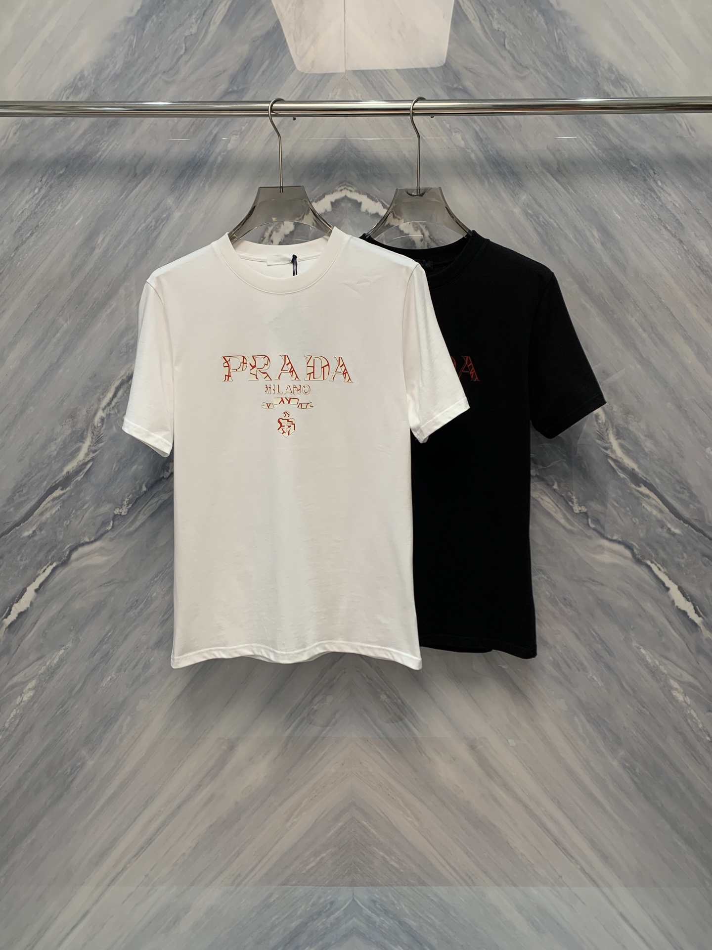 NO:419426,The new 25 spring and summer new product Rada burst-printed round neck classic letter round neck T-shirt is an indispensable fashion item in summer wardrobe. This T-shirt is unique in detail design. From the selection of fabrics to the pattern design, it reflects the pursuit of quality and fashion. The T-shirt uses soft and skin-friendly cotton fabric, which is breathable and suitable for wearing of all skin types. The classic round neck design is not only comfortable and generous, but also can modify the neck lines. The loose style design cleverly covers the flesh and makes it look slim, suitable for people of all shapes.  The body of the tress is designed to break the monotony of the traditional T-shirt and adds a bit of fashion and personality. The front is simple and pure color, and the back is paired with personalized letter prints, revealing the design in a low-key manner. The short-sleeved design just covers the flesh of the arms, and the rotator sleeve design modifies the shoulder lines and weakens the feeling of heavy shoulders. The versatility of this T-shirt is also one of its highlights. It can easily control various occasions. Color: Black White S-2XL S: Bust 102 Length 69 Length 45 Length 23 M: Bust 106 Length 70 Length 46 Length 24 Length 110 Length 71 Length 47 Length 25 XL: Bust 114 Length 72 Length 48 Length 26 XXL:  Bust 118 Clothes length 73 Shoulders width 49 Sleeve length 27, T-shirt,tees,t-shirt,alexander wang1986090925春夏新品罕见工艺拉达爆裂纹路印花圆领经典字母圆领T恤,是夏季衣橱中不可或缺的时尚单品.这款T恤在细节设计上独具匠心,从面料选择到图案设计,都体现了对品质与时尚的追求该T恤采用柔软亲肤的棉质面料,透气性好,适合各种肤质穿着.经典的圆领设计,不仅舒适大方,还能修饰颈部线条.宽松的版型设计,巧妙地遮肉显瘦,适合各种身材的人群. 衣身采用爆裂纹路印花设计,打破了传统T恤的单调感,增添了几分时尚与个性.前身简约纯色系,后背则搭配个性字母印花,低调中透露出设计感.短袖设计恰到好处地遮住了手臂的肉肉,同时落肩袖的设计修饰了肩部线条,削弱了肩部厚重的感觉.这款T恤的百搭性也是其亮点之一.都能轻松驾驭各种场合. 颜色:黑色 白色 尺寸:S-2XL S: 胸围102 衣长69 肩宽45 袖长23  M: 胸围106 衣长70 肩宽46 袖长24  L: 胸围110 衣长71 肩宽47 袖长25  XL: 胸围114 衣长72 肩宽48 袖长26  XXL: 胸围118 衣长73 肩宽49 袖长27,,T-shirt,tees，t-shirt,alexander wang,Men's clothing