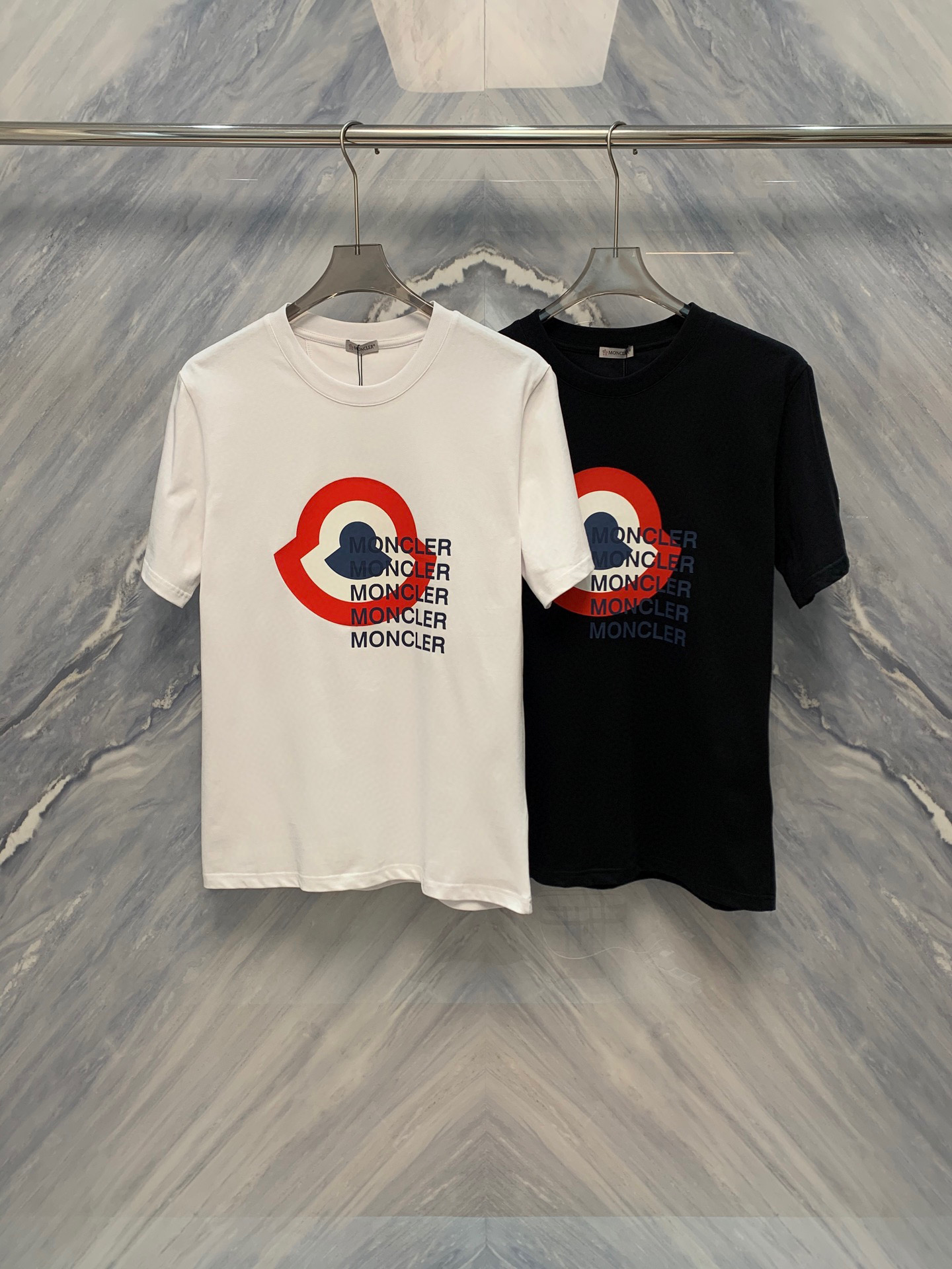 NO:419486,The new M home cotton printed logo round neck T-shirt in spring and summer 25 is a must-have item in summer wardrobe, combining comfort and fashion sense. This T-shirt is made of pure cotton, ensuring a soft and breathable wearing experience, gentle and non-irritating to the skin. The classic round neck design is not only simple and elegant, but also suitable for various occasions, whether for daily leisure or outing parties. The brand logo print on the chest uses environmentally friendly dyes, and it is bright in color and can still maintain the original color and clarity after multiple washings, which is not easy to fade, highlighting the brand identity while adding a sense of fashion.  Use seamless tailoring technology to effectively reduce friction in clothes and improve the comfort of wearing. The T-shirt is loose and moderate in style, which can not only show a casual casual style, but also ensure freedom of movement. Whether it is matched with jeans or shorts, it can easily control it, showing a unique personal charm. This T-shirt is not just a piece of clothing, it represents a simple but fashionable attitude towards life, and is an indispensable basic item in everyone's wardrobe. Color: Black White Size: S-2XL S: Bust 102 Long 70 Long Shoulder width 44 Sleeve length 23 M: Bust 106 Long 71 Long Shoulder width 45 Sleeve length 24 L: Bust 110 Long 72 Long Shoulder width 46 Sleeve length 25 XL: Bust 114 Long 73 Long Shoulder width 47 Sleeve length 26 XXL: Bust 118 Long 74  Shoulder width 48 sleeve length 27, shorts, jeans, tees, t-shirt, alexander wang1986090925春夏新品M家棉质印花logo圆领T恤是夏季衣橱中的必备单品,融合了舒适性与时尚感.这款T恤采用纯棉材质,确保了柔软透气的穿着体验,对皮肤温和无刺激.经典的圆领设计不仅简洁大方,而且适合各种场合,无论是日常休闲还是外出聚会都十分合适.胸前的品牌logo印花使用了环保染料,色彩鲜艳且经过多次洗涤后依然能保持原有的色泽和清晰度,不易褪色,彰显品牌身份的同时增添时尚感. 采用无缝剪裁技术,有效减少衣物摩擦,提升穿着的舒适度.T恤的版型宽松适中,既能展现出随性的休闲风格,又能保证活动的自由度.无论是搭配牛仔裤、短裤都能轻松驾驭,展现出独特的个人魅力.这款T恤不仅仅是一件衣物,它代表了一种简约而不失时尚的生活态度,是每个人衣橱中不可或缺的基础单品. 颜色:黑色 白色 尺寸:S-2XL S: 胸围102 衣长70 肩宽44 袖长23  M: 胸围106 衣长71 肩宽45 袖长24  L: 胸围110 衣长72 肩宽46 袖长25  XL: 胸围114 衣长73 肩宽47 袖长26  XXL: 胸围118 衣长74 肩宽48 袖长27,,shorts,jeans,tees，t-shirt,alexander wang,Men's clothing