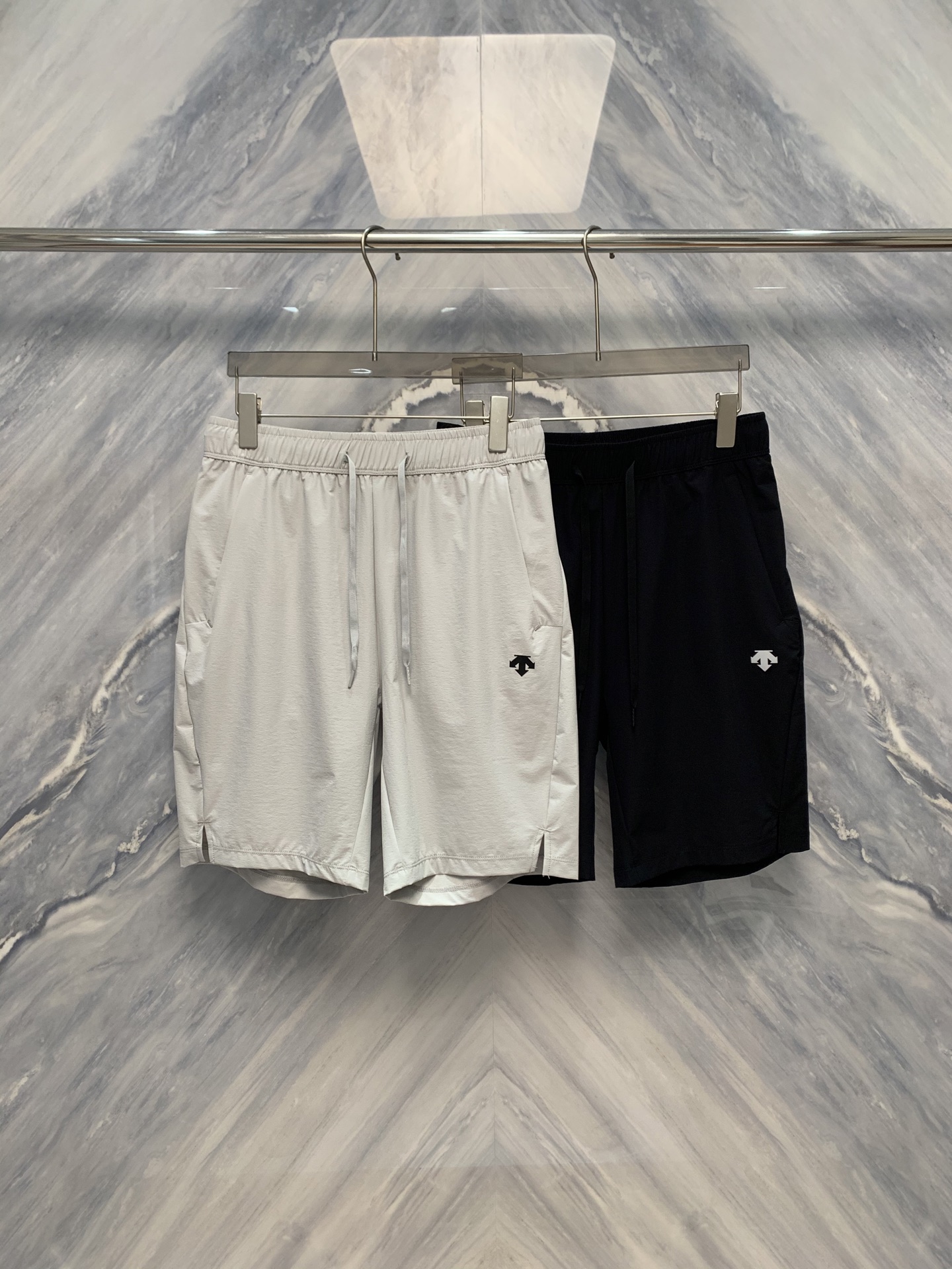 NO:500480,The new spring and summer counters are on sale at the same time. D's high-tech quick-drying five-minute sports outdoor shorts are ideal for summer outdoor activities. It uses advanced quick-drying technology to quickly evaporate sweat and keep the body dry. Whether it is hiking, running or other outdoor sports in hot summer, this shorts can provide extremely high comfort. The material of the shorts is light and soft, making it more comfortable to exercise. In order to increase the convenience of wearing, the shorts are equipped with zippered pockets on both sides, which can safely store small items such as mobile phones and keys. The waist of the trousers is designed with wide-edge elasticity, which not only fits the body, but also does not cause discomfort during exercise.  In terms of details, the seams of the shorts are made of flat seams to reduce friction and avoid discomfort during exercise. The slit design at the legs increases freedom of movement and also makes it look more fashionable. The design of this shorts not only focuses on functionality, but also takes into account the sense of fashion. Its simple lines and classic colors make it easy to control in all occasions. Whether it is outdoor sports or daily leisure, this D-home high-tech quick-drying five-point sports outdoor shorts are your best choice. Color: gray, black Size: M-3XL M: Waist 72 Trousers Length 51 Hip 106 L: Waist 78 Trousers Length 52 Hip 110 XL: Waist 84 Trousers Length 53 Hip 114 XXL: Waist 90 Trousers Length 54 Hip 118 XXXL: Waist 96 Trousers Length 55  hip circumference 122, dior, shorts, alexander wang19860909春夏新品柜台同步在售D家高科技速干五分运动户外短裤是夏季户外活动的理想选择.它采用先进的速干技术,能够快速蒸发汗水,保持身体干爽.无论是在炎热的夏天进行徒步、跑步还是其他户外运动,这种短裤都能提供极高的舒适度. 短裤的材质轻盈,柔软触感,让运动更加自如.为了增加穿着的便利性,短裤两侧配备有拉链口袋,可以安全地存放手机、钥匙等小物件.裤腰采用宽边弹性设计,不仅贴合身形,还不会在运动中造成不适. 在细节处理上,短裤的接缝处均采用平缝技术,减少摩擦,避免运动中可能产生的不适.裤脚处的开叉设计,增加了活动自由度,同时也显得更加时尚.这款短裤的设计不仅注重功能性,还兼顾了时尚感.其简约的线条和经典的颜色搭配,使得它在各种场合都能轻松驾驭.无论是户外运动还是日常休闲,这款D家高科技速干五分运动户外短裤都是你的不二之选. 颜色:灰色 黑色 尺寸:M-3XL M: 腰围72 裤长51 臀围106  L: 腰围78 裤长52 臀围110  XL: 腰围84 裤长53 臀围114  XXL: 腰围90 裤长54 臀围118  XXXL: 腰围96 裤长55 臀围122,,dior,shorts,alexander wang,Men's clothing