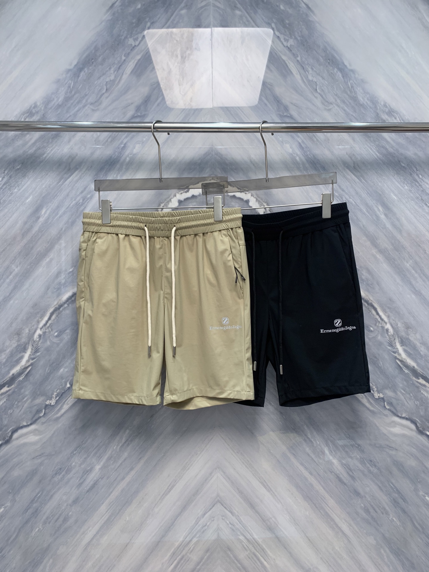 NO:500481,The perfect fusion of new technology and fashion in spring and summer 25, EZ 3D reflective printing cupricum silk fabric five-point sports shorts, it is based on high-quality cupricum silk fabric. This fabric is soft and breathable, with the touch as delicate as silk, and it also has the environmental protection characteristics of natural fibers and the durability of synthetic fibers. The unique 3D reflective printing process outlines three-dimensional motion lines on the trousers. When light is shining, the printing instantly shines brightly, adding safety and futuristic sense to night sports.  The trouser design is ingenious, with a five-point length accurately fitting the leg curve, which not only shows vitality but also elegance. The high elastic waist and hidden drawstring can freely adjust the elasticity according to the body shape, taking into account comfort and practicality. The trouser legs adopt a micro-closing design to effectively prevent wind inflow during exercise, while improving the neatness of the overall shape. Details include careful side seams invisible pockets that can easily store small objects, and reflective logos embellish the edges of the pockets, which complement the design. Color: Khaki Black Size: M-3XL M: Waist circumference 72 Trouser 51 Hip circumference 106 L: Waist circumference 78 Trouser 52 Hip circumference 110 XL: Waist circumference 84 Trouser 53 Hip circumference 114 XXL: Waist circumference 90 Trouser 54 Hip circumference 118 XXXL: Waist circumference 96 Trouser 55  hip circumference 122, shorts, alexander wang1986090925春夏新品科技与时尚的完美融合,EZ 3D反光印花铜氨丝面料五分运动短裤,它以优质的铜氨丝面料为基底,这种面料柔软透气,触感如丝绸般细腻,同时兼具天然纤维的环保特性与合成纤维的耐用性.独特的3D反光印花工艺,在裤身勾勒出立体感十足的运动线条,当光线照射时,印花瞬间焕发出璀璨光芒,为夜间运动增添安全保障与未来感. 裤型设计匠心独运,五分长度精准贴合腿部曲线,既展现活力又不失优雅.高弹腰头搭配隐藏式抽绳,可根据身形自由调节松紧,兼顾舒适与实用性.裤脚采用微收口设计,有效防止运动时的风灌入,同时提升整体造型的利落感.细节之处更见用心侧缝隐形口袋可轻松收纳小物件,反光标识点缀于口袋边缘,实用性与设计感相得益彰. 颜色:卡其色 黑色 尺寸:M-3XL M: 腰围72 裤长51 臀围106  L: 腰围78 裤长52 臀围110  XL: 腰围84 裤长53 臀围114  XXL: 腰围90 裤长54 臀围118  XXXL: 腰围96 裤长55 臀围122,,shorts,alexander wang,Men's clothing