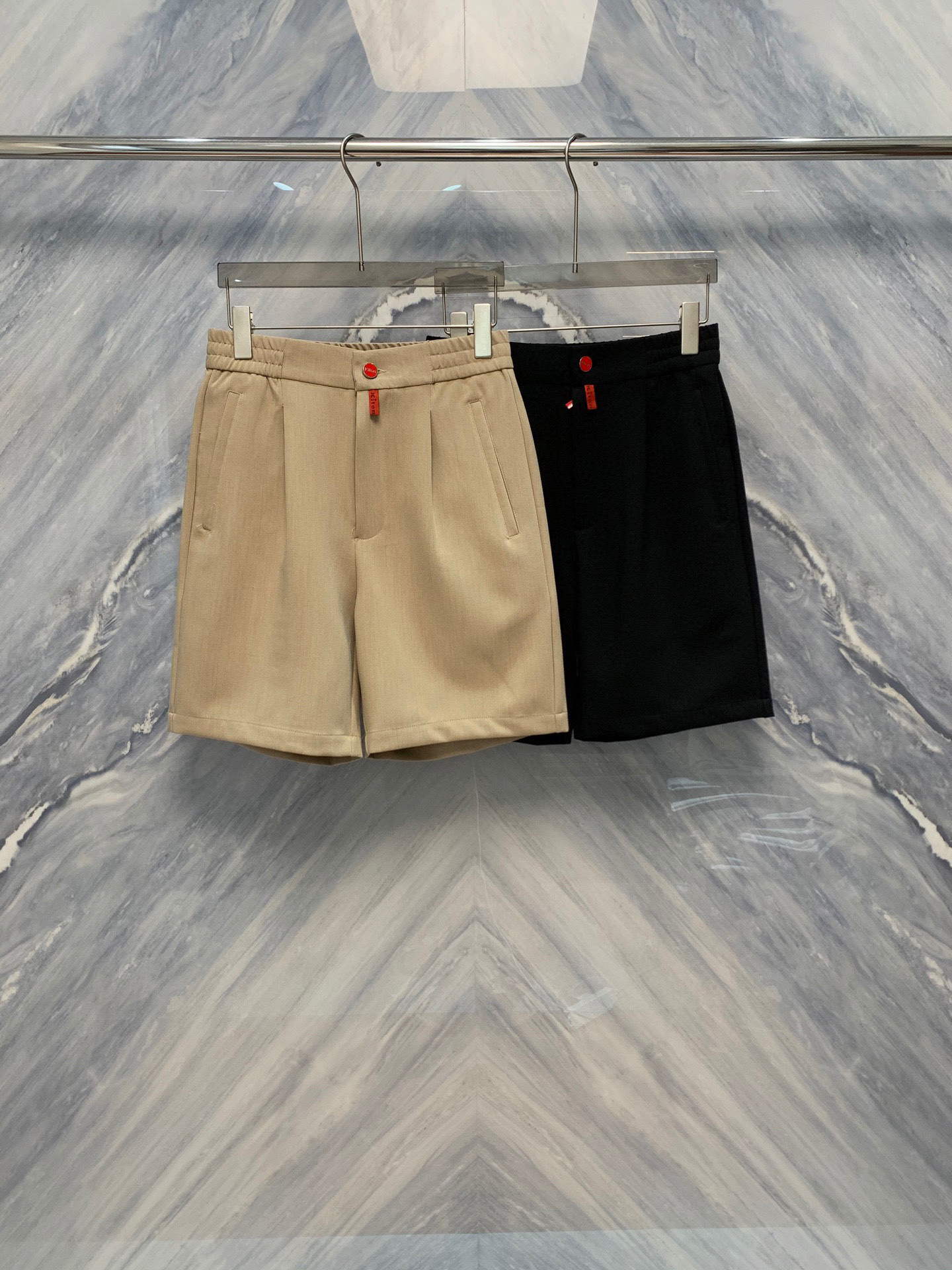 NO:500470,25 Spring and Summer New Product Original Order Kit Metal Red Label Logo Five-point Casual Shorts Fashion and Comfortable Choice in Summer, How to Relieve Worries?  Only Kit metal red logo five-point casual shorts can satisfy your dual pursuit of comfort and fashion. The shorts are made of pure cotton, soft and breathable, and have excellent skin-friendliness, as if they are second layer of skin. Whether it is sports or casual, they can bring the ultimate wearing experience. The five-point trouser long design just shows the lines of the legs, not too exposed, but also keeps cool and comfortable. The loose trouser legs get rid of the sense of restraint and make you more comfortable to move. The embellishment of the metal red logo is like the finishing touch, adding a sense of fashion and luxury to the shorts. Whether it is daily going out or vacation trip, you can become the focus of the crowd. The exquisite workmanship and detailing process reflect the brand's persistent pursuit of quality. Each needle and thread are carefully crafted to ensure the durability and comfort of the shorts. Color: Khaki Black Size: M-3XL  M: Waist circumference 68-74 Pants length 108 hip circumference 48 L: Waist circumference 74-80 Pants length 109 hip circumference 52 XL: Waist circumference 80-86 Pants length 110 hip circumference 56 XXL: Waist circumference 86-92 Pants length 111 hip circumference 60 3XL: Waist circumference 92-98 Pants length 112 hip circumference 64,,shorts,alexander wang1986090925春夏新品原厂订单Kit金属红标logo五分休闲短裤夏日的时尚与舒适之选炎炎夏日,何以解忧？唯有Kit金属红标logo五分休闲短裤才能满足你对舒适与时尚的双重追求.短裤采用纯棉材质,柔软透气,亲肤性极佳,仿佛第二层肌肤.无论是运动还是休闲,都能带来极致的穿着体验.五分裤长设计,恰到好处地展现腿部线条,既不会过于暴露,又能保持清凉舒适.宽松的裤腿,摆脱束缚感,让行动更加自如 金属红标logo的点缀,犹如画龙点睛之笔,为短裤增添了一份时尚与奢华感.无论是日常出街还是度假旅行,都能让你成为人群中的焦点.精致的做工和细节处理,更是体现了品牌对品质的执着追求.每一针每一线都经过精心雕琢,确保短裤的耐用性和舒适度. 颜色:卡其色 黑色 尺寸:M-3XL M:腰围68-74 裤长108 臀围48  L:腰围74-80 裤长109 臀围52  XL:腰围80-86 裤长110 臀围56  XXL:腰围86-92 裤长111 臀围60  3XL:腰围92-98 裤长112 臀围64,,shorts,alexander wang,Men's clothing