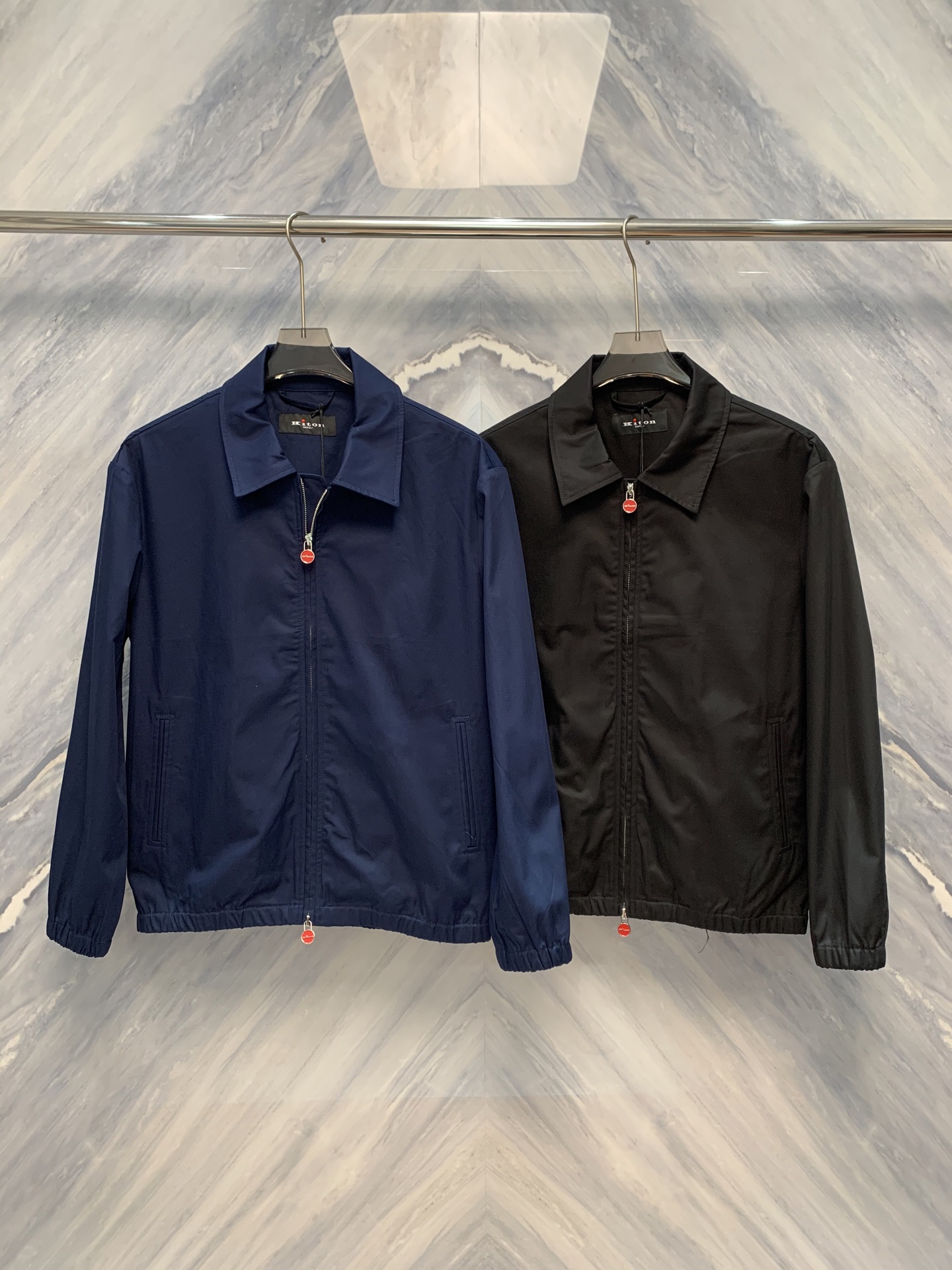 NO:526596,The limited overseas version of KIT*ON lapel cotton business fashion jacket is a perfect combination of exquisite craftsmanship and comfortable fabrics, representing the pinnacle of Italian fashion. The jacket uses high-quality long-length cotton, which is soft and breathable. Its classic lapel design is simple and smooth, reflecting KITON's ultimate pursuit of details. The tailoring of the jacket is impeccable, blending traditional and modern elements, showing elegance and taste. The unique zipper design not only retains the solemnity of business formal wear, but also adds a sense of fashion. The button design of the cuffs is exquisite and exquisite, not only convenient for adjustment, but also adds a three-dimensional sense to the overall shape.  In terms of color, this jacket is a low-key and luxurious deep-sea blue, which is suitable for the formality of business occasions and can also show the wearer's personality through details. The interior is made of silk lining, which is soft and smooth, greatly improving the comfort of wearing. Each jacket has been carefully crafted by many top sewing masters to ensure that every detail is perfect. Whether it is daily commuting or important business occasions, this jacket can make you the focus of attention. Wear it and experience the extraordinary charm of Italian handmade art and the unique style of the KIT*ON brand Color: Navy Blue Black Size: S-2XL S: Bust 112 Length 66 Length 48 Length 59 M: Bust 116 Length 67 Length 49 Length 60 L: Bust 120 Length 68 Length 50 Length 61 XL:  Bust 124 Clothes length 69 Shoulder width 51 Sleeve length 62 XXL: Bust 128 Clothes length 70 Sleeve width 52 Sleeve length 63,,jackets & coats,real silk,alexander wang19860909KIT*ON海外限定版本的翻领棉质商务时装外套,是精致工艺与舒适面料的完美结合,代表了意大利时尚的巅峰水准.外套采用优质长绒棉,柔软透气,其经典的翻领设计,简洁流畅,体现出KITON对于细节的极致追求.外套的剪裁无可挑剔,融合了传统与现代的元素,展现出优雅和品味.独特的拉链设计,既保留了商务正装的庄重感,又增添了一份时尚感.袖口的纽扣设计精致考究,不仅方便调节,还为整体造型增添了一份立体感. 在色彩方面,这款外套选择了低调奢华的深海蓝,既适合商务场合的正式感,又能通过细节展现穿着者的个性.内部采用真丝内衬,柔软顺滑,极大地提升了穿着舒适度.每件外套都经过多位顶级缝纫大师的精心制作,确保每一处细节都完美无缺.无论是日常通勤还是重要商务场合,这款外套都能让您成为众人瞩目的焦点.穿上它体验意大利手工艺术的非凡魅力和KIT*ON品牌的独特风采 颜色:藏青色 黑色 尺寸:S-2XL S: 胸围112 衣长66 肩宽48 袖长59  M: 胸围116 衣长67 肩宽49 袖长60  L: 胸围120 衣长68 肩宽50 袖长61  XL: 胸围124 衣长69 肩宽51 袖长62  XXL: 胸围128 衣长70 肩宽52 袖长63,,jackets & coats,real silk,alexander wang,Men's clothing