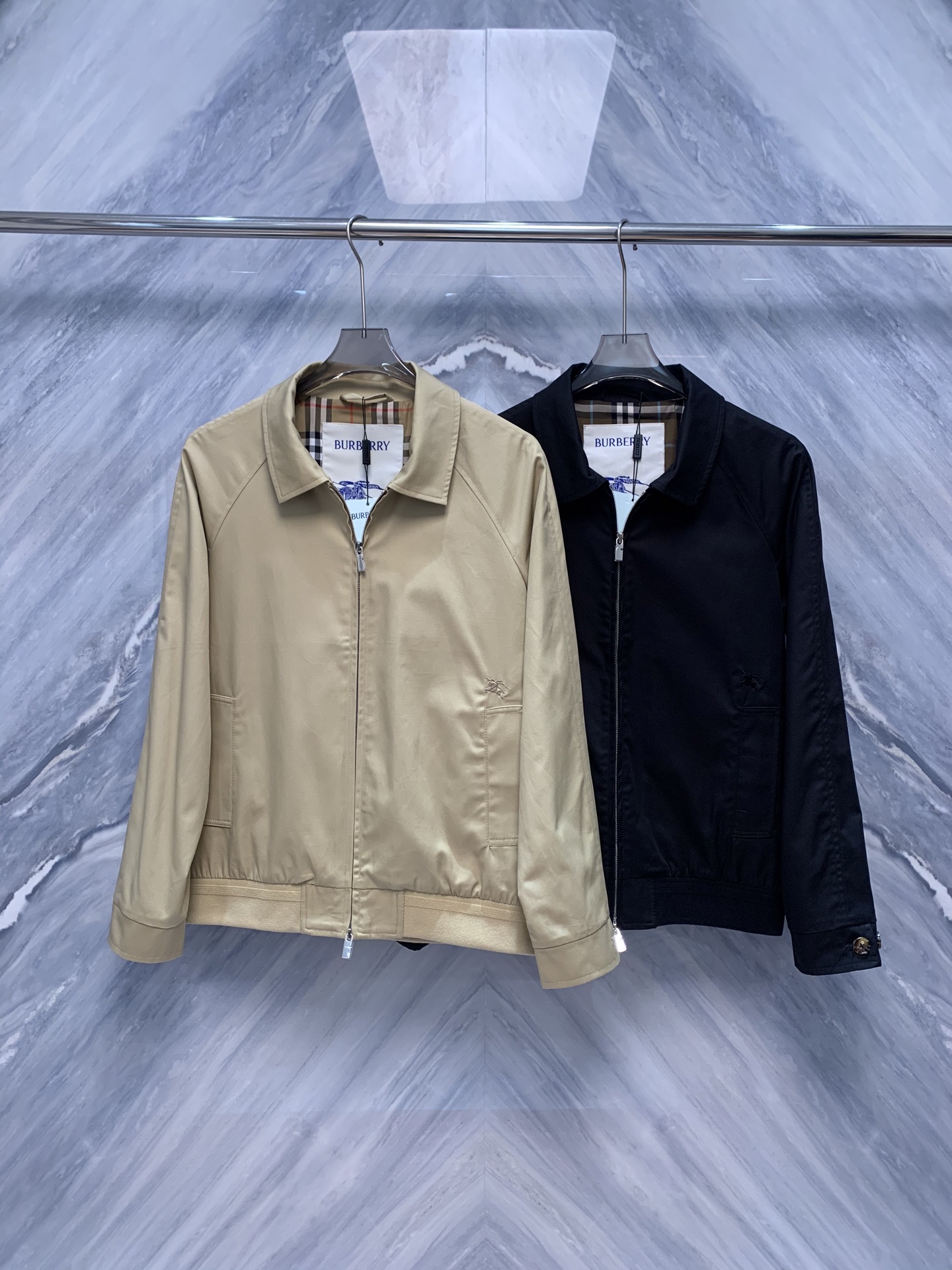 NO:526599,BBR25 early autumn men's lapel war horse embroidered logo jacket, a blend of classic and luxury. As early autumn 2025 approaches, BBR once again adds a touch of luxury to gentlemen's wardrobe with its unparalleled craftsmanship and excellent design. This men's lapel war horse embroidered logo jacket not only continues the brand's classic British style, but also shows extraordinary innovation and ingenuity in the details. The jacket is made of top-grade fabrics, with a soft and crisp touch, and is suitable for wearing on all occasions.  The unique war horse embroidery logo is embedded in the bag with exquisite craftsmanship, which not only highlights the brand identity, but also adds nobility and elegance to the overall look. Whether it is matched with formal suits or casual pants, it can be easily controlled, showing the unique mature charm and confidence style of men. Wear it, let every detail become the focus of others' attention and show the gentleman's elegant attitude. The details show the high-end texture, which is a must-have choice for autumn wardrobe. Let this jacket accompany you through the cool autumn and show your confidence style. Color: Beige Black Size: S-2XL S: Bust 110 Length 66 Length 74 M: Bust 114 Length 67 Length 75 L: Bust 118 Length 68 Length 76 XL: Bust 122 Length 69 Length 77 XXL:  Bust 126 Clothes 70 Sleeves 78, Jackets & coats,business suit,alexander wang19860909BBR25早秋男士翻领战马刺绣Logo外套,经典与奢华的交融,随着2025年早秋的悄然临近,BBR再度以其无与伦比的工艺与卓越设计,为绅士们的衣橱添上一抹奢华新彩.这款男士翻领战马刺绣Logo外套,不仅延续了品牌的经典英伦风,更在细节之处展现出非凡的创新与匠心.外套采用顶级面料打造,触感柔软且极具挺括感,适合各种场合穿着. 独特的战马刺绣Logo,以精湛的工艺镶嵌于袋口,既彰显品牌身份,又为整体造型增添一份高贵与优雅.无论是搭配正式西装还是休闲裤装,都能轻松驾驭,展现男士独有的成熟魅力与自信风范.穿上它,让每一个细节都成为他人瞩目的焦点,尽显绅士优雅态度.细节之处尽显高级质感,是秋季衣橱的必备之选.让这款外套伴你度过凉爽秋日,展现自信风采. 颜色:米色 黑色 尺寸:S-2XL S: 胸围110 衣长66 袖长74 M: 胸围114 衣长67 袖长75 L: 胸围118 衣长68 袖长76 XL: 胸围122 衣长69 袖长77 XXL: 胸围126 衣长70 袖长78,,jackets & coats,business suit,alexander wang,Men's clothing