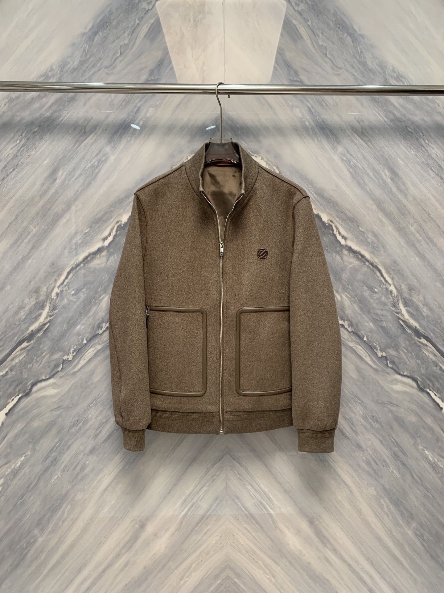 NO:518758,EZ business casual men's wool coat combines classic and modern elements in design, showing the wearer's elegant taste and unique style. The coat is made of high-quality wool material, soft in touch and strong warmth, suitable for wearing in autumn and winter. The leather pocket design adds a tough and fashionable feeling. The texture of the leather forms a sharp contrast with the softness of wool, which is both practical and decorative. The embroidery logo on the chest is exquisite and delicate, showing the brand's exquisite craftsmanship and high-end positioning. The style is tailored and suitable for wearing in various occasions, and can be easily dealt with in business meetings or casual parties. In terms of details, EZ brand focuses on every link, from the choice of zipper to the stitching process, striving to be perfect, ensuring durability and comfort to show dignity and taste. Fit tailoring is suitable for all occasions and is a must-have fashion item in autumn and winter.' Color: Coffee  Size: M-3XL M: Bust Length 68 Shoulder width 44 Sleeve length 62 L: Bust 114 Sleeve length 69 Shoulder width 45 Sleeve length 63 XL: Bust Length 70 Shoulder width 46 Sleeve length 64 2XL: Bust 122 Sleeve length 71 Shoulder width 47 Sleeve length 65 3XL: Bust 126 Sleeve length 72 Shoulder width 48 Sleeve length 66,,alexander wang19860909EZ商务休闲男士羊毛大衣,在设计上融合了经典与现代元素,展现了穿着者的高雅品味与独特风格.大衣采用优质羊毛材质,手感柔软,保暖性强,适合秋冬季节穿着.拼皮口袋设计增添了一份硬朗与时尚感,皮质的质感与羊毛的柔软形成鲜明对比,既实用又具有装饰性.胸前刺绣logo精致细腻,展现了品牌的精湛工艺和高端定位. 版型剪裁合身,适合各种场合穿着,无论是商务会议还是休闲聚会,都能轻松应对.细节处理上,EZ品牌注重每一个环节,从拉链的选择到缝线的工艺,都力求完美,确保耐用性和舒适度彰显尊贵与品味.合身剪裁,适合各种场合,是秋冬季节必备的时尚单品.” 颜色:咖色 尺寸:M-3XL M: 胸围 衣长68 肩宽44 袖长62 L: 胸围114 衣长69 肩宽45 袖长63 XL: 胸围 衣长70 肩宽46 袖长64 2XL: 胸围122 衣长71 肩宽47 袖长65 3XL: 胸围126 衣长72 肩宽48 袖长66,,alexander wang,Men's clothing