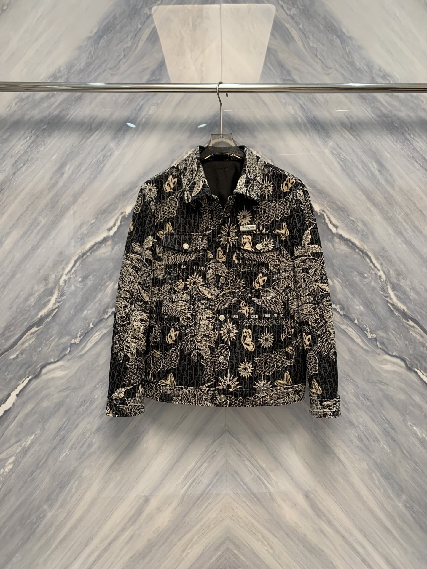 NO:520844,When the first ray of autumn wind blows, CD men's new early autumn lapels and cotton-padded logos and presbyterian coats become the protagonist in the wardrobe. The classic lapel design is simple and atmospheric, outlining the capable men's outline. The inner part of the cotton is just right to take into account both warmth and lightness, and can easily deal with it whether it is the coolness of early autumn or the chill of late autumn. The logos and presbyterian coats on the coat are a modern interpretation of the brand's classic elements, which not only highlights identity but also does not show off.  The exquisite stitching and exquisite buttons all reflect CD's persistent pursuit of details. Every time you wear it, it is an experience of quality. Whether it is paired with formal shirts and trousers or casual jeans and T-shirts, this jacket can be easily controlled, adding a sense of luxury to your look. In this autumn, make CD men's new early autumn lapel clip cotton full logo presbyterian jackets become your rare fashion choice. Color: Black Size: M-3XL M: Bust 106 Length 67 Length 44 Length 61 Length 110 Length 68 Length 45 Length 62 XL: Bust 114 Length 69 Length 46 Length 63 2XL: Bust 118 Length 70 Length 47 Length 64 3XL: Bust 122  Clothes length 71 shoulder width 48 sleeve length 65, jeans, jackets & coats,shirts,tees,t-shirt,alexander wang19860909当第一缕秋风吹过,CD男士早秋新品翻领夹棉满logo老花外套便成为衣橱中的主角.经典的翻领设计,简洁大气,勾勒出干练的男士轮廓.夹棉的内里,恰到好处地兼顾了保暖与轻便,无论是初秋的微凉还是深秋的寒意,都能轻松应对.外套上满铺的logo老花图案,是对品牌经典元素的现代诠释,既彰显了身份,又不显张扬. 精致的缝线、考究的纽扣,无不体现出CD对于细节的执着追求.每一次穿着,都是一次对品质的体验.无论是搭配正式的衬衫西裤,还是休闲的牛仔裤T恤,这款外套都能轻松驾驭,为您的造型增添一份高级感.在这个秋天,让CD男士早秋新品翻领夹棉满logo老花外套,成为您不可多得的时尚之选. 颜色:黑色 尺寸:M-3XL M: 胸围106 衣长67 肩宽44 袖长61 L: 胸围110 衣长68 肩宽45 袖长62 XL: 胸围114 衣长69 肩宽46 袖长63 2XL: 胸围118 衣长70 肩宽47 袖长64 3XL: 胸围122 衣长71 肩宽48 袖长65,,jeans,jackets & coats,shirts,tees，t-shirt,alexander wang,Men's clothing