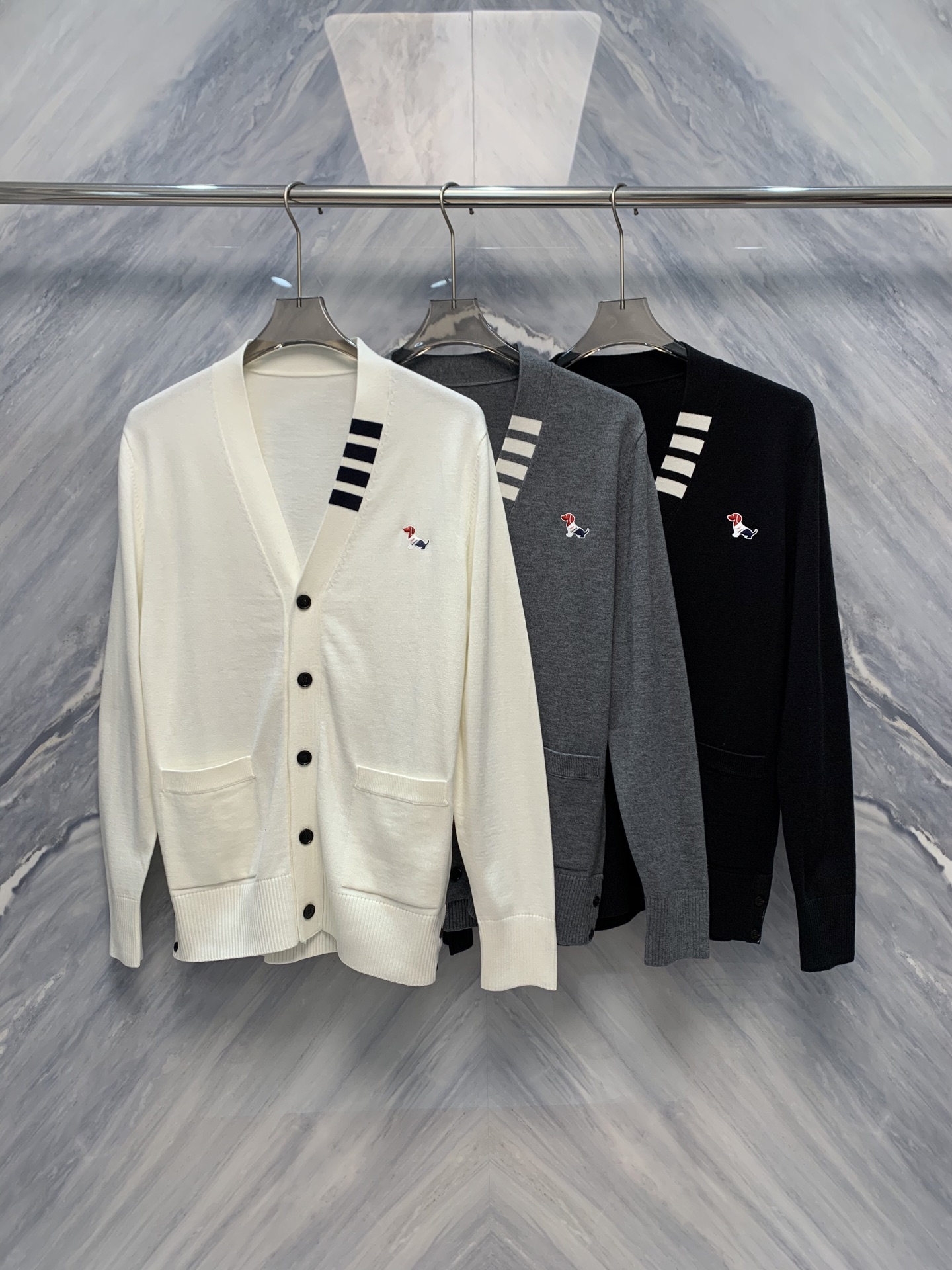 NO:520867,Early Autumn TB brings a stunning wool-blend cardigan for couples. This cardigan combines high-end materials with exquisite craftsmanship, showing a sense of high quality in details. From the fabric, the cardigan uses a blend of high-quality wool and other high-end fibers. This material is not only soft and comfortable, but also has good warmth and breathability, suitable for temperature changes in early autumn. The natural curl of wool gives the cardigan a fluffy texture, while the blended fiber increases the durability and resistance to deformation of the clothes.  The cardigan continues the TB brand's consistent classic style. The overall style is loose and moderate, which not only shows the wearer's casual and lazy, but does not look too loose. The collar adopts a classic V-neck design to modify the neck lines and adds elegance. The cuffs and hem are treated with simple and elegantly, without too much decoration, but can reflect a sense of luxury in the details. In terms of color, this cardigan chooses a low-key and luxurious tone. The gentle beige, deep navy blue and classic black are not only suitable for various skin tones, but also can easily match different clothing styles. Whether it is the casual style of jeans or the elegant style of skirts, it can be easily controlled. Color: Black White Gray Size: M-3XL M: Bust Length 68 Shoulder width 42 Sleeve length 62 L: Bust 104 Sleeve length 69 Shoulder width 43  Sleeve length 63 XL: Bust 108 Length 70 Shoulder width 44 Sleeve length 64 2XL: Bust 112 Length 71 Shoulder width 45 Sleeve length 65 3XL: Bust 116 Length 72 Shoulder width 46 Sleeve length 66,,skirts,jeans,alexander wang19860909早秋TB带来了一款令人瞩目的情侣同款羊毛混纺开衫.这款开衫融合了高端材质与精湛工艺,在细节之处尽显高级感.从面料上来看,开衫采用了优质羊毛与其他高档纤维的混纺材质.这种材质不仅柔软舒适,还具有很好的保暖性和透气性,适合早秋的温度变化.羊毛的天然卷曲赋予了开衫蓬松的质感,而混纺纤维则增加了衣物的耐用性和抗变形能力. 开衫延续了TB品牌一贯的经典风格.整体版型宽松适中,既能展现出穿着者的随性慵懒,又不会显得过于松垮.衣领采用了经典的V领设计,修饰颈部线条,同时增添了一份优雅.袖口和下摆的处理简洁大方,没有过多的装饰,却能在细节中体现出高级感.在色彩方面,这款开衫选择了低调奢华的色调.温柔的米白色、深邃的藏青色以及经典的黑色不仅适合各种肤色,还能轻松搭配不同的服装风格.无论是搭配牛仔裤的休闲风,还是搭配裙装的优雅风,都能轻松驾驭. 颜色:黑色 白色 灰色 尺寸:M-3XL M: 胸围 衣长68 肩宽42 袖长62 L: 胸围104 衣长69 肩宽43 袖长63 XL: 胸围108 衣长70 肩宽44 袖长64 2XL: 胸围112 衣长71 肩宽45 袖长65 3XL: 胸围116 衣长72 肩宽46 袖长66,,skirts,jeans,alexander wang,Men's clothing