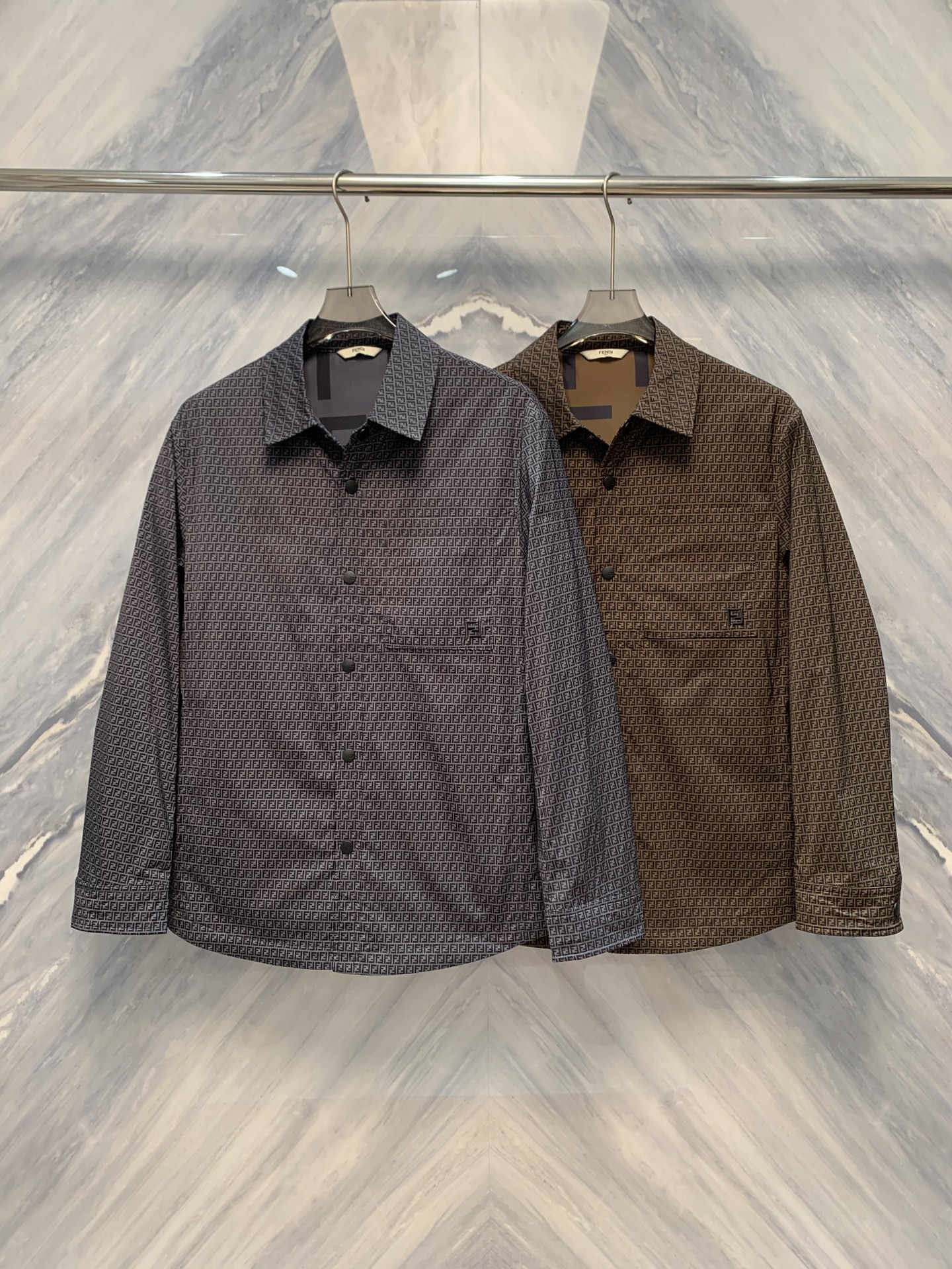 NO:520847,FD full logo with cotton lapel embroidery logo embellishes the shirt jacket, which highlights the luxury item in detail. The exquisite lapel design highlights the wearer's ability and spirit. The style of the shirt is comfortable and fashionable, while the cotton design provides a warm guarantee for the cold season. The jacket is covered with the brand logo. This design not only demonstrates the power of the brand, but also adds a unique sense of fashion to the jacket. In the details, the exquisite embroidery logo embellishes it, like bright pearls, pushing the luxury of the jacket to the extreme.  Whether it is daily wear or important occasions, this jacket can make you the focus of attention. It is not only a jacket, but also a manifestation of a life attitude - pursuing details, pursuing quality, and pursuing every bit of luxury and beauty in life. Wear it and feel the charm brought by details; wear it and make every appearance a gorgeous show. FD full logo clamped cotton lapel embroidered shirt jacket, waiting to interpret your fashion story with you. Color: Gray Clay Size: M-3XL M: Bust 108 Length 71 Shoulder width 46 Sleeve length 61 L: Bust 112 Length 72 Shoulder width 47 Sleeve length 62 XL: Bust 116 Length 73 Shoulder width 48 Sleeve length 63 2XL: Bust 120 Length 74 Shoulder width 49  Sleeve length 64 3XL: Bust 124 Clothes 75 Sleeve width 50 Sleeve length 65, Jackets & coats,shirts,alexander wang19860909FD满logo夹棉翻领刺绣logo点缀衬衫款外套,一件细节之中彰显奢华的单品.精致的翻领设计,凸显出穿着者的干练与精神.衬衫款的版型,兼具舒适与时尚,而夹棉的设计则为寒冷的季节提供了温暖的保障.外套通身布满品牌的logo,这一设计不仅彰显了品牌的力量,更为外套增添了一份独特的时尚感.而在细节之处,精美的刺绣logo点缀其间,如同一颗颗璀璨的明珠,将外套的奢华感推向了极致. 无论是日常穿搭还是重要场合,这一款外套都能让你成为众人瞩目的焦点.它不仅仅是一件外套,更是一种生活态度的体现——追求细节,追求品质,追求生活中的每一分奢华与美好.穿上它,感受细节带来的魅力；穿上它,让每一次出场都成为一场华丽的展示.FD满logo夹棉翻领刺绣logo点缀衬衫款外套,等待与你一同演绎属于你的时尚故事. 颜色:灰色 咖色 尺寸:M-3XL M: 胸围108 衣长71 肩宽46 袖长61 L: 胸围112 衣长72 肩宽47 袖长62 XL: 胸围116 衣长73 肩宽48 袖长63 2XL: 胸围120 衣长74 肩宽49 袖长64 3XL: 胸围124 衣长75 肩宽50 袖长65,,jackets & coats,shirts,alexander wang,Men's clothing