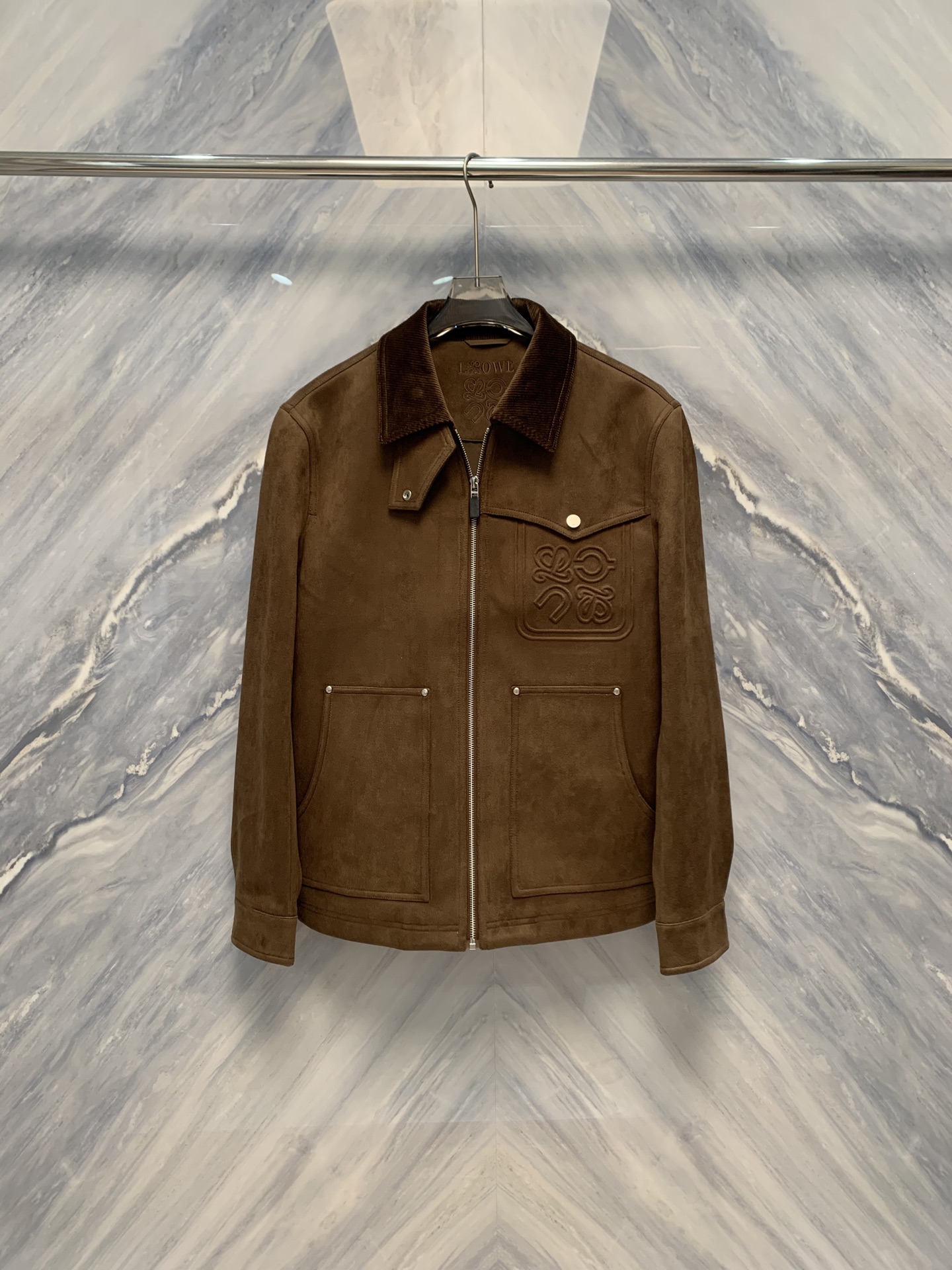 NO:520870,The autumn wind blows, fallen leaves fly, and the new men's early autumn suede lapel jacket, which is limited to the OU counter of the Luo family, exudes an extraordinary elegant temperament with its unique detail design. The first thing that catches your eye is its classic lapel design, simple and smooth lines, outlining a capable outline. The polyester fabric is soft and comfortable, and the texture of the imitation suede brings a luxurious touch. The inner fleece design of the jacket has excellent warmth, and even in a slightly cool early autumn, you can feel warm as spring. The jacket's style is loose and moderate, and it will not look bloated, and can be easily matched with various inner wear, showing the casualness and freedom of men.  The Luo Family Co-branded series has always attracted much attention for its exquisite craftsmanship and unique style. This suede lapel jacket perfectly combines the classic elements of the Luo Family with the design concept of OU. The cuffs and hem of the jacket adopt exquisite edging technology, and the details show the quality. At the same time, the sides of the jacket are equipped with oblique socket pockets, which are both convenient and practical, and add an overall three-dimensional feeling, allowing us to wear this jacket in the breeze of early autumn to welcome every beautiful moment. Color: Coffee Size: M-3XL M: Bust 108 Length 68 Length 45 Length 61 Length 112 Length 69 Length 46 Length 62 XL: Bust 116 Length 70 Length 47 Length 63 Length 2XL: Bust 120 Length 71 Length 48 Length 64 Length  3XL: Bust 124, Clothes 72, Shoulders 49, Sleeves 65, Loewe, Jackets & coats, Chamois leather, Alexander wang19860909秋风起,落叶飞,罗家联名OU柜台限定发售的男士早秋新品麂皮绒翻领外套,以其独特的细节设计,散发着非凡的优雅气质.首先映入眼帘的是其经典翻领设计,简洁流畅的线条,勾勒出干练的轮廓.聚酯纤维的面料柔软舒适,仿麂皮的质感带来奢华触感.外套内部加绒设计,保暖性能极佳,即使在微凉的早秋,也能让您感受到温暖如春.外套的版型宽松适中,既不会显得臃肿,又能轻松搭配各种内搭,展现出男士的随性与洒脱. 罗家联名系列一直以来都以其精湛的工艺和独特的风格备受瞩目.这款麂皮绒翻领外套更是将罗家的经典元素与OU的设计理念完美融合.外套的袖口和下摆均采用精致的包边工艺,细节之处尽显品质.同时,外套的两侧配有斜插口袋,既方便实用,又增添了整体的立体感,让我们在早秋的微风中,穿着这件外套,迎接每一个美好的瞬间. 颜色:咖色 尺寸:M-3XL M: 胸围108 衣长68 肩宽45 袖长61 L: 胸围112 衣长69 肩宽46 袖长62 XL: 胸围116 衣长70 肩宽47 袖长63 2XL: 胸围120 衣长71 肩宽48 袖长64 3XL: 胸围124 衣长72 肩宽49 袖长65,,loewe,jackets & coats,chamois leather,alexander wang,Men's clothing