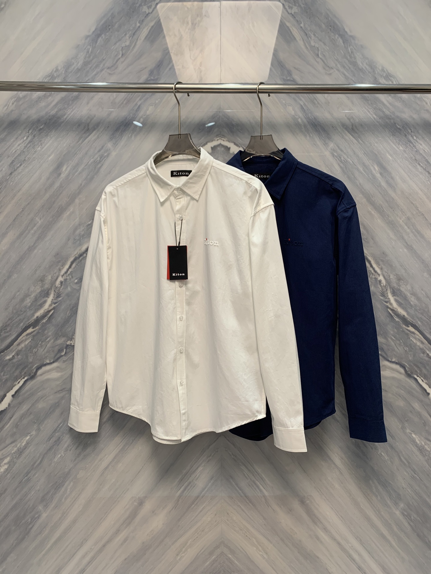 NO:526593,It is simplified and contained in the micro - KIT counter has a limited men's lapel cotton long-sleeved shirts, which hide extraordinary craftsmanship in the minimalist outline. A shirt can also become a concrete expression of urban dress philosophy. KIT counter has a limited men's lapel cotton long-sleeved shirts, which carry deep craftsmanship with restraint design, interpreting what is the high-end texture of 'less, but better'. This shirt is selected as a raw material for Xinjiang Aksu long-sleeved cotton. The fiber length is more than 38 mm. It is woven by combed and double-strand high-density spinning process. The fabric is as delicate as satin, with a warm and restrained luster. The fabric is moderately weighted, with a combination of crisp and soft draping, which is not easy to wrinkle after being worn for a long time, and it still retains its original form after washing. The whole body uses 40 double-strand high-density twill weave, with clear and layered surface texture, and a slight skeleton feel when touched, demonstrating the unique texture of high-end cotton products.  The lapel design is the finishing touch of the dressing. The collar has been debugged several times, with an angle of 45 degrees to fit the neck curve, which not only ensures the neat lines when standing the collar, but also avoids the feeling of pressure. The collar tip is slightly arced and has a soft and hard contour, showing the masculinity of both hardness and softness. The front closure is symmetrical patch pocket design, and the bag mouth is squinted with the same color as the body, and the edges are flat and unbulging, both practical and visual balance. The buttons are made of natural shell material, and each piece has a slight gloss, such as a miniature galaxy, revealing the natural beauty in the details. The cuffs are single buttons adjustable  Design, freely adjustable elasticity and adapt to different stacking needs. The back is built-in three-dimensional pleats to enhance freedom of movement and not restricted when walking. The dress is supervised by a Japanese craftsman team. It is a sewing standard of the same level as high-end customization. It has uniform needle spacing and hidden stitching. It is available for sale in limited editions worldwide and is limited to KIT counter channels. It is not ostentatious, but with impeccable details, it provides an ideal dress that can be worn between commuting and leisure for modern men who know how to appreciate the beauty of nature. Color: White Blue Size: S-XL S: Bust 116 Length 72 Length 53 Length 63 Length 63 M: Bust 120 Length 73 Length 54 Length 64 Length 124 Length 74 Length 55 Length 65 XL: Bust 128 Length 75 Length 56  Sleeve length 66, Shirts,alexander wang19860909形于简,蕴于微——KIT柜台限定男士翻领棉质长袖衬衫品鉴,在极简的轮廓中藏匿非凡工艺,一件衬衫亦可成为都市着装哲学的具象表达.KIT柜台限定发售男士翻领棉质长袖衬衫,以克制设计承载深层匠心,诠释何为“少,却更好”的高级质感.此款衬衫甄选新疆阿克苏长绒棉为原料,纤维长度逾38毫米,经精梳与双股高密纺纱工艺织就,成布细腻如缎,光泽温润内敛.面料克重适中,兼具挺括骨感与柔软垂坠,久穿不易起皱,历洗仍保有原始形态.通体采用40支双股高密斜纹织法,表面肌理清晰而富有层次,触之微带筋骨感,彰显高级棉品的独特质感. 翻领设计为整衣点睛之笔——领型经多次版型调试,角度精确至45度,贴合颈部曲线,既保证立领时的利落线条,又避免压迫感.领尖微弧处理,柔和刚硬轮廓,展现刚柔并济的男性气质.前襟对称贴袋设计,袋口以与衣身同色缝线收边,边缘平整无鼓包,兼具实用性与视觉平衡感.纽扣选用天然贝壳母材质,每颗光泽略有差异,如微缩星河,于细节处流露天然之美.袖口采用单扣 adjustable 设计,可自由调节松紧,适配不同叠穿需求.后背内置立体褶裥,提升活动自由度,行走间不显拘束.整衣由日本匠人团队监制,执行与高端定制同级的缝制标准,针距均匀,线迹隐蔽.全球限量编号发售,仅限KIT专柜渠道.它不张扬,却以无可挑剔的细节,为懂得欣赏本质之美的现代男性,提供一件可穿行于通勤与闲适之间的理想衣衫. 颜色:白色 蓝色 尺寸:S-XL S: 胸围116 衣长72 肩宽53 袖长63 M: 胸围120 衣长73 肩宽54 袖长64 L: 胸围124 衣长74 肩宽55 袖长65 XL: 胸围128 衣长75 肩宽56 袖长66,,shirts,alexander wang,Men's clothing