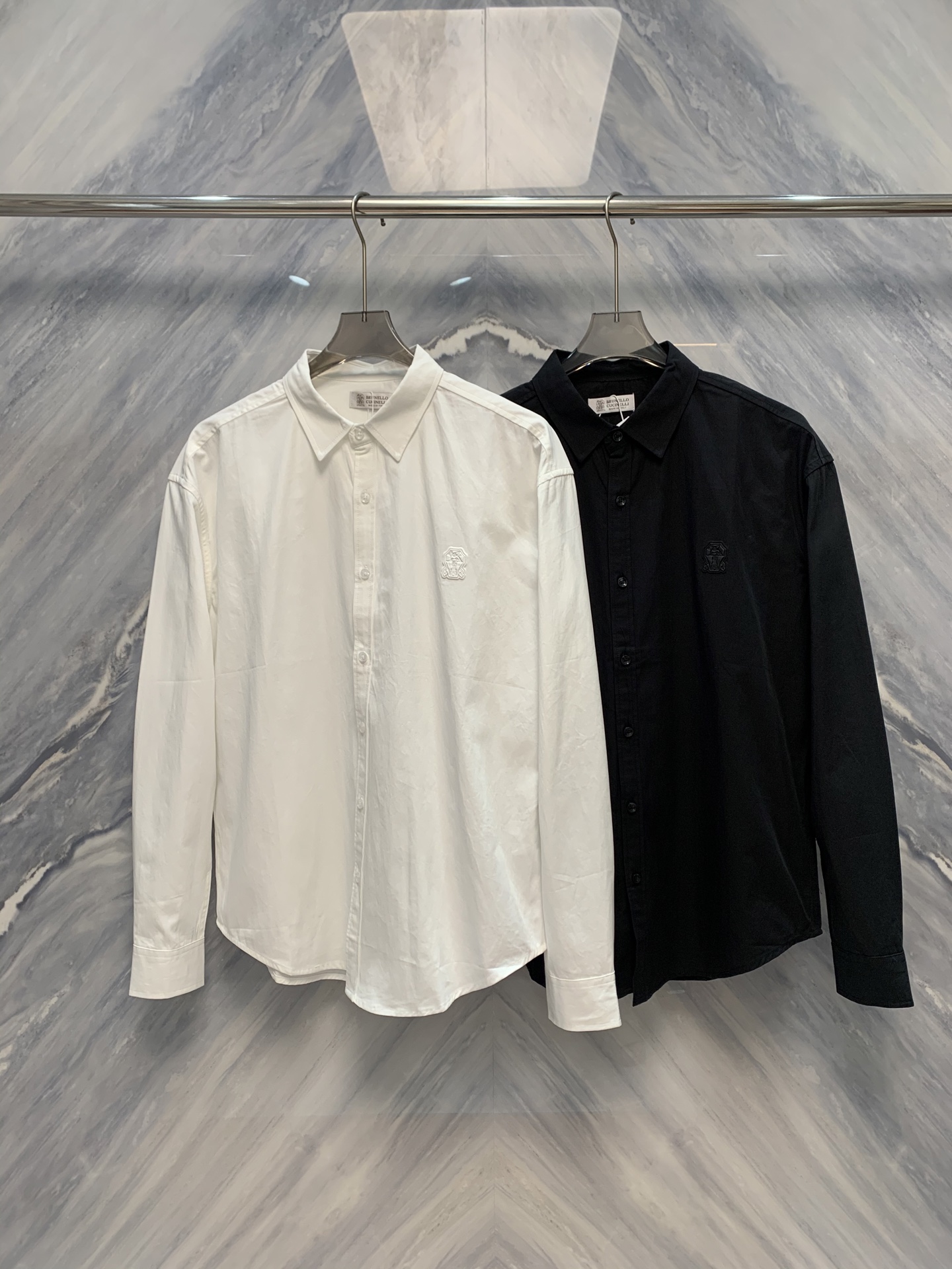 NO:526590,External style, gentleman collection - BC Overseas Limited Lapel Cotton Long-sleeved Shirt At the intersection of business and demeanor, BC brand has tempered overseas limited men's lapel cotton long-sleeved shirts with a global perspective, specially designed for modern gentlemen who travel to international cities. This shirt is not only a piece of clothing, but also a walking quality badge, carrying the perfect dialogue between oriental craftsmanship and western silhouette. The fabric is selected from the ultra-long woven cotton in the Giza cotton area in Egypt. The fiber length is more than 36 mm, and it is better to spin high-strand double-strand yarn by the top Italian weaving workshops. The fabric is tight and elastic, with a pearl-like warm and shiny surface, and is delicate and silky, with excellent breathability and wrinkle resistance. Even during long-distance flights or high-strength meetings, it can maintain a firm and original demeanor and calmly deal with changing occasions.  The classic lapel design has been tested with a three-dimensional head shape, with an angle of 15 degrees, perfectly fitting the neckline. Whether paired with a tie or wearing it alone, it can show a neat and warm outline. The shoulder line is cut with invisible inserts to enhance freedom of movement and maintain a sense of uprightness on the upper body. The slim fit style is refined according to ergonomic proportions, with a moderate waist, and outlined a restrained and powerful body aesthetic. On the left chest, the brand logo is hand-embroidered with extremely thin silver thread, and the pattern is exclusive overseas badge picture  Teng, a combination of nautical compass and classical heraldic elements, symbolizing the spiritual core that coexists exploration and calmness. The embroidery area is less than 0.3 mm thick, which is touching the skin without feeling, but it reveals an extraordinary identity between the flow of light and shadow. The cuffs are equipped with natural horn buckles, and each buckle has a unique texture, showing the original texture and high-end hand-craftsmanship between opening and closing. The back is equipped with invisible ventilated pleats to enhance the comfort of wearing. The hem is curved and cut, which can be elegantly tied into the trousers and can also hang naturally, suitable for a variety of dressing philosophy.  Color: White Black Size: S-XL S: Bust 116 Length 72 Shoulder width 53 Sleeve length 63 M: Bust 120 Length 73 Shoulder width 54 Sleeve length 64 L: Bust 124 Length 74 Shoulder width 55 Sleeve length 65 XL: Bust 128 Length 75 Shoulder width 56 Sleeve length 66, Shirts,ties,alexander wang19860909域外风华,绅士典藏——BC海外限定版翻领棉质长袖衬衫在商务与风度的交汇处,BC品牌以全球视野淬炼出海外限定款男士翻领棉质长袖衬衫,专为穿梭于国际都会的现代绅士而生.此款衬衫不仅是一件衣裳,更是一枚行走的品位徽章,承载着东方工艺与西方廓形的完美对话.面料甄选自埃及吉萨棉区的超长绒棉,纤维长度逾36毫米,经意大利顶级织造工坊精纺成高支双股纱线.织物结构紧密而富有弹性,表面泛着珍珠般温润光泽,触感细腻如丝,兼具卓越透气性与抗皱性能.即便在长途飞行或高强度会议中,亦能保持挺括如初的仪态,从容应对多变场合. 经典翻领设计经过三维头型测试,角度精准至15度,完美贴合颈部线条,无论搭配领带或单穿敞开,皆能展现利落而不失温度的轮廓.肩线采用隐形插片剪裁,增强活动自由度,同时维持上身挺拔感.修身版型依人体工学比例精修,收腰有度,勾勒出克制而有力的身形美学.左胸处,品牌标识以极细银线手工刺绣,图案采用海外专属徽章图腾,融合航海罗盘与古典纹章元素,象征探索与沉稳并存的精神内核.刺绣区域厚度不足0.3毫米,贴肤无感,却在光影流转间流露不凡身份.袖口配以天然牛角扣,每一枚扣面纹理独一无二,开合间尽显原始质感与高级手工气息.后背设隐形通风褶,提升穿着舒适度,下摆弧形剪裁,可优雅束入西裤,亦能自然垂落,适配多种穿搭哲学. 颜色:白色 黑色 尺寸:S-XL S: 胸围116 衣长72 肩宽53 袖长63 M: 胸围120 衣长73 肩宽54 袖长64 L: 胸围124 衣长74 肩宽55 袖长65 XL: 胸围128 衣长75 肩宽56 袖长66,,shirts,ties,alexander wang,Men's clothing