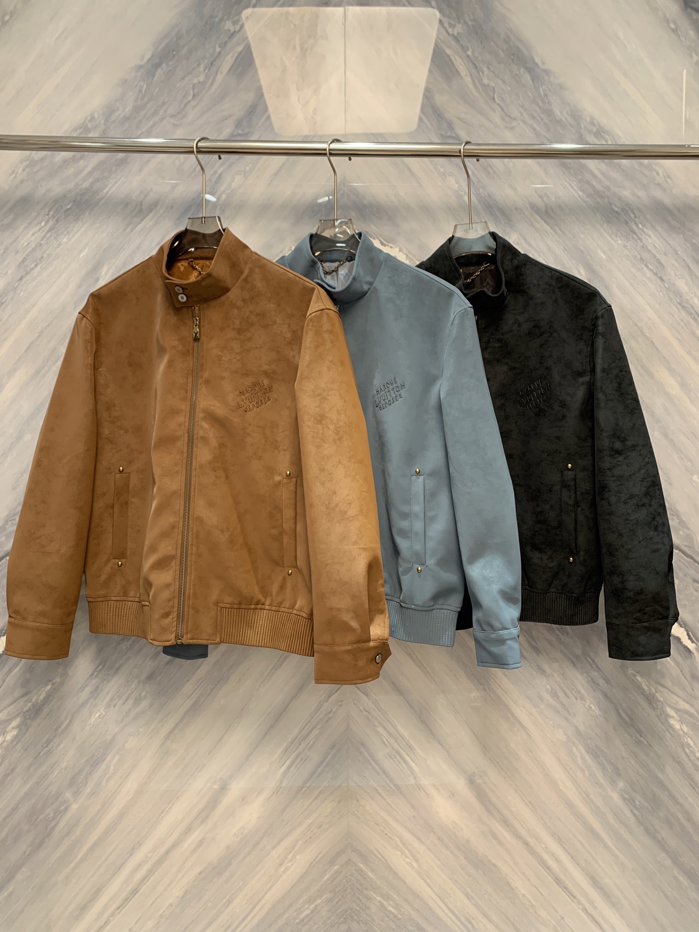 NO:608421,Refined to perfection, style is self-evident - 1V stand-collar washed leather men's jacket tastes Autumn is coming, and the style is not diminished. The stand-collar washed leather men's jacket launched by the 1V brand in early autumn is not only a piece of clothing to keep out the cold, but also a work of art that combines craftsmanship, aesthetics and style. It will be launched simultaneously at the new product counter, waiting for those with extraordinary taste. This jacket is made of high-quality leather and treated with a special washing process.  It gives the leather a soft and textured feel, which not only retains the texture and luster of natural leather, but also eliminates the stiffness, making it more comfortable to wear. The stand-up collar design is simple and neat, with crisp lines, outlining a man's calm and restrained silhouette. The slightly narrowed waist tailoring cleverly fits the body shape, showing a straight posture and capable temperament. The shoulder line is precisely sewn, taking into account freedom of movement and overall uprightness, showing ingenuity in every gesture.  The details are even more extraordinary. The zipper is as smooth as silk, and the metal texture is calm and low-key; the cuffs and hem are designed to be windproof and enhance the style. The interior is made of skin-friendly materials, which are warm and close to the body, achieving a perfect balance between external toughness and internal comfort. The overall tone is calm and elegant, not ostentatious, but reveals high quality in the flow of light and shadow.  Super quality. 1V's new product is not only a jacket, but also a firm expression of urban men's self-style in the changing seasons. It does not pursue glitz, but carries profound craftsmanship in a minimalist shape; it does not deliberately show off, but demonstrates taste and strength in a silent place. Standing on the counter, it is as silent as poetry; wearing it, it becomes a walking scenery.  Color: Brown Black Blue Size: S-XXL S bust 114 length 66 shoulder width 50 sleeve length 61 M bust 118 length 67 shoulder width 51 sleeve length 62 L bust 122 length 68 shoulder width 52 sleeve length 63 XL bust 126 length 69 shoulder width 53 sleeve length 64 XXL bust 130 length 70  Shoulder width 54, sleeve length 65,,jackets & coats,alexander wang19860909臻于至境,风度自成——1V立领水洗皮男士外套品鉴秋意初临,风度不减.1V品牌于早秋之际推出的立领水洗皮男士外套,不仅是一件御寒之衣,更是一件融合工艺、美学与格调的艺术品,于新品柜台同步上市,静待品味非凡之士.此款外套甄选优质皮料,经特殊水洗工艺处理,赋予皮革柔韧而富有质感的触感,既保留了天然皮料的肌理与光泽,又消弭了生硬感,穿着更显自在从容.立领设计简洁利落,线条挺括,勾勒出男士沉稳内敛的轮廓,微收腰身剪裁巧妙贴合身形,彰显挺拔身姿与干练气质.肩线精准缝制,兼顾活动自由与整体挺立,举手投足间尽显匠心. 细节之处,更见非凡.拉链顺滑如丝,金属质感沉稳低调；袖口与下摆收口设计,防风有度,亦增强造型层次.内里采用亲肤材质,温润贴体,实现外在硬朗与内在舒适的完美平衡.整体色调沉稳雅致,不事张扬,却于光影流转间流露高级质感.1V此番新品,不仅是一件外套,更是都市男士在季节更迭中对自我风格的坚定表达.它不追逐浮华,却以极简之形承载深厚工艺；不刻意张扬,却于无声处彰显品位与力量.立于柜台,它静默如诗；穿于身,便成行走的风景. 颜色:咖色 黑色 蓝色 尺寸:S-XXL S胸围114 衣长66 肩宽50 袖长61 M胸围118 衣长67 肩宽51 袖长62 L胸围122 衣长68 肩宽52 袖长63 XL胸围126 衣长69 肩宽53 袖长64 XXL胸围130 衣长70 肩宽54 袖长65,,jackets & coats,alexander wang,Men's clothing