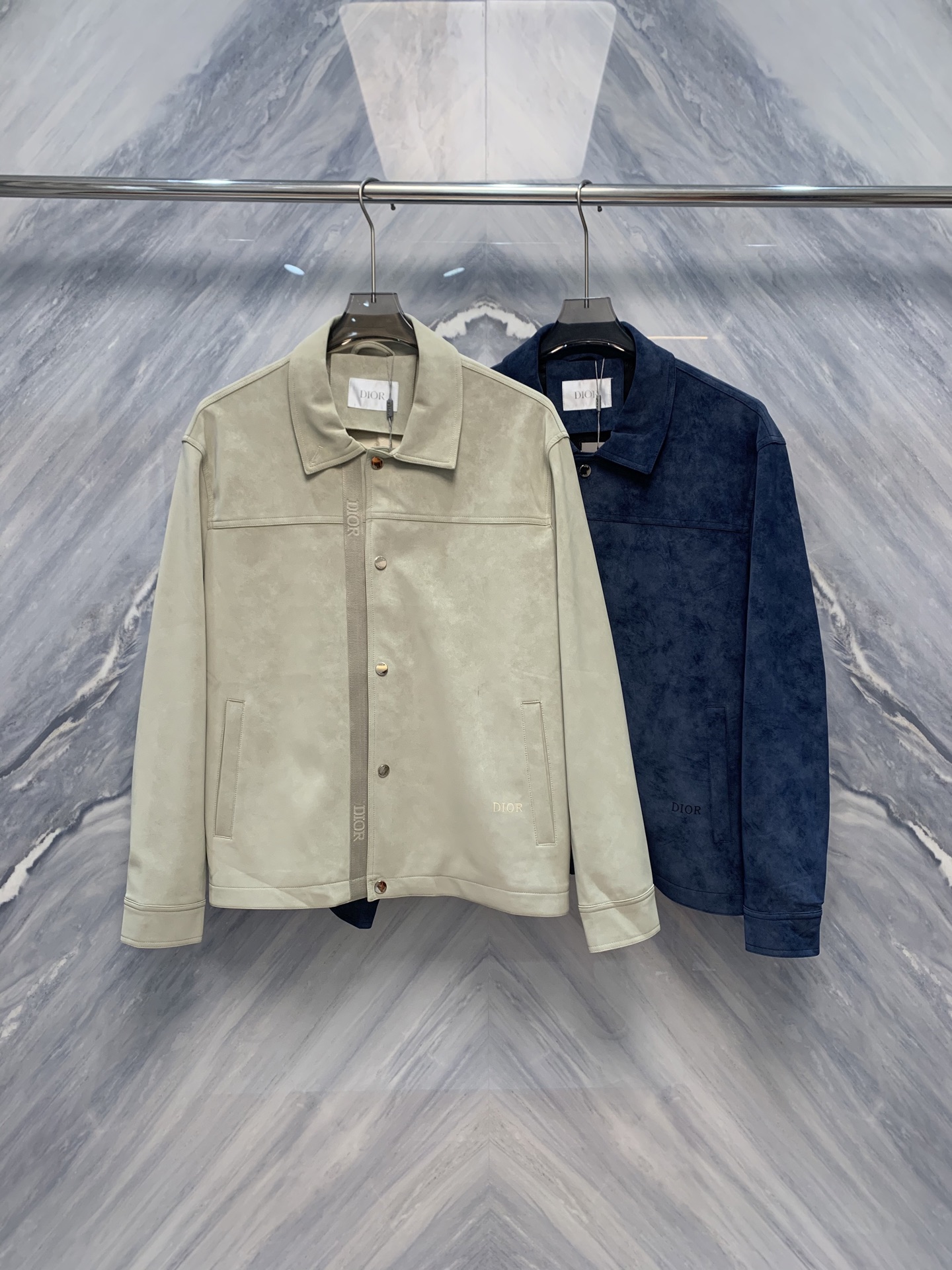 NO:608410,Rare quality, outstanding appearance - CD overseas limited edition men's lapel suede jacket In the world of high-end men's clothing, the intersection of rarity and ingenuity often creates a piece of clothing that can be handed down from generation to generation. CD's overseas limited edition men's lapel suede jacket is a collection that is precious because of scarcity and eternal because of elegance. It is not only a piece of clothing to keep out the cold, but also a silent poem about materials, craftsmanship and taste. This style  The jacket is made of rare imported suede fabric, which is derived from rigorously screened high-quality cashmere-grade short velvet. It feels as smooth and moist as velvet, light and close to the skin, but contains excellent warmth and temperature locking capabilities. Its surface has a delicate and soft matte luster, like a light cage at twilight, showing subtle gradation changes as the light flows, showing luxury in a low-key manner. The fabric has been treated with special dust-proof and anti-fouling treatments, which combines practicality and high-end texture, and will last forever.  The lapel design continues the classic gentleman silhouette, with elegant and smooth lines, and a crisp collar shape, which outlines a calm and capable shoulder and neck contour. The placket adopts a hidden magnetic buckle design, which has a simple and neat appearance, showing a calm and elegant attitude when opening and closing. The cuffs and hem are bound with the same material, with neat details and well-adjusted lines, highlighting the exquisite craftsmanship of overseas high-end clothing. The tailoring of the entire garment follows three-dimensional ergonomics and shoulder lines.  The fit is natural, the waist is slightly gathered, and the curved hem on the back cleverly increases the freedom of movement, taking into account both style and functionality. The inner lining is made of skin-friendly anti-static lining, which is smooth and comfortable to wear without the risk of friction. What is especially precious is that this model is only sold overseas and is not a common model in the market. It is rare in the world and has unique collection value. The minimalist metal brand badge on the left chest is low-key, not noisy but revealing its identity.  Color: Blue Apricot Size: S-2XL S bust 116 length 67 shoulder width 48 sleeve length 61 M bust 120 length 68 shoulder width 49 sleeve length 62 L bust 124 length 69 shoulder width 50 sleeve length 63 XL bust 128 length 70 shoulder width 51 sleeve length 64 XXL bust 132 length 71 shoulder width 52  Sleeve length 65, jackets & coats, chamois leather, alexander wang19860909稀有之质,卓然于形——CD海外限定男士翻领麂皮绒外套在高级男装的版图中,稀有与匠心的交汇,往往成就一件足以传世的衣裳.CD海外限定发售的男士翻领麂皮绒外套,正是一件因稀缺而珍贵、因考究而永恒的典藏之作.它不仅是一件御寒之衣,更是一段关于材质、工艺与品位的静默诗篇.此款外套甄选珍稀进口麂皮绒面料,源自严苛筛选的优质羊绒级短绒,触感如天鹅绒般柔滑温润,轻盈贴肤,却蕴藏极佳的保暖锁温能力.其表面泛有细腻柔和的哑光光泽,如暮色轻笼,随光线流转呈现出微妙的层次变化,低调中尽显奢华本色.面料经特殊防尘防污处理,兼具实用性与高级质感,历久弥新. 翻领设计延续经典绅士廓形,线条优雅流畅,领型挺括有度,勾勒出沉稳干练的肩颈轮廓.门襟采用隐藏式磁吸扣设计,外观简洁利落,开合间尽显从容气度.袖口与下摆均以同质面料包边收束,细节工整,线条收放有度,彰显海外高端制衣的精湛工艺.整衣剪裁遵循立体人体工学,肩线自然贴合,腰身微收,背部弧形下摆巧妙提升活动自由度,兼顾风度与功能性.内里采用亲肤防静电里布,穿着顺滑舒适,无摩擦之虞.尤为珍贵的是,此款为海外限定发售,非市面通款,全球数量稀少,每一件皆具独特收藏价值.左胸处极简金属品牌徽章,低调嵌入,不喧哗却自显身份. 颜色:蓝色 杏色 尺寸:S-2XL S胸围116 衣长67 肩宽48 袖长61 M胸围120 衣长68 肩宽49 袖长62 L胸围124 衣长69 肩宽50 袖长63 XL胸围128 衣长70 肩宽51 袖长64 XXL胸围132 衣长71 肩宽52 袖长65,,jackets & coats,chamois leather,alexander wang,Men's clothing