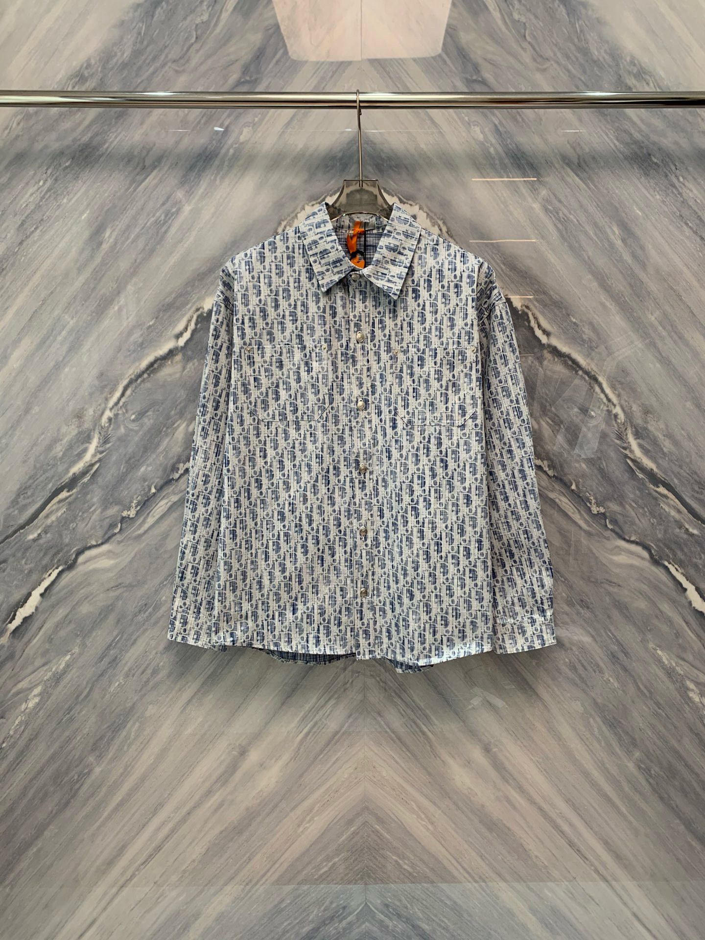 NO:608403,25 early autumn new product OEM order exquisite craftsmanship, quality choice, CD all-over logo lapel denim long-sleeved shirt details introduction This all-over logo lapel denim long-sleeved shirt is the perfect combination of fashion and quality. First of all, the shirt is made of high-quality denim fabric, which is soft to the touch and comfortable to wear. The classic lapel design is simple and elegant, showing a capable temperament.  The most eye-catching detail of the shirt is the full-width logo design. The exquisite logo pattern is spread all over the body, which not only shows the unique charm of the brand, but also fashionable. The logo uses advanced printing technology, the color is bright, and it is not easy to fade, adding a bit of luxury to the shirt. In the tailoring  On top, the shirt pays attention to details, and the fitted version can well modify the figure. The cuffs are designed with classic buttons, which are easy to adjust the tightness and also increase the practicality of the shirt. The bottom hem is also very elegantly designed and is slightly gathered, which is not only beautiful, but also better maintains the shape of the shirt.  Color: blue Size: S-XL S: Bust 120 Length 74 Shoulder width 56 Sleeve length 59 M: Bust 124 Length 75 Shoulder width 57 Sleeve length 60 L: Bust 128 Length 76 Shoulder width 58 Sleeve length 61 XL: Bust 132 Length 77 Shoulder width 59 Sleeve length 62,,shirts,alexander wang1986090925早秋新品代工厂订单精致工艺,品质之选,CD满幅logo翻领牛仔长袖衬衫细节介绍这款满幅logo翻领牛仔长袖衬衫,是时尚与品质的完美结合.首先,衬衫采用优质的牛仔布料,手感柔软,穿着舒适.经典翻领设计,简洁大方,展现出干练的气质. 衬衫最引人注目的细节是满幅的logo设计,精致的logo图案遍布全身,既展现了品牌的独特魅力,又不失时尚感.logo采用高级印花技术,色彩鲜明,不易褪色,为衬衫增添了几分豪华感,在剪裁上,衬衫注重细节的处理,合身的版型能够很好地修饰身材.袖口采用经典的纽扣设计,方便调节松紧,同时也增加了衬衫的实用性.底摆的设计也十分考究,微微收拢,不仅美观,还能更好地保持衬衫的形状. 颜色:蓝色 尺寸:S-XL S: 胸围120 衣长74 肩宽56 袖长59  M: 胸围124 衣长75 肩宽57 袖长60  L: 胸围128 衣长76 肩宽58 袖长61  XL: 胸围132 衣长77 肩宽59 袖长62,,shirts,alexander wang,Men's clothing