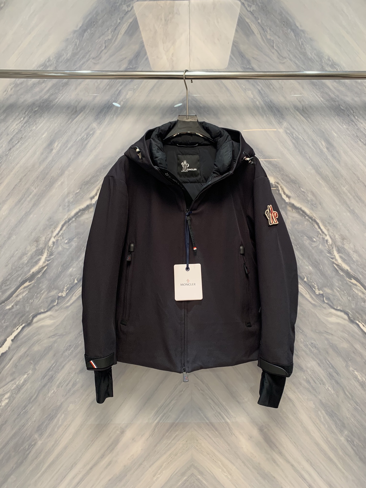 NO:608443,Wind and snow have no boundaries, and you can control your style - Tasting of M's new autumn and winter men's hooded ski down jacket. At the border of extreme cold and wind, M's new autumn and winter men's hooded ski down jacket redefines the wearing possibilities between the city and the mountains with the deep integration of professional outdoor performance and high-end fashion aesthetics. This is not only a piece of equipment to withstand the wind and snow, but also a fusion  A masterpiece of modern clothing with technology, structure and texture. The outer layer is made of high-density windproof and rainproof nylon fabric specially developed by M. It is treated with DWR durable water-repellent coating, which can withstand heavy rainfall and has a wind pressure resistance of more than 8000mmH2O. The middle layer is made of detachable 90 high-loft white goose down, which is as light as cotton wool and locks in temperature like a furnace. It can maintain a constant body temperature even in sub-zero temperatures.  The hooded system is the core of the entire garment - the hood is three-dimensionally cut to completely cover the head and auricles. The edges are embedded with adjustable memory wires for free shaping and windproof fit. The brim is thickened and reinforced to effectively block rain and snow. The face shield is made of super  The fine fleece neckline is soft and skin-friendly, eliminating friction and discomfort while enhancing the sealing of the neck. The front is equipped with a double-layer YKK waterproof zipper, and the main zipper is equipped with tongue and windshield, closing tightly without leakage. The cuffs are equipped with Velcro adjustment buckles for precise  It fits the wrist and blocks the intrusion of cold wind. The high-set diagonal pockets on both sides are lined with velvet, which is warm and practical. There is a special pocket for snow goggles on the back, and the details show professional considerations. The tailoring follows the ergonomic dynamic version, leaving room for movement in the shoulder and arm areas.  To ensure that large-scale movements are still free, the M family uses the mountains and wilderness as its environment and craftsmanship to elevate the functionality of ski clothing to the aesthetic dimension of high-end clothing. It is not afraid of wind and snow, and even in the wind and snow, it shows the calm edge of urban men who move forward fearlessly.  Color: Black Size: 1-4 1 Bust 126 Length 68 Shoulder Width 55 Sleeve Length 59 2 Bust 130 Length 69 Shoulder Width 56 Sleeve Length 60 3 Bust 134 Length 70 Shoulder Width 57 Sleeve Length 61 4 Bust 138 Length 71 Shoulder Width 58 Sleeve Length 62,,down jacket,hats,alexander wang19860909风雪无界,型格自驭——M家秋冬新品男士连帽滑雪冲锋羽绒服品鉴在极寒与疾风的边界,M家秋冬新品男士连帽滑雪冲锋羽绒服,以专业户外性能与高级时装美学的深度融合,重新定义都市与山野之间的穿着可能.这不仅是一件抵御风雪的装备,更是一件融合科技、结构与质感的现代衣装杰作.外层为M家专研高密度防风防雨尼龙面料,经DWR耐久防泼水涂层处理,可抵御暴雨级降水,抗风压性能达8000mmH2O以上；中层为可拆卸90高蓬松白鹅绒轻盈如絮,锁温如炉,即便在零下低温中亦能保持恒温体感 连帽系统为整衣核心——帽型经三维立体剪裁,可完全覆盖头部与耳廓,边缘嵌入可调节记忆钢丝,自由塑形,防风贴合.帽檐加厚加固,有效遮挡雨雪.面部围挡采用超细绒毛领口,柔软亲肤,杜绝摩擦不适,同时增强颈部密封性.前襟配备双层YKK防水拉链,主拉链设防夹舌与风雨挡,闭合严密无渗漏.袖口设魔术贴调节扣,可精准贴合手腕,阻隔寒风入侵.两侧高置斜插口袋,内衬绒里,保暖实用；背部预留雪镜专用口袋,细节尽显专业考量.剪裁遵循人体工学动态版型,肩臂区域预留活动余量,确保大幅度动作依然自如,M家以山野为境,以工艺为尺,将滑雪服的功能性提升至高级衣品的审美维度.它不惧风雪,更在风雪中,彰显出都市男性无畏前行的冷静锋芒. 颜色:黑色 尺寸:1-4 1胸围126 衣长68 肩宽55 袖长59 2胸围130 衣长69 肩宽56 袖长60 3胸围134 衣长70 肩宽57 袖长61 4胸围138 衣长71 肩宽58 袖长62,,down jacket,hats,alexander wang,Men's clothing