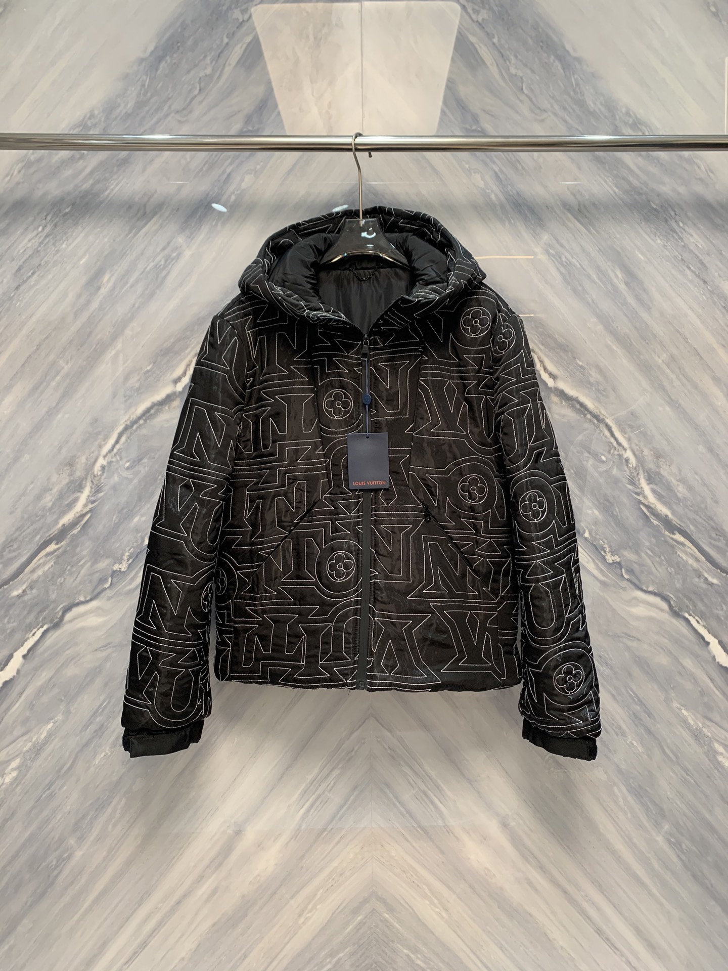 NO:608439,The stitches are like poetry, weaving a beautiful chapter - Tasting of the 1V counter-limited hooded cotton-padded jacket with thousands of needles embroidered presbyopia. In the context of high-end men's clothing, a jacket that is truly worth collecting never relies on flashy appearance, but lies in the weight of time condensed in the depth of the craftsmanship. The men's fashion hooded cotton-padded jacket, which is limited to sale at 1V counter, uses 'ten thousand-needle embroidered presbyopia' as its core expression, sublimating the brand's classic symbol into something that is worn on the body.  The embroidery art on it has become a rare piece that cannot be copied in the autumn and winter wardrobe. This cotton jacket is made of high-density windproof nylon fabric, with a matte frosted surface. It feels as delicate as thin satin and has excellent water-repellent performance and light body feel. It has moderate weight, stiff structure and smooth drape. It can maintain a calm silhouette even in the light rain and cold wind. It provides a pure canvas-like background for the embroidery pattern.  The hooded design has clean lines, the hood is slightly tapered, and fits the head shape without being bulky. It can be stood up to prevent wind, or can be dropped naturally, giving the wearer the freedom to switch styling language. The front uses a hidden YKK waterproof zipper, which is tightly closed and has a simple and traceless appearance; the cuffs and hem have high-elastic ribs.  The real soul lies in the brand's presbyopic logo created by the '10,000-needle embroidery' process on the body of the garment. It took more than 40 minutes to complete with a precision computer embroidery system. The stitch density is as high as 10,200 stitches. The silk threads are layered embroidered to form a slightly convex three-dimensional relief effect.  . Presbyopia has clear outlines, smooth lines, and a delicate luster like brocade. It shows subtle changes in light and shade under different lights, just like a badge engraved by craftsmen with silk thread. It is low-key but highly recognizable. The interior is filled with high-rebound environmentally friendly thermal cotton, which is light and fluffy, and can lock in temperature for a long time; the back is slightly cut three-dimensionally  Cut, leaving space for movement to ensure that large movements are still free. 1V uses the needle as the pen and the thread as the ink, turning the name of limitation into the ultimate expression of craftsmanship. This cotton jacket is not produced for mass production, but only exists for people who know how to explore the depth in details - every stitch is an echo of time.  Color: Black Size: M-2XL M Bust 114 Length 70 Shoulder Width 49 Sleeve Length 68 L Bust 118 Length 71 Shoulder Width 50 Sleeve Length 6919860909针脚如诗,织就华章——1V柜台限定连帽万针刺绣老花棉服品鉴在高级男装的语境中,一件真正值得珍藏的外套,从不依赖浮华的表象,而在于工艺深处所凝结的时间重量.1V柜台限定发售的男士时装连帽棉服,以“万针刺绣老花”为核心表达,将品牌经典符号升华为穿在身上的刺绣艺术,成就秋冬衣橱中不可复制的珍稀之作.此款棉服采用高密度防风尼龙面料,表面经哑光磨砂处理,触感细腻如薄缎,兼具优异的防泼水性能与轻盈体感.克重适中,结构挺括,垂感流畅,即使在微雨寒风中,亦能保持从容轮廓.为刺绣图案提供如画布般的纯粹背景. 连帽设计线条利落,帽型立体微收,贴合头型而不臃肿,既可立起防风,亦可自然垂落,赋予穿着者自由切换的造型语言.前襟采用隐藏式YKK防水拉链,闭合严密,外观简洁无痕；袖口与下摆设高弹罗纹收口,防风贴合.真正灵魂所在,是衣身以“万针刺绣”工艺打造的品牌老花标识——由精密电脑刺绣系统耗时逾40分钟完成,针脚密度高达10,200针,丝线层层叠绣,形成微凸的立体浮雕效果.老花轮廓清晰,线条流畅,光泽细腻如织锦,在不同光线下呈现出微妙的明暗变化,宛如手工匠人以丝线镌刻的徽章,低调却极具辨识.内里填充高回弹环保保暖棉,轻盈蓬松,锁温持久；背部微立体剪裁,预留活动空间,确保大幅度动作依然自如.1V以针为笔,以线为墨,将限定之名化为工艺的极致表达.这件棉服,不为量产而生,只为懂得在细节中探寻深度的人而存在——每一针,皆是时间的回响. 颜色:黑色 尺寸:M-2XL M胸围114 衣长70 肩宽49 袖长68 L胸围118 衣长71 肩宽50 袖长69 XL胸围122 衣长72 肩宽51 袖长70 2XL胸围126 衣长73 肩宽52 袖长71,,jackets & coats,hats,alexander wang,Men's clothing