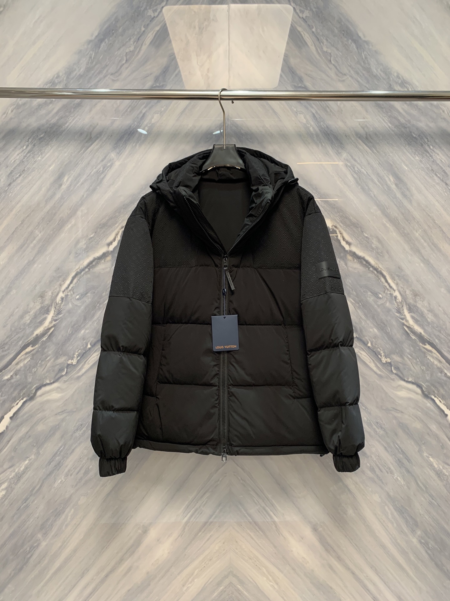 NO:608435,The exquisite art of winter style men's hooded ski jacket and down jacket. In the cold autumn and winter season, a men's hooded ski jacket and down jacket that integrates function and aesthetics is undoubtedly the perfect combination of fashion and warmth. First of all, this down jacket adopts a classic hooded design, which not only enhances the overall sense of fashion, but also provides excellent thermal insulation effect in actual wear. The brim is cleverly integrated with a windproof design to effectively resist  Cold winds attack to ensure warmth and comfort for the head and neck. The main part of the down jacket is filled with high-quality down, and its loft and warmth have reached the top level in the industry. Whether it is cold outdoor skiing or daily urban travel, it can provide all-round warmth protection. The outer fabric is made of windproof and waterproof high-tech materials, which are both light, breathable, and strong and durable, ensuring that the wearer can stay dry and comfortable in various environments.  What is particularly worth mentioning is the unique detail design of this down jacket - the embossed embossed logo embellishment. The designer cleverly integrated the brand's classic logo into the surface of the clothing in the form of embossed embossing, which not only enhances the overall texture and layering, but also  It inadvertently highlights the taste and identity of the wearer. This kind of detail processing is neither too ostentatious nor elegant, which perfectly fits the dual pursuit of fashion and quality by modern men. In addition, this down jacket is also equipped with multiple practical pockets, which is not only convenient to carry around  The design of the items complements the overall style, showing the perfect fusion of function and aesthetics. The zippers are made of high-quality materials to ensure durability and convenience, and the details are fully ingenious. This 1V counter is selling new men's autumn and winter products at the same time.  The ski jacket and down jacket, with its exquisite design, high-end materials and unique detail processing, has become a beautiful landscape in winter. It is not only a piece of clothing, but also a reflection of a life attitude. It is worthy of every man who pursues quality and fashion.  Color: Black Size: M-2XL M Bust 124 Length 72 Shoulder Width 56 Sleeve Length 62 L Bust 128 Length 73 Shoulder Width 57 Sleeve Length 6319860909冬日风尚男士连帽滑雪冲锋衣羽绒服的精致艺术,在寒冷的秋冬季节,一款集功能与美学于一体的男士连帽滑雪冲锋衣羽绒服,无疑是时尚与保暖的完美结合.首先,这款羽绒服采用了经典的连帽设计,不仅提升了整体的时尚感,更在实际穿着中提供了卓越的保暖效果.帽檐部分巧妙融入了防风设计,有效抵御寒风侵袭,确保头颈部的温暖舒适.羽绒服的主体部分精选高品质羽绒填充,其蓬松度与保暖性均达到行业顶尖水平.无论是严寒的户外滑雪,还是日常的城市出行,都能提供全方位的温暖守护.外层面料则采用了防风防水的高科技材料,既轻盈透气,又坚固耐用,确保穿着者在各种环境中都能保持干爽舒适. 特别值得一提的是,这款羽绒服在细节设计上的独特之处——浮雕压花logo点缀.设计师巧妙地将品牌的经典logo以浮雕压花的形式融入衣物表面,不仅提升了整体的质感与层次感,更在不经意间彰显了穿着者的品味与身份.这种细节处理,既不过于张扬,又不失高雅,完美契合了现代男士对时尚与品质的双重追求.此外,这款羽绒服还配备了多个实用口袋,不仅方便携带随身物品,更在设计上与整体风格相得益彰,展现了功能与美学的完美融合.拉链均采用了高品质材质,确保了耐用性和便捷性,细节之处尽显匠心独运用,这款1V柜台同步在售的男士秋冬新品连帽滑雪冲锋衣羽绒服,以其精致的设计、高端的材质和独特的细节处理,成为了冬日里一道亮丽的风景线.它不仅是一件衣物,更是一种生活态度的体现,值得每一位追求品质与时尚的男士拥有. 颜色:黑色 尺寸:M-2XL M胸围124 衣长72 肩宽56 袖长62 L胸围128 衣长73 肩宽57 袖长63 XL胸围132 衣长74 肩宽58 袖长64 XXL胸围136 衣长75 肩宽59 袖长65,,down jacket,hats,alexander wang,Men's clothing