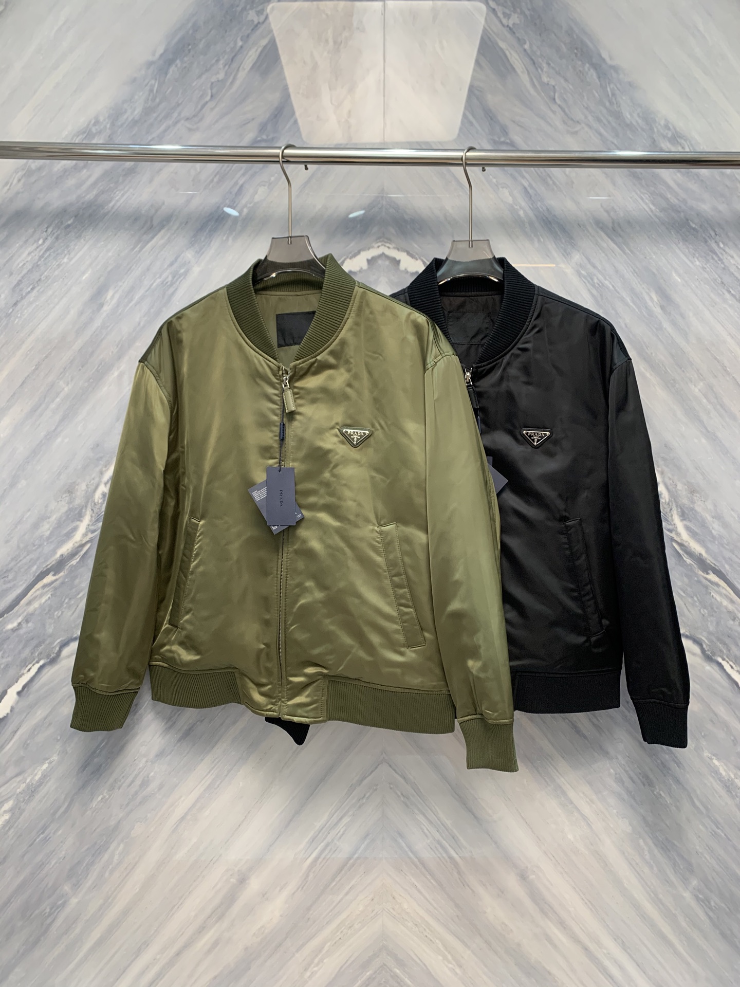 NO:608391,Between the warp and weft, reshape the style - Lada Regenerated Nylon Men's Stand Collar Cotton Jacket In the context of an era where sustainability and luxury are both important, Lada launches a new autumn and winter men's stand collar cotton jacket with a forward-looking vision, refining the concept of environmental protection into the ultimate aesthetics. This jacket is made of innovative regenerated nylon material, which not only gives the fabric excellent tear resistance and windproof performance, but also rivals top-grade native nylon in terms of luster and touch, achieving the perfect symbiosis of ecological responsibility and high-end texture. The whole garment is minimalist  The silhouette is the keynote. The stand-up collar design is crisp and neat, and the lines are vertically tightened to strengthen the shoulder and neck contours and highlight the calm demeanor of modern men. The surface of regenerated nylon presents a delicate matte texture, and the micro-pressure texture is hidden in the fiber texture, flowing with the light.  It has a low-key luster, like the gentle ripples of still water under the late autumn twilight, calm and rich in layers. The overall clothing is light and close-fitting, but has excellent thermal insulation and temperature locking capabilities. The interior is made of an environmentally friendly composite cotton layer, which is soft and skin-friendly, and can be recycled without sacrificing quality.  The details are full of ingenuity, opening and closing silently, and the lines are smooth and traceless; the cuffs and hem adopt three-dimensional hemming technology to ensure a windproof fit; the diagonal pockets on both sides are embedded and sewn, taking into account both practicality and overall beauty. The dark pressed lines on the shoulders outline architectural lines, enhance visual tension, and facilitate free movement. This cotton jacket is not only clothing, but also  An expression of a life stance - Lada uses technology as the pen and environmental protection as the ink to write a high-end chapter of sustainable fashion in the interweaving of warp and weft. It is not noisy, but has its own resonance; it is not ostentatious, but unforgettable. Between the hustle and bustle of the city and the tranquility of nature, this cotton coat has become the most appropriate extension of a sober and elegant modern gentleman.  Color: Black Green Size: S-2XL S bust 122 length 66 shoulder width 54 sleeve length 57 M bust 126 length 67 shoulder width 55 sleeve length 58 L bust 130 length 68 shoulder width 56 sleeve length 59 XL bust 134 length 69 shoulder width 57 sleeve length 60 XXL bust 138 length 70 shoulder width 58  Sleeve length 61,,jackets & coats,alexander wang19860909经纬之间,重塑风度——拉达再生尼龙男士立领棉服外套在可持续与高级感并重的时代语境中,拉达以前瞻视野推出秋冬新品男士立领棉服外套,将环保理念淬炼为极致美学.此款外套采用创新再生尼龙材质,不仅赋予面料卓越的抗撕裂性与防风性能,更在光泽与触感上媲美顶级原生尼龙,实现生态责任与高端质感的完美共生,整衣以极简廓形为基调,立领设计挺括利落,线条垂直收束,强化肩颈轮廓,彰显现代男士的沉稳气度.再生尼龙表面呈现细腻哑光质感,微压纹理暗藏于纤维肌理之中,随光线流转泛起低调光泽,如深秋暮色下的静水微澜,沉静而富有层次.服装整体轻盈贴身,却具备出色的保暖锁温能力,内里采用环保复合棉层,柔软亲肤,循环利用而不减品质. 细节之处,尽显匠心,开合无声,线条流畅无痕；袖口与下摆采用立体收边工艺,防风贴合；两侧斜插口袋嵌入式缝制,兼顾实用性与整体美感.肩部暗纹压线勾勒出建筑感线条,提升视觉张力,亦便于活动自如.此款棉服不仅是衣着,更是一种生活立场的表达——拉达以科技为笔,以环保为墨,在经纬交织间书写可持续时尚的高级篇章.它不喧哗,却自有回响；不张扬,却令人过目难忘.在都市的喧嚣与自然的静谧之间,这件棉服成为一位清醒而优雅的现代绅士最得体的外延. 颜色:黑色 绿色 尺寸:S-2XL S胸围122 衣长66 肩宽54 袖长57 M胸围126 衣长67 肩宽55 袖长58 L胸围130 衣长68 肩宽56 袖长59 XL胸围134 衣长69 肩宽57 袖长60 XXL胸围138 衣长70 肩宽58 袖长61,,jackets & coats,alexander wang,Men's clothing