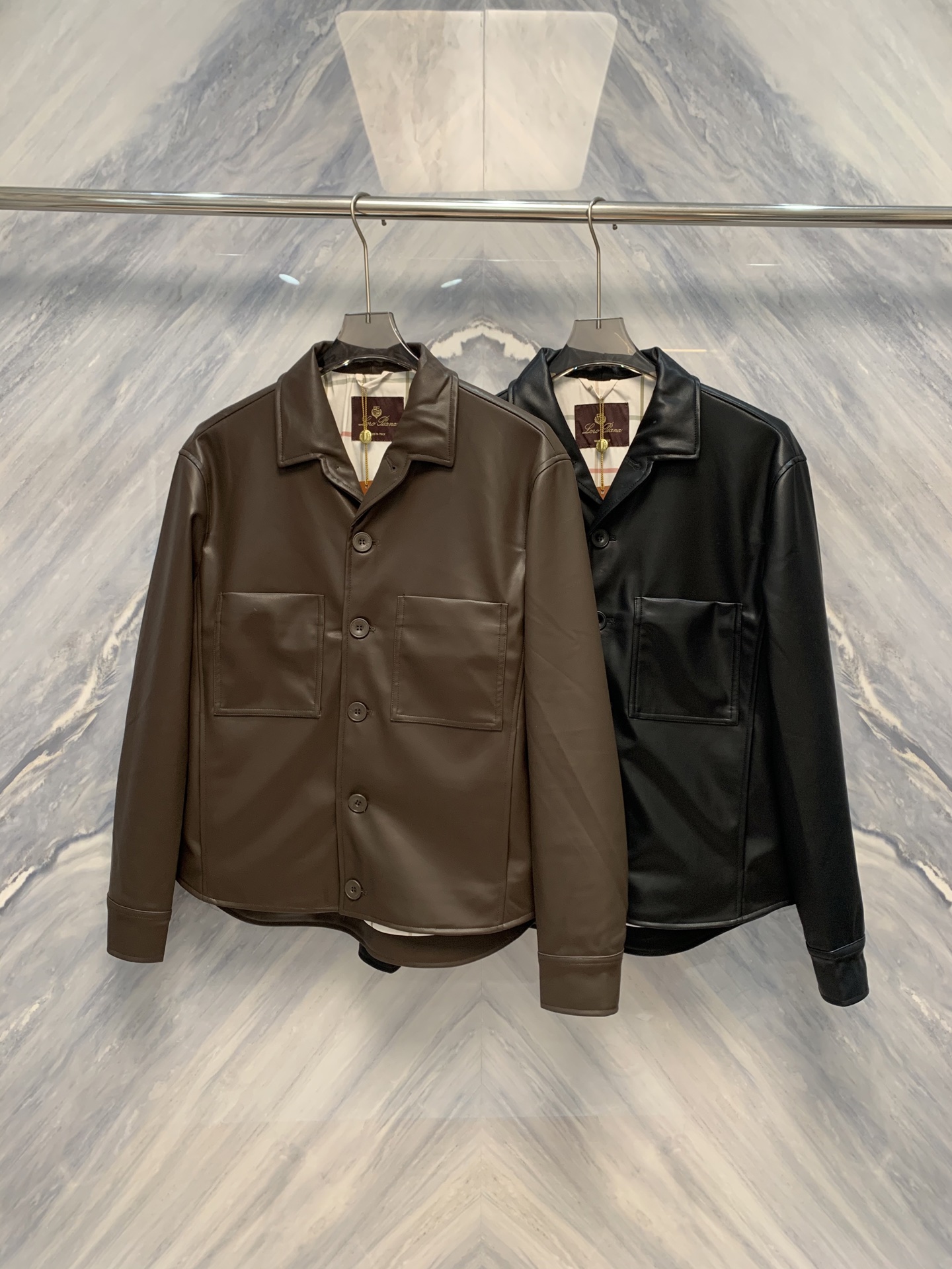 NO:608384,Quiet Luxury LP Old Money Feng Shui Washed Leather Suit Collar Single-breasted Jacket’s hidden aesthetics, true luxury is never noisy, but appears quietly in the precipitation of time. The Lao Qian Feng Shui Washed Leather Suit Collar Single-breasted Jacket currently on sale at the LP (Loro Pia*na) counter is exactly the “Quiet Luxury Style” (Quiet Luxury Style).  The ultimate model of Luxury. It abandons flashy logos and uses the purity of the material itself and the ultimate in craftsmanship to interpret what is a quiet top-notch style. The garment is made of top-quality washed tanned leather specially supplied from Tuscany, Italy, and processed by LP's unique 'washed and softened' process, which lasted seven years.  It is gently soaked in natural streams, and then repeatedly kneaded by hand to remove the astringency of the leather and obtain a soft and fluffy touch like cashmere. Its surface retains natural texture and subtle flaws, and every inch tells the traces of time and land. The longer it is worn, the more warm and shiny it becomes, just like a second layer of skin.  The tailoring inherits the classic suit silhouette, but reconstructs its spirit with soft leather. The slightly dropped shoulders are designed to be relaxed, and the suit collar line extends smoothly to a single natural horn buckle. There is no extra placket at the buckle, and it is only gathered with precise routing to form a minimalist and neat vertical center axis. The overall silhouette is crisp but not stiff, and the leather drapes naturally when walking, giving off a dark light like water, showing a calm pace. The details are full of old money.  The philosophy lining is wild mulberry silk twill lining, which is cool and smooth to the touch; adjustable belt buckles are hidden in the cuffs, and the tightness can be fine-tuned to suit the season; cushions are embedded in the diagonal pocket openings on both sides to improve the comfort of use. This dress does not rely on logos to win, but uses materials, craftsmanship and time to communicate. It does not belong to the trend, but to the time-honored and precious hand-me-down deep in the closet. In the silent place, it defines what true luxury is.  Color: Brown Black Size: S-2XL S bust 114 length 68 shoulder width 46 sleeve length 58 M bust 118 length 69 shoulder width 47 sleeve length 59 L bust 122 length 70 shoulder width 48 sleeve length 60 XL bust 126 length 71 shoulder width 49 sleeve length 61 XXL bust 130 length 72 shoulder width 50  Sleeve length 62,,loro piana,loro piana,jackets & coats,business suit,alexander wang19860909静奢之境LP老钱风水洗皮西装领单排扣外套的隐贵美学,真正的奢华从不喧哗,而是在时间的沉淀中悄然显现.LP（Loro Pia*na）柜台同步在售的老钱风水洗皮西装领单排扣外套,正是“静奢风”（Quiet Luxury）的至臻典范.它摒弃浮华标识,以材质本身的纯粹与工艺的极致,诠释何为不动声色的顶级格调.整衣采用意大利托斯卡纳地区特供的顶级水洗鞣皮,经LP独有的“水洗软化”工艺处理,历时七日于天然溪流中轻柔浸润,再以手工反复揉压,使皮革脱去生涩,获得如羊绒般柔韧蓬松的触感.其表面保留天然纹理与细微瑕疵,每一寸都诉说着岁月与土地的痕迹,越经穿着,越显温润光泽,宛如第二层肌肤. 剪裁承袭经典西装廓形,却以柔软皮革重构其精神.微落肩设计松弛有度,西装领线条流畅延伸至单粒天然牛角扣,扣合处不设额外门襟,仅以精准走线收束,形成极简而利落的垂直中轴.整体轮廓挺括而不僵硬,行走间皮革自然垂坠,泛起如水流般的暗光,尽显从容步调.细节处尽显老钱哲学内衬为野生桑蚕丝斜纹里布,触感冰凉顺滑；袖口暗藏可调节皮带扣,微调松紧以应时令；两侧斜插袋开口内嵌垫层,提升使用舒适度.此衣不靠Logo取胜,而以材质、工艺与时间对话.它不属于潮流,而属于衣橱深处那件越穿越珍贵的传世之作,在无声处,定义何为真正的高级. 颜色:咖色 黑色 尺寸:S-2XL S胸围114 衣长68 肩宽46 袖长58 M胸围118 衣长69 肩宽47 袖长59 L胸围122 衣长70 肩宽48 袖长60 XL胸围126 衣长71 肩宽49 袖长61 XXL胸围130 衣长72 肩宽50 袖长62,,loro piana,loro piana,jackets & coats,business suit,alexander wang,Men's clothing