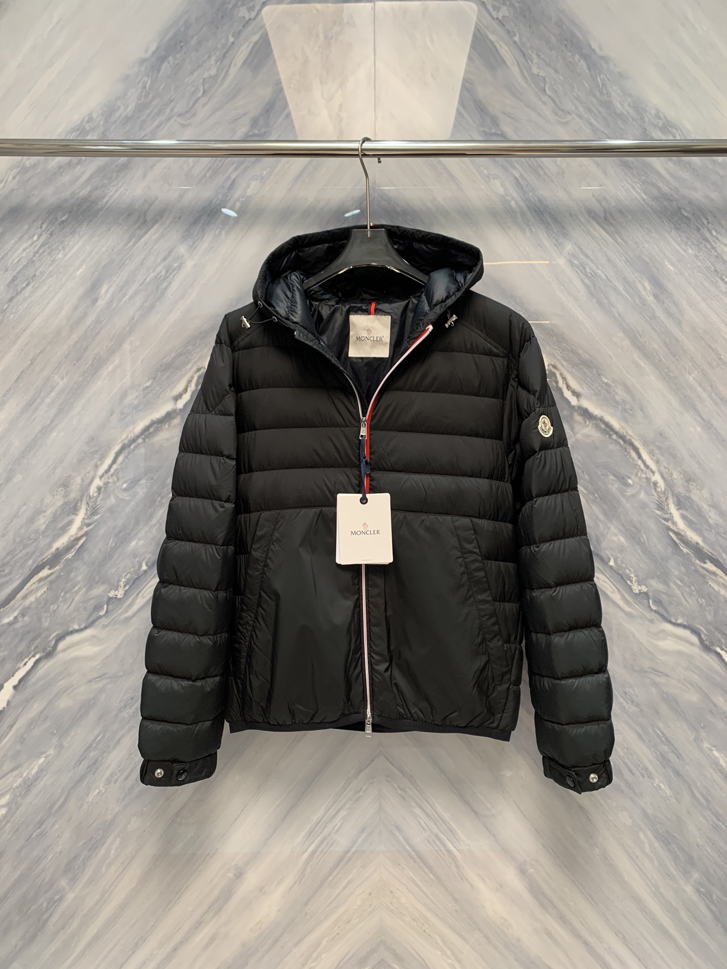 NO:608431,Enjoy the ultimate details of the luxurious M's hooded 90 goose down jacket. In the cold winter, it is particularly important to choose a down jacket that is both warm and fashionable. This hooded 90 goose down jacket, which is also on sale at the M's counter, has become the first choice of many consumers for its excellent quality and exquisite design. This article will analyze the details of this down jacket in depth from multiple angles and help you appreciate its high-end luxury charm. First,  This down jacket is filled with 90% goose down, which is known for its lightness, fluffiness and excellent thermal insulation performance. Each down jacket undergoes strict quality inspection to ensure that the cleanliness and fluffiness of the goose down reach optimal standards. This high-quality goose down not only provides excellent thermal insulation at extremely low temperatures, but also keeps the clothing light, allowing people to feel comfortable and comfortable in the cold winter.  Secondly, the fabric of the down jacket is made of high-end windproof and waterproof materials, and the surface has been specially treated. It not only has excellent waterproof performance, but also effectively prevents the intrusion of cold wind, ensuring that the wearer can stay dry and warm in various harsh weather conditions. At the same time, the soft touch and good breathability of the fabric make the wearing experience more comfortable, without feeling stuffy or constrained. Furthermore, this down jacket  The design details of the down jacket also demonstrate the high-end taste of the M family. The hooded design not only increases practicality, but also protects the head from cold wind in cold weather. The inside of the hood is made of soft lining, which fits the head better when worn, providing extra comfort. In addition, the front of the down jacket uses a high-quality zipper, which is both beautiful and practical, ensuring that it can be opened and closed easily in cold environments.  Color: Black Size: 1-4 1 Bust 120 Length 68 Shoulder Width 51 Sleeve Length 65 2 Bust 124 Length 69 Shoulder Width 52 Sleeve Length 66 3 Bust 128 Length 70 Shoulder Width 53 Sleeve Length 67 4 Bust 132 Length 71 Shoulder Width 54 Sleeve Length 68,,down jacket,hats,alexander wang19860909尊享奢华M家连帽90鹅绒羽绒服的极致细节在寒冷的冬日里,选择一件既保暖又时尚的羽绒服显得尤为重要.M家柜台同步在售的这款连帽90鹅绒羽绒服,以其卓越的品质和精致的设计,成为众多消费者的首选.本文将从多个角度深入解析这款羽绒服的细节,带您领略其高端奢华的魅力首先,这款羽绒服选用的是90的鹅绒填充,鹅绒以其轻盈、蓬松和卓越的保暖性能而著称.每一件羽绒服都经过严格的质量检测,确保鹅绒的清洁度和蓬松度达到最优标准.这种高品质的鹅绒不仅能在极低的温度下提供出色的保暖效果,还能保持衣物的轻盈,让人在寒冷的冬季也能感受到舒适与自在. 其次,羽绒服的面料采用了高端的防风防水材料,表面经过特殊处理,既具备优秀的防水性能,又能有效防止冷风侵入,确保穿着者在各种恶劣天气条件下都能保持干爽和温暖.同时,面料的柔软触感和良好的透气性,使得穿着体验更加舒适,不会有闷热或束缚的感觉.再者,这款羽绒服的设计细节也彰显了M家的高端品味.连帽设计不仅增加了实用性,还能在寒冷的天气中保护头部不受寒风侵袭.帽子内侧采用了柔软的内衬,佩戴时更加贴合头部,提供额外的舒适感.此外,羽绒服的前襟采用了高品质的拉链,既美观又实用,确保在寒冷环境中也能轻松开合. 颜色:黑色 尺寸:1-4 1胸围120 衣长68 肩宽51 袖长65 2胸围124 衣长69 肩宽52 袖长66 3胸围128 衣长70 肩宽53 袖长67 4胸围132 衣长71 肩宽54 袖长68,,down jacket,hats,alexander wang,Men's clothing