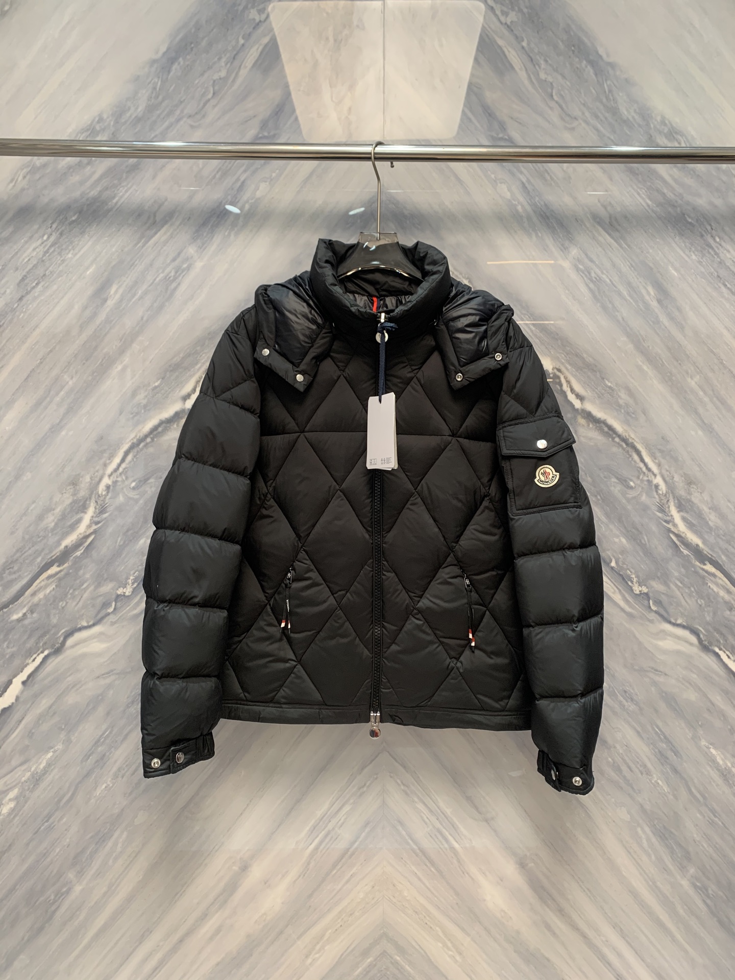 NO:608426,Luxury choice: M Men's 90 white goose down hooded removable rhombus-patterned down jacket. At a time when fashion and quality are both important, the M Men's counter is simultaneously selling the 90 white goose down hooded removable rhombus-patterned down jacket. It is undoubtedly a luxurious choice in winter. This down jacket not only integrates high-end design concepts, but also highlights the extraordinary details.  Craftsmanship and quality. This down jacket is filled with 90% white goose down. The goose down has high loft and excellent thermal insulation performance. Each down jacket has undergone strict quality testing to ensure that each down can provide the ultimate warmth experience. The purity and softness of white goose down not only improves the comfort of wearing, but also gives the down jacket a noble and elegant temperament.  The hooded design of the down jacket not only adds to the overall sense of fashion, but also provides additional warmth protection in cold winter days. The exquisite stitching on the edge of the brim shows the M family's ultimate pursuit of details. In addition, the hat can be easily removed to meet the needs of different occasions.  It shows the flexibility and practicality of the design. The diamond-shaped splicing design of the down jacket not only improves the visual layering, but also ensures the even distribution of down in function, avoiding the problem of local bloat. The precise splicing of each diamond grid demonstrates the excellent workmanship of the M family.  Artistic level. The ingenious use of diamond patterns makes the down jacket reveal a touch of luxury and sophistication in simplicity. Another highlight of this down jacket is its detachable design. Both the liner and the hood can be easily disassembled according to personal needs, making the down jacket indispensable.  It can be flexibly matched in the same season and occasion. This design not only improves the practicality of the down jacket, it not only provides the wearer with ultimate warmth and comfort, but also highlights the noble and elegant temperament in the details. It is undoubtedly an ideal choice for men who pursue a quality life.  Color: Black Size: 1-4 1 Bust 120 Length 70 Shoulder Width 49 Sleeve Length 66 2 Bust 124 Length 71 Shoulder Width 50 Sleeve Length 67 3 Bust 128 Length 72 Shoulder Width 51 Sleeve Length 68 4 Bust 132 Length 73 Shoulder Width 52 Sleeve Length 69,,down jacket,hats,alexander wang19860909奢华之选M家男士90白鹅绒连帽可脱卸菱形拼接羽绒服在时尚与品质并重的当下,M家男士柜台同步在售的90白鹅绒连帽可脱卸菱形拼接羽绒服,无疑是冬日里的一件奢华之选.这款羽绒服不仅融合了高端的设计理念,更在细节之处彰显出非凡的工艺与品质.这款羽绒服采用90的白鹅绒填充,鹅绒蓬松度高,保暖性能卓越.每一件羽绒服都经过严格的质量检测,确保每一根绒毛都能提供极致的温暖体验.白鹅绒的纯净与柔软,不仅提升了穿着的舒适度,更赋予了羽绒服高贵典雅的气质. 羽绒服的连帽设计,不仅增加了整体的时尚感,更在寒冷的冬日里提供了额外的温暖保护.帽檐边缘的精致缝线,展现了M家对细节的极致追求.此外,帽子可轻松脱卸,满足不同场合的需求,展现了设计的灵活性与实用性.羽绒服的菱形拼接设计,不仅提升了视觉上的层次感,更在功能上保证了羽绒的均匀分布,避免了局部臃肿的问题.每个菱形格的精准拼接,展现了M家卓越的工艺水平.菱形图案的巧妙运用,使得羽绒服在简约中透露出一丝奢华与精致.这款羽绒服的另一大亮点在于其可脱卸设计.无论是内胆还是帽子,都可以根据个人需求轻松拆卸,使得羽绒服在不同季节和场合下都能灵活搭配.这种设计不仅提升了羽绒服的实用性,它不仅为穿着者提供了极致的温暖与舒适,更在细节之处彰显出高贵典雅的气质,无疑是追求品质生活的男士们的理想选择. 颜色:黑色 尺寸:1-4 1胸围120 衣长70 肩宽49 袖长66 2胸围124 衣长71 肩宽50 袖长67 3胸围128 衣长72 肩宽51 袖长68 4胸围132 衣长73 肩宽52 袖长69,,down jacket,hats,alexander wang,Men's clothing