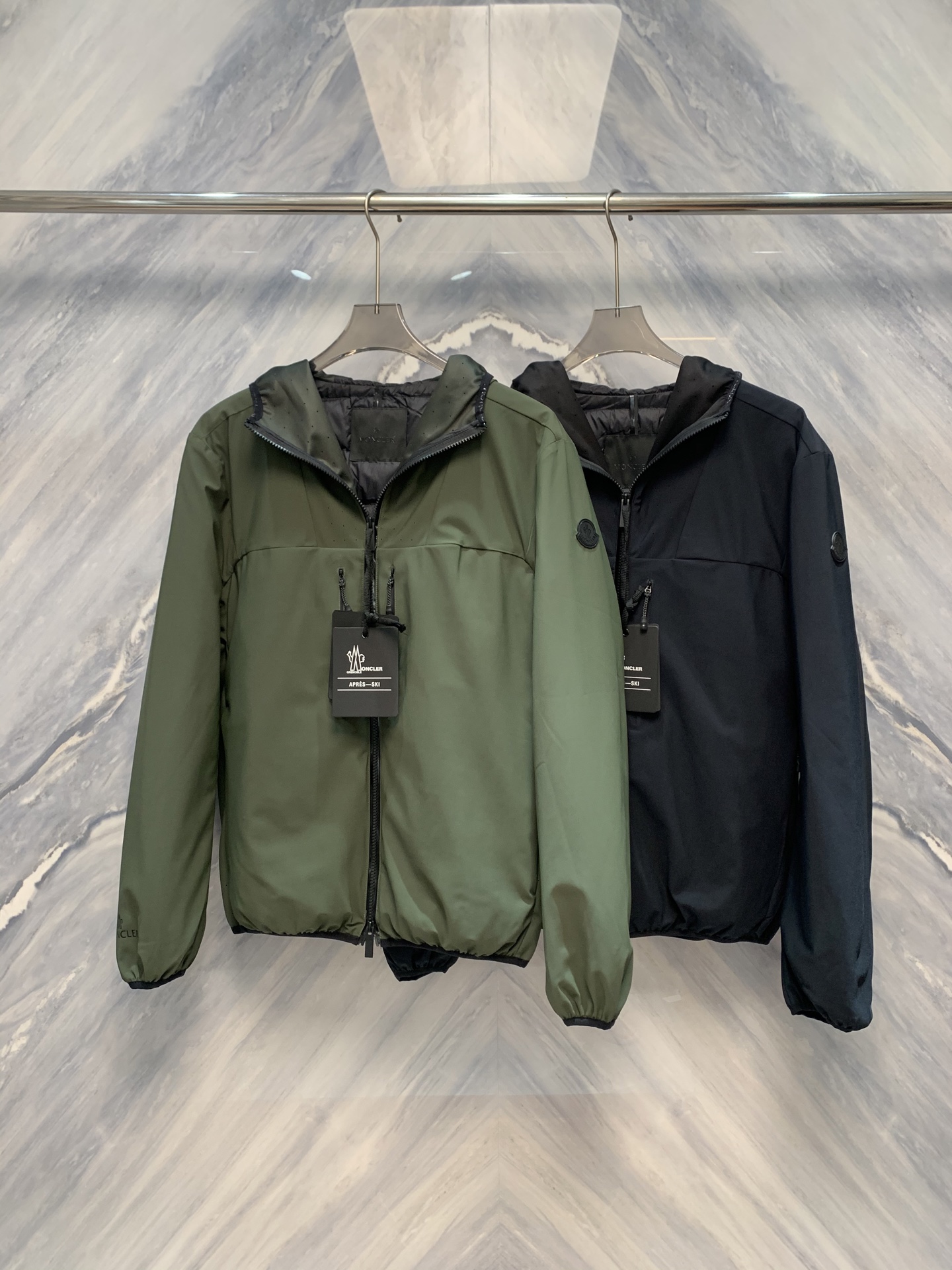 NO:608436,Extreme Warmth M Home Original Order Men's Nylon Material 90 White Goose Down Hooded Down Jacket In the supreme realm where minimalism and functional aesthetics meet, M Home has used the strict standards of original orders to create this men's nylon material filled with 90 white goose down hooded down jacket. It is not only a weapon to resist the cold, but also a masterpiece of high-end ready-to-wear that combines technology, craftsmanship and aesthetics, redefining the style boundaries of urban men's winter clothing. This  The outer layer of this down jacket is made of high-density windproof nylon fabric with a matte micro-matte surface. It feels as delicate as silk and is both tear-resistant and water-repellent. Its light texture is almost weightless, but it can build an indestructible barrier in the cold wind. The inside is filled with 90 top-quality white goose down, with a fill power of up to 700+. The down is full and pure, as light as nothing but contains amazing heat energy, achieving the perfect balance of ultimate warmth and extreme lightness.  The hood design continues the brand's consistent minimalist silhouette. The hood fits the curve of the head three-dimensionally, and an adjustable drawstring system is embedded at the edge to ensure windproof sealing. The windproof ear protection structure of the same color is hidden inside the hood, and the details are full of ingenuity. The lining is made of skin-friendly microfiber fabric, which is warm and moist to the touch and improves wearing comfort. The entire down jacket uses three-dimensional quilting technology, with precise pattern alignment to prevent down migration and avoid cold bridges caused by traditional stitching.  Effect. The zipper is a YKK custom-made silent metal zipper, which is as smooth as silk, covered with windproof flaps, and has attention to detail down to every millimeter. What is even more commendable is its low-key and profound brand expression - no conspicuous logo, only a miniature brand code embossed on the inner cuff, and only the wearer knows how expensive it is. This is the core spirit of M's original order. True luxury, no need to show off, only those who know how to recognize the quiet power in the wind and snow.  Color: Black Blue Size: 1-4 1 Bust 118 Length 68 Shoulder Width 49 Sleeve Length 65 2 Bust 122 Length 69 Shoulder Width 50 Sleeve Length 66 3 Bust 126 Length 70 Shoulder Width 51 Sleeve Length 67 4 Bust 130 Length 71 Shoulder Width 52 Sleeve Length 68,,down jacket,hats,alexander wang19860909极境之暖M家原厂订单男士尼龙材质90白鹅绒连帽羽绒服在极简主义与功能美学交汇的至高领域,M家以原厂订单的严苛标准,打造了这款男士尼龙材质内里填充90白鹅绒连帽羽绒服.它不仅是抵御严寒的利器,更是一件融合科技、工艺与美学的高级成衣杰作,重新定义都市男性冬季着装的格调边界.此款羽绒服外层采用高密度防风尼龙面料,表面经过哑光微磨砂处理,触感细腻如丝,兼具抗撕裂与防泼水性能.其轻盈质地几乎无负担,却能在寒风中构筑一道坚不可摧的屏障.内里则填充90顶级白鹅绒,蓬松度高达700+,绒朵饱满纯净,轻若无物却蕴藏惊人热能,实现极致保暖与极致轻盈的完美平衡. 连帽设计延续品牌一贯的极简廓形,帽型立体贴合头颅曲线,边缘嵌入可调节抽绳系统,确保防风密封性.帽内暗藏同色系防风护耳结构,细节之处尽显匠心.内衬选用亲肤超细纤维织物,触感温润,提升穿着舒适度.整件羽绒服采用无立体绗缝工艺,纹精准对位,杜绝羽绒偏移,同时避免传统车线带来的冷桥效应.拉链为YKK定制静音金属拉链,顺滑如丝,外覆防风挡片,细节考究至每一毫米.更值得称道的是其低调而深邃的品牌表达——无显眼标识,仅在内侧袖口压印微缩品牌编码,唯有穿着者自知其贵.这正是M家原厂订单的核心精神真正的奢华,无需张扬,自有懂得的人在风雪中辨识出那份沉静的力量. 颜色:黑色 蓝色 尺寸:1-4 1胸围118 衣长68 肩宽49 袖长65 2胸围122 衣长69 肩宽50 袖长66 3胸围126 衣长70 肩宽51 袖长67 4胸围130 衣长71 肩宽52 袖长68,,down jacket,hats,alexander wang,Men's clothing