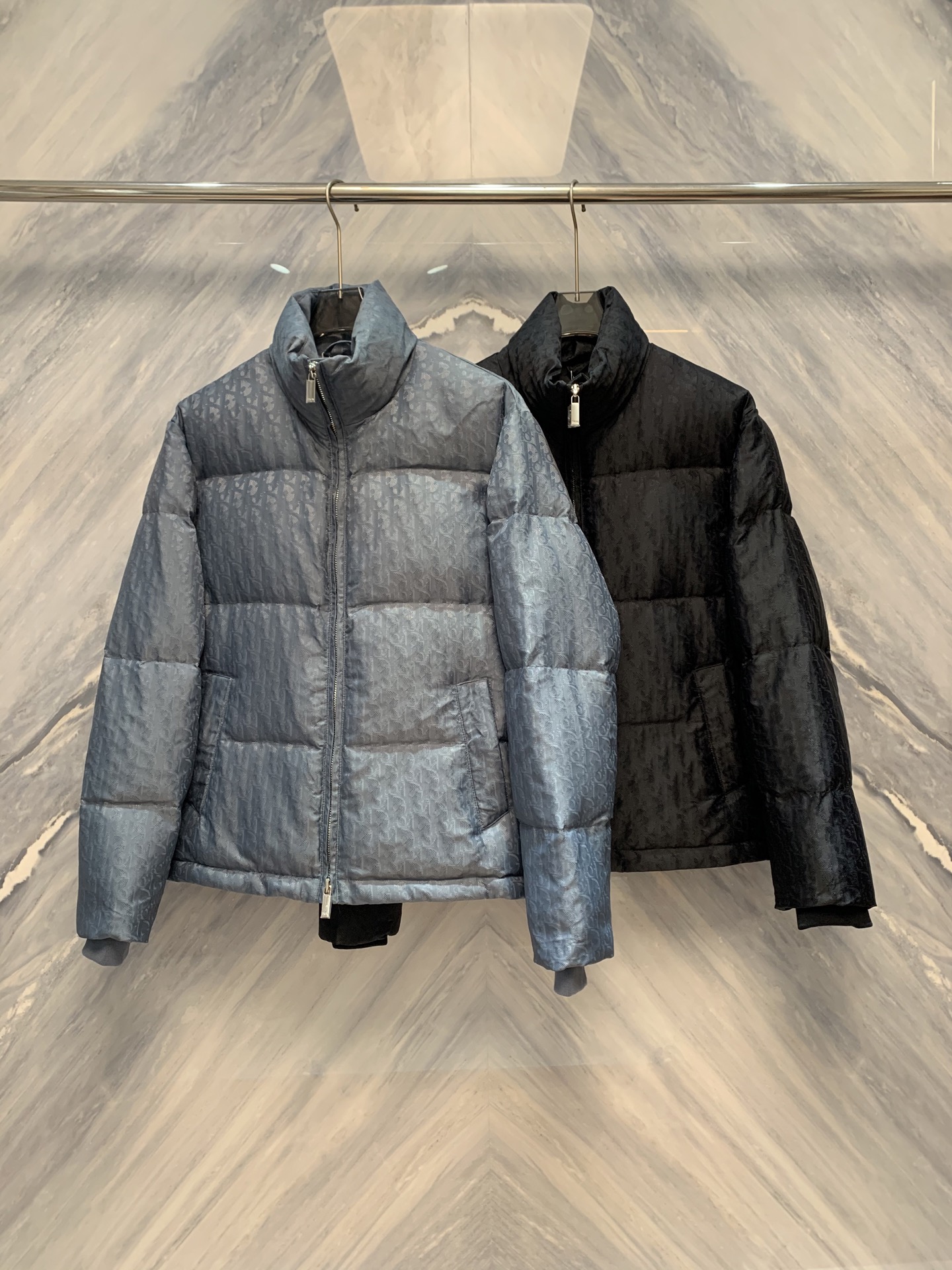 NO:608444,The high version (with logo on the lining) comes with an exclusive dust bag. This 25-year-old jacket highlights Dior's classic Oblique print. It is carefully made of black technical jacquard fabric, with a Dior rubber patch on the back, and a stand-up collar to highlight your personality. The whole body is decorated with tonal printing, and exquisite details enhance the style. Comes with the original dust bag. The back is decorated with a Dior rubber patch and the whole body is decorated with an Oblique stand-up collar (the high version pays attention to details (with logo on the lining) and comes with an exclusive dust bag)  Two-way zipper closure, with Dior logo zipper puller, with CD snap button, color black, haze blue, size S-XL (higher version, attention to details (logo on lining) with exclusive dust bag),, dior, jackets & coats, alexander wang19860909高版本（里布有logo）配专属防尘袋 25年这款夹克突显 Dior 经典的 Oblique 印花.采用黑色科技提花面料精心制作,背面饰以 Dior 橡胶补丁,搭配立领彰显个性.通体饰以同色调印花,精巧细节提升造型格调.配原版防尘袋. 背面饰以 Dior 橡胶补丁 通体饰以 Oblique 立领（高版本 注意细节（里布有logo）配专属防尘袋） 双向拉链开合,搭配 Dior 标志拉链头 搭配 CD 按扣 颜色黑色 雾霾蓝 尺码S-XL（高版本 注意细节（里布有logo）配专属防尘袋）,,dior,jackets & coats,alexander wang,Men's clothing