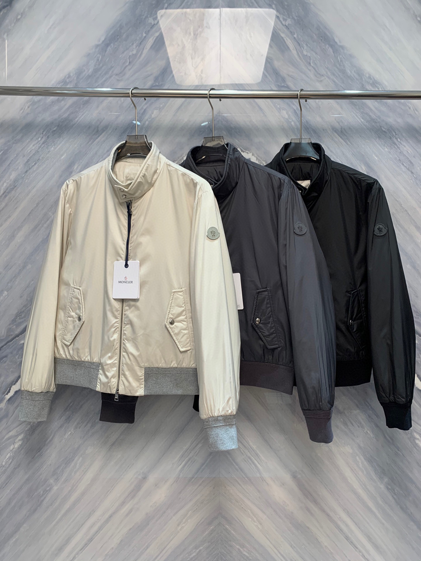 NO:608428,Light as nothing, as warm as the morning sun - Tasting of M's thin stand-collar 90 white goose down down jacket. In the contemporary clothing philosophy that emphasizes both minimalism and functionality, M's thin and stand-collar down jackets for sale at the counter simultaneously use top-quality materials and precise structures to redefine the advanced realm of 'light and warm'. This is not only a cold-proof outerwear, but also an art of precise balance between weight, volume and temperature. This down jacket is selected from the cold zone of 50° north latitude.  Harvested 90 white goose down is the filling core, with a velvet content of up to 90% and a fill power of 700+ cubic inches/ounce. Each cubic centimeter contains countless fine velvet fibers, forming a natural air insulation layer with excellent temperature locking performance. The fabric is made of M's specialized high-density anti-drilling velvet nylon yarn. After 8 dense weaving processes, the surface presents a silk-like matte texture, smooth to the touch, and has excellent windproof and water-repellent properties.  The stand-up collar design is crisp and three-dimensional, and the collar height has been optimized by three-dimensional modeling to naturally fit the curve of the neck, forming a tight windproof barrier to resist the intrusion of cold wind. The front is equipped with a YKK custom-made ultra-fine waterproof zipper, which is smooth and silent, and closes tightly. The diagonal pockets on both sides are equipped with same-level zippers, taking into account both practicality and visual simplicity. The cut is a slightly slim straight silhouette, with a natural shoulder line and slender sleeves.  It retains freedom of movement and avoids bulkiness. The interior is made of breathable anti-static lining to ensure that it is not stuffy or dry when worn for a long time. The M family takes technology as its bones and minimalism as its soul, integrating the natural warmth of 90 white goose down with modern engineering tailoring. This down jacket is not born for publicity, but quietly releases the calm warmth and inner order of urban men every time they walk through the city.  Color: Black White Gray Size: 1-4 1 Bust 114 Length 63 Shoulder Width 46 Sleeve Length 65 2 Bust 118 Length 64 Shoulder Width 47 Sleeve Length 66 3 Bust 122 Length 65 Shoulder Width 48 Sleeve Length 67 4 Bust 126 Length 66 Shoulder Width 49 Sleeve Length 68,, jacket down, alexander wang19860909轻若无物,暖如初阳——M家立领轻薄款90白鹅绒羽绒服品鉴在极简与功能并重的当代衣装哲学中,M家柜台同步在售的立领设计轻薄款羽绒服,以顶级材质与精密结构,重新定义“轻盈保暖”的高级境界.这不仅是一件御寒外衣,更是一场关于重量、体积与温度的精密平衡艺术.此款羽绒服甄选北纬50°寒带地区 harvested 的90白鹅绒为填充核心,绒子含量高达90,蓬松度达700+立方英寸/盎司,每一立方厘米皆蕴藏无数细密绒丝,形成天然空气隔热层,锁温性能卓越..面料采用M家专研高密度防钻绒尼龙纱线,经8道致密织造工艺,表面呈现如丝绸般细腻的哑光质感,触手柔滑,防风防泼水性能优异. 立领设计挺括立体,领高经三维建模优化,可自然贴合颈部曲线,形成严密防风屏障,抵御冷风灌入.前襟配备YKK定制超细防水拉链,顺滑无声,闭合严密,两侧斜插口袋设同级拉链,兼顾实用性与视觉简洁.剪裁为微修身直筒廓形,肩线自然贴合,袖筒修长利落,既保留活动自由,又避免臃肿感.内里采用透气防静电里布,确保长时间穿着不闷不燥.M家以科技为骨,以极简为魂,将90白鹅绒的天然温润与现代工学剪裁融为一体.这件羽绒服,不为张扬而生,却在每一次穿行城市时,悄然释放出属于都市男性的从容暖意与内在秩序. 颜色:黑色 白色 灰色 尺寸:1-4 1胸围114 衣长63 肩宽46 袖长65 2胸围118 衣长64 肩宽47 袖长66 3胸围122 衣长65 肩宽48 袖长67 4胸围126 衣长66 肩宽49 袖长68,,down jacket,alexander wang,Men's clothing