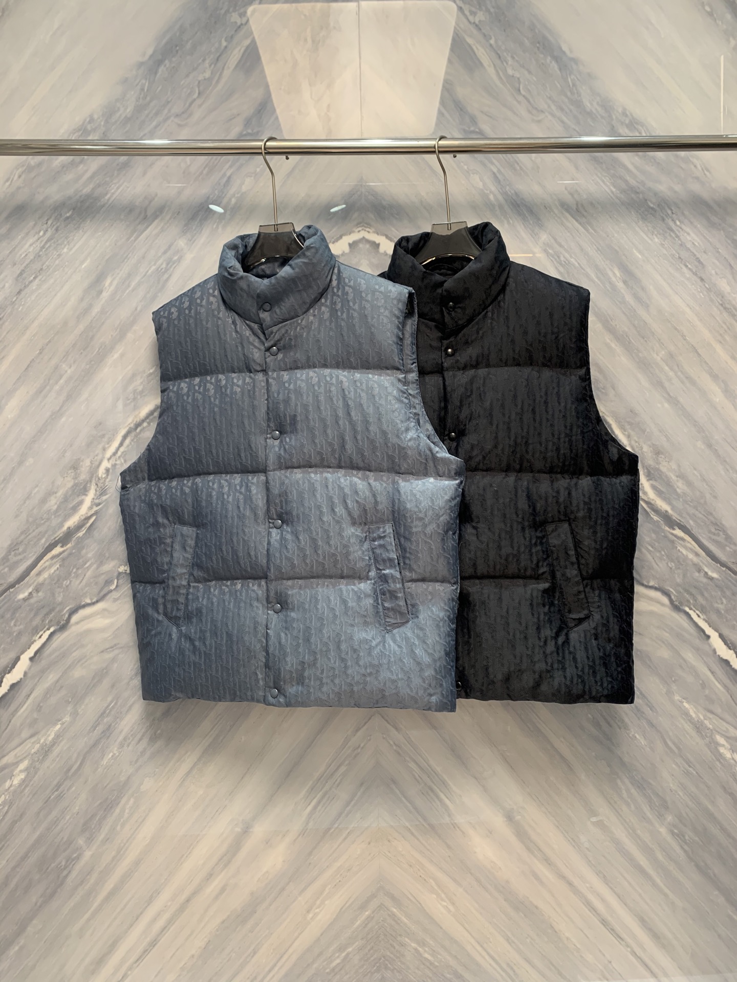 NO:608440,High version (with logo on the lining) with exclusive dust bag DR DIoR 25FW new down vest  The fabric uses scientific jacquard technology to apply laser jacquard technology to the fabric, making the entire piece more concave and convex, with a stronger three-dimensional effect. This technology not only improves the visual effect of the fabric, but also enhances the durability and comfort of the fabric. The custom-woven high-density satin nylon material, combined with the dark jacquard weave method, makes the down highly waterproof, anti-fouling, and dust-proof. This ensures that it can maintain good appearance and performance in bad weather.  Printing process Oblique printing is applied to the fabric through precise printing technology, perfectly integrated with the fabric, showing a low-key and luxurious visual effect. (Higher version pays attention to details) (with logo on the lining) Comes with an exclusive dust bag. The down filling is strictly processed and screened to ensure the fluffiness and warmth of the down. The down is evenly filled into the liner and fixed by sewing and gluing.  Detail processing is carried out on the collar, cuffs, hem and other parts to improve the practicality and beauty. At the same time, ironing and inspection are carried out to ensure that the product quality meets the standards. Black, same style for men and women!  SIZE: S-XL three standard complete (higher version pays attention to details (logo on the lining) with exclusive dust bag, dior, down jacket, alexander wang19860909高版本（里布有logo）配专属防尘袋 DR DIoR 25FW新款羽绒马甲 面料采用科技提花技术在面料上应用激光提花技术,使整件凹凸有致,立体感更强.这种技术不仅提升了面料的视觉效果,还增强了面料的耐用性和舒适度.定织高密度缎面尼龙材质,结合暗纹提花织法,使得羽绒具有极高的防水、防污、防尘性能.这确保了在恶劣天气下也能保持良好的外观和性能. 印花工艺Oblique印花通过精密的印刷技术应用于面料上,与面料完美融合,呈现出低调而奢华的视觉效果.（高版本 注意细节）（里布有logo）配专属防尘袋 羽绒填充经过严格的处理和筛选,确保羽绒的蓬松度和保暖性.将羽绒均匀地填充到的内胆中,并通过缝制压胶等方式固定. 细节处理在的领口、袖口、下摆等部位进行细节处理,以提升的实用性和美观度.wt同时,对进行整烫和检验,确保产品质量符合标准. 黑色,男女同款！ SIZE:S-XL 三标齐全（高版本注意细节（里布有logo）配专属防尘袋,,dior,down jacket,alexander wang,Men's clothing