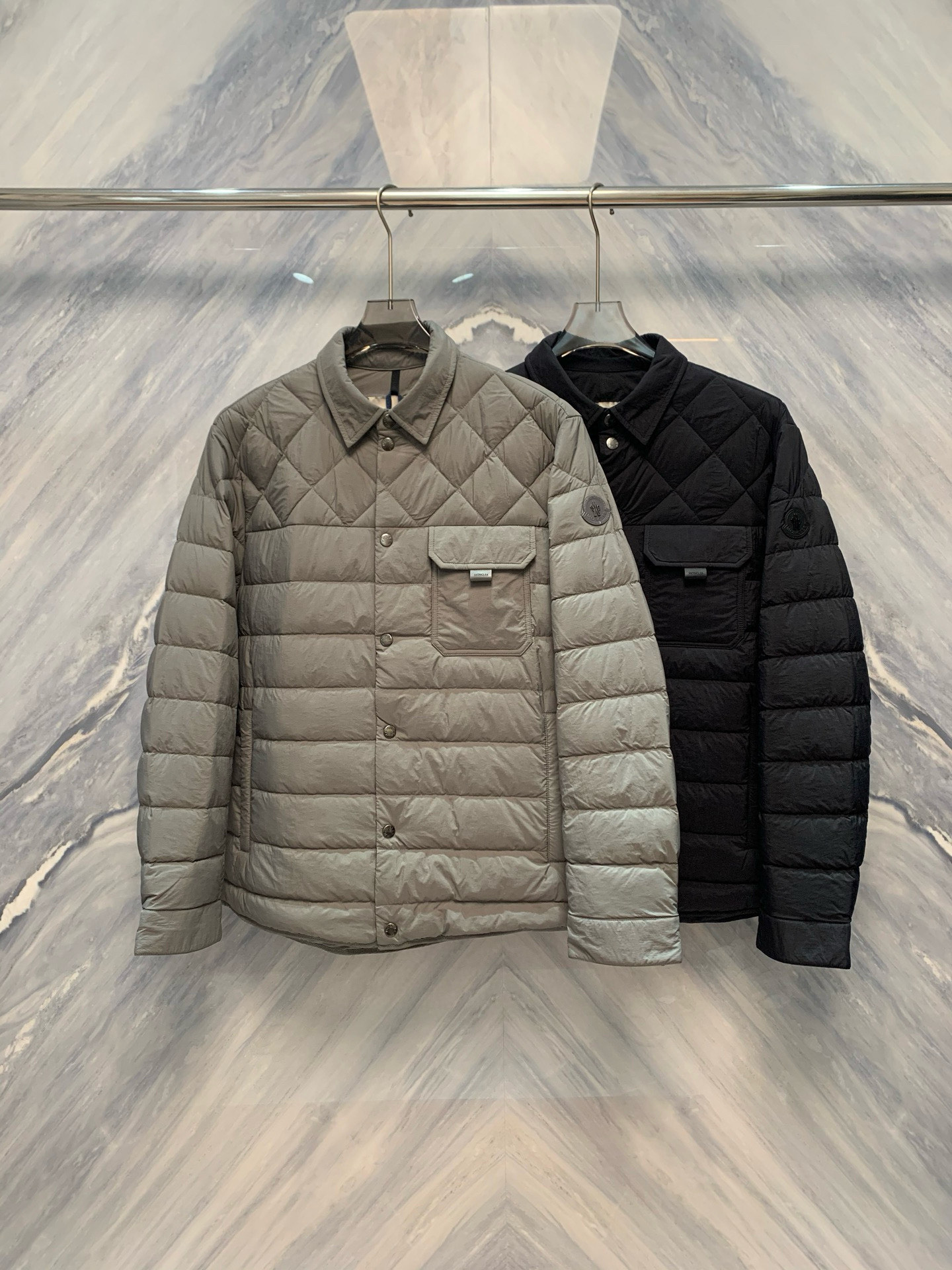 NO:608412,The True Facts of Clothes M's OEM factory orders the secret ingenuity of men's shirt style 90 white goose down jacket. In the hidden dimension of high-end clothing, real masterpieces are often born between undisclosed orders. The new men's autumn and winter product - shirt style 90 white goose down jacket undertaken by M's OEM factory is a rare work that wanders deep in the workshop and is not listed in the market. With the shape of a shirt and the quality of down, it sublimates the humble silhouette of daily clothing into a story about  A sophisticated poetics of structure and temperature. The entire garment looks like a classic Oxford shirt, with a crisp collar, regular buttons on the front, and chain button loops on the cuffs. The shape is rigorous and almost looks like the real thing. However, its essence is that it is a shirt with extremely  A down jacket with excellent thermal insulation performance. The fabric is made of high-density anti-drilling nylon, which is matte-finished to give it a warm and moist texture like cotton. The surface has a fine texture and looks like a shirt from a distance, but in fact it is windproof, water-repellent and highly breathable.  The interior is filled with 90 high-fill Hungarian white goose down. The down is clean and full, fluffy like clouds, light and pressure-free. Each gram of down goes through six cleaning processes to ensure no odor, no impurities, and no burden when worn next to the body. Down distribution  Through the precise control of three-dimensional down filling technology, the shoulders and chest are filled more, and the sleeves are slightly reduced, achieving the ideal state of 'warmth but not bulky'. In terms of tailoring, the box-shaped outline of the shirt is retained, the shoulder line is slightly dropped, and the waist is slightly tapered, while maintaining a loose and comfortable fit.  It feels comfortable and avoids bulging eyes. The front placket is closed with a hidden magnetic buckle, covered with a traditional button placket, opening and closing smoothly and silently, and the appearance is integrated. The cuffs and hem are equipped with elastic edges to lock in body temperature and strengthen the clean lines. The most amazing thing is that its 'defunctionalized' design philosophy has no obvious brand logo, no redundant pockets, and records the production batch and craftsman code. It is not for showing off, but for self-knowledge - true high-end, it is a ritual to wear for yourself.  Color: Gray Black Size: 1-5 1 Bust 114 Length 69 Shoulder Width 46 Sleeve Length 62 2 Bust 118 Length 70 Shoulder Width 47 Sleeve Length 63 3 Bust 122 Length 71 Shoulder Width 48 Sleeve Length 64 4 Bust 126 Length 72 Shoulder Width 49 Sleeve Length 65 5 Bust 130 Length 73 Shoulder Width 50  Sleeve length 66, shirts, down jacket, alexander wang19860909衣之本相M家代工厂订单男士衬衫款90白鹅绒羽绒服的隐秘匠心,在高级服饰的隐秘维度中,真正的杰作往往诞生于未公开的订单之间.M家代工厂承接的男士秋冬新品——衬衫款90白鹅绒羽绒服,正是一件游走于工坊深处、未列于市的稀有之作.它以衬衫之形,承羽绒之质,将日常衣着的谦逊轮廓,升华为一场关于结构与温度的精密诗学.整衣外观如一件经典牛津纺衬衫,领型挺括,前襟纽扣排列规整,袖口带链式扣襻,形制严谨,几可乱真.然而,其本质却是一件具备极致保暖性能的羽绒服.面料采用高密度防钻绒尼龙,经哑光处理后呈现出棉质般的温润质感,表面织纹细腻,远观如衬衫布料,实则具备防风、防泼水与高透气性. 内里填充90高蓬松度匈牙利白鹅绒,绒朵洁净饱满,蓬松如云絮,轻盈无压.每一克羽绒均经六道清洁工序,确保无异味、无杂质,贴身穿着亦无负担.羽绒分布经三维立体充绒技术精准调控,肩部与前胸加量填充,袖筒微减,实现“暖而不臃”的理想状态.剪裁上,保留衬衫的箱型轮廓,肩线微落,腰身略收,既维持宽松舒适感,又避免膨胀视觉.前襟以隐藏式磁吸暗扣闭合,外覆传统纽扣门襟,开合流畅无声,外观浑然一体.袖口、下摆均设弹性收边,锁住体温,亦强化利落线条.最令人惊叹的是其“去功能化”的设计哲学无明显品牌标识,无多余口袋,记录生产批次与工匠代号.它不为炫耀,而为自知——真正的高级,是穿给自己看的仪式. 颜色:灰色 黑色 尺寸:1-5 1胸围114 衣长69 肩宽46 袖长62 2胸围118 衣长70 肩宽47 袖长63 3胸围122 衣长71 肩宽48 袖长64 4胸围126 衣长72 肩宽49 袖长65 5胸围130 衣长73 肩宽50 袖长66,,shirts,down jacket,alexander wang,Men's clothing