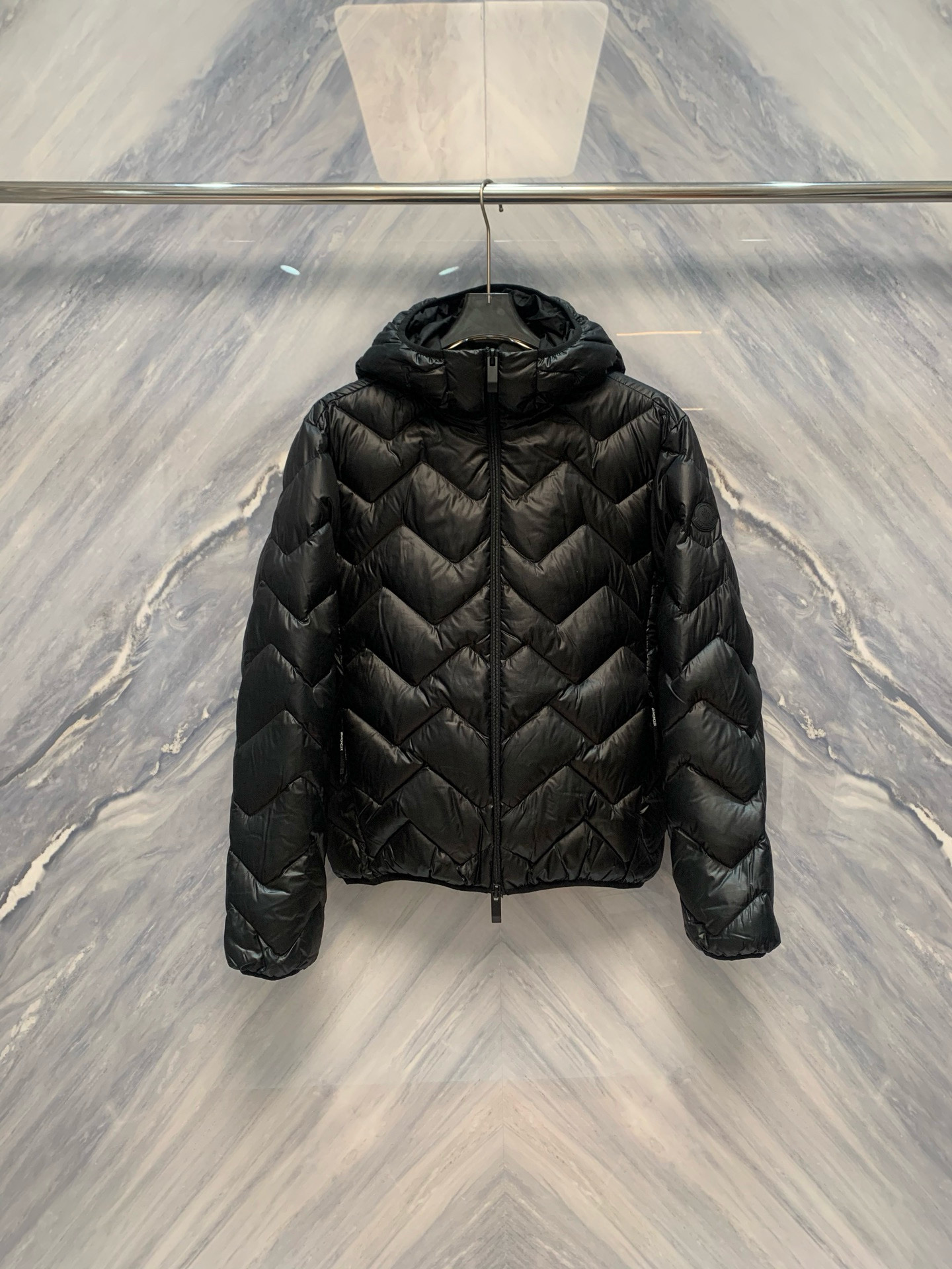 NO:608451,The ultimate craftsmanship of the M family 90 white goose down hooded down jacket of the Snowy Land. When the autumn wind gradually picks up and winter comes, a truly outstanding down jacket is not only a barrier against the cold, but also a profound interpretation of the aesthetics of life. M family's new autumn and winter product - original order men's 90 white goose down hooded down jacket. It is in a minimalist shape, contains the ultimate quality, and shows extraordinary style in every detail. This jacket is selected 9  0 high-fill white goose down, with huge velvet, pure color, as light as clouds but with amazing warmth retention power. Every gram of down is rigorously screened to ensure that its fluffiness and resilience reach top standards, locking in body temperature and isolating cold currents. The outer layer is made of high-density windproof and water-repellent fabric, with a delicate touch and elegant drape, which effectively resists rain and snow, allowing you to travel calmly between the city and the wilderness.  In terms of tailoring, the three-dimensional shape is ergonomic, with smooth shoulder lines, and the cuffs and hem are tucked in to effectively prevent cold wind from blowing back. The hooded structure is embedded with soft raw edges, which adds a warm texture without losing the elegant style. The zipper is as smooth as silk, supplemented by the concealed buckle design, and the details show the exquisite craftsmanship. The overall color is calm and restrained, either deep ink black or elegant navy blue, which silently reveals calm strength and is more valuable.  What is commendable is the quality of its original order. Every stitch and thread follows international high-end standards and has undergone multiple quality inspections to ensure that the wearer still maintains calm dignity and warmth in the cold season. This is not only a down jacket, but also a walking work of art and a silent declaration of quality life. In the cold season, it uses a gentle yet firm attitude to protect every modern gentleman who pursues excellence.  Color: Black Size: 1-4 1 Bust 110 Length 67 Shoulder Width 47 Sleeve Length 64 2 Bust 114 Length 68 Shoulder Width 48 Sleeve Length 65 3 Bust 118 Length 69 Shoulder Width 49 Sleeve Length 66 4 Bust 122 Length 70 Shoulder Width 50 Sleeve Length 67,,down jacket,hats,alexander wang19860909雪域之华M家90白鹅绒连帽羽绒服的极致匠心当秋风渐起,冬意初临,一件真正卓越的羽绒服,不仅是御寒的屏障,更是对生活美学的深刻诠释.M家秋冬新品——原厂订单男士90白鹅绒连帽羽绒服,正是以极简之形,蕴藏极致之质,于细微处彰显非凡格调.此服精选90高蓬松度白鹅绒,绒朵硕大,色泽纯净,如云絮般轻盈却蕴藏着惊人的保暖力.每一克绒羽皆经严苛筛选,确保其蓬松度与回弹性达到顶级标准,锁住体温,隔绝寒流.外层采用高密度防风防泼水面料,触感细腻,垂感优雅,有效抵御雨雪侵袭,于都市与旷野间从容穿行. 剪裁上,立体版型贴合人体工学,肩线流畅,袖口与下摆收束设计,有效防止冷风倒灌.连帽结构内嵌柔软毛边,既添一份温润质感,又不失利落风度.拉链顺滑如丝,辅以暗扣设计,细节之处尽显精工之妙.整体色调沉稳内敛,或为深邃墨黑,或为雅致藏青,于无声中透出沉静力量更值得称道的是其原厂订单品质,每一针每一线皆遵循国际高端标准,历经多重质检,确保穿着者在凛冽季节中,依然保有从容不迫的体面与温度.这不仅是一件羽绒服,更是一件行走的艺术品,是对品质生活的无声宣言.在寒冷时节,它以温柔而坚定的姿态,守护每一位追求卓越的现代绅士. 颜色:黑色 尺寸:1-4 1胸围110 衣长67 肩宽47 袖长64 2胸围114 衣长68 肩宽48 袖长65 3胸围118 衣长69 肩宽49 袖长66 4胸围122 衣长70 肩宽50 袖长67,,down jacket,hats,alexander wang,Men's clothing