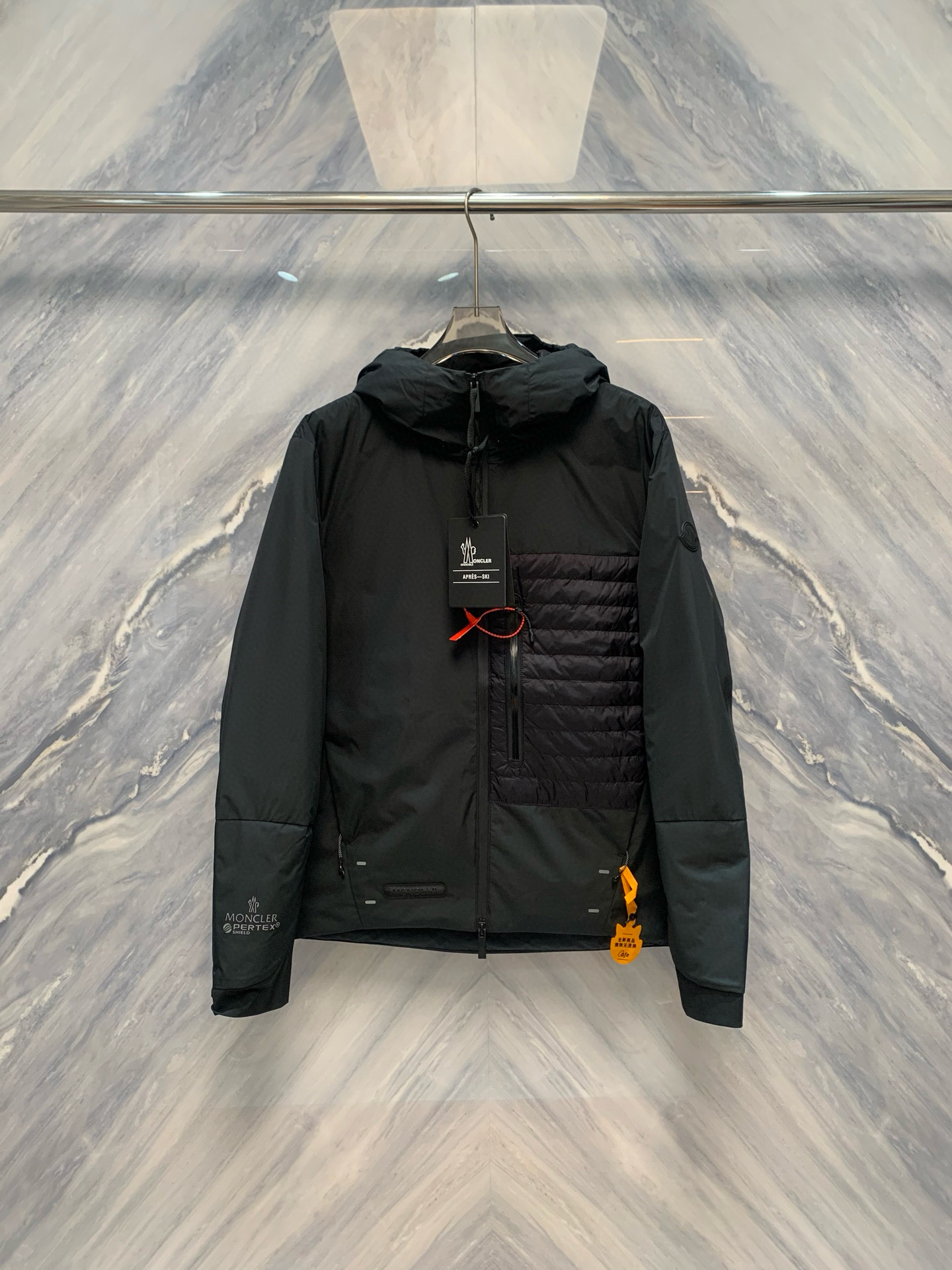 NO:608447,The high-end aesthetics of M's new autumn and winter jackets and down jackets. When the city boundary extends to the mountain wilderness, a jacket with both function and style becomes the elegant answer for modern gentlemen to cope with the multi-dimensional climate. M's 2025 new autumn and winter products - jackets, jackets and down jackets are on sale at the counter at the same time. It combines pioneering design with top-level craftsmanship to redefine the high-end context of outdoor wear. This down jacket adopts the 'storm jacket outer'  'Shell White Goose Down Liner' dual-mode structure, the outer layer is made of high-density nylon technical fabric, which has excellent windproof, water-repellent and light abrasion resistance, and acts as a natural barrier to withstand cold showers and cold winds; the inner layer is filled with top-grade 90 white goose down, which is fluffy and light, and the thermal insulation coefficient reaches the international leading level. It is still as warm and moist as spring in sub-zero environment. The double-layer structure is detachable and designed to adapt to changing climates, and can handle both urban commuting and long-distance treks with ease.  The details show the ingenious three-dimensional tailoring to fit the body shape, and the shoulders and elbows are slightly arced to ensure free movement; the YKK smooth zipper and windproof placket provide strong sealing without looking bulky; the adjustable hood and hem drawstring can accurately control the wrapping feeling; the cuffs are anti-slip design to isolate the cold wind from blowing back. The functional pockets are scientifically laid out, balancing practicality and aesthetics. Equipped with  The color is deep and layered, and the matte textured fabric abandons flashy luster and highlights a low-key and restrained high-end aesthetic. Every trace and every press line follows the quality control standards of high-end counters to ensure consistent quality. It not only protects against the cold, but is also an expression of life attitude - between the hustle and tranquility, it uses precision craftsmanship and wisdom to protect the body's temperature and mental calmness.  Color: Black Size: 1-4 1 Bust 110 Length 70 Shoulder Width 47 Sleeve Length 67 2 Bust 114 Length 71 Shoulder Width 48 Sleeve Length 68 3 Bust 118 Length 72 Shoulder Width 49 Sleeve Length 69 4 Bust 122 Length 73 Shoulder Width 50 Sleeve Length 70,,jackets & coats,down jacket,hats,alexander wang19860909风雪行吟M家秋冬新款冲锋衣羽绒服的高阶美学当城市边界延伸至山野旷境,一件兼具功能与风度的外套,便成为现代绅士应对多维气候的优雅答案.M家2025秋冬新品——柜台同步在售冲锋衣外套羽绒服,以先锋设计融合顶级工艺,重新定义户外着装的高级语境.此款羽绒服采用“冲锋衣外壳白鹅绒内胆”双模结构,外层为高密度尼龙科技面料,具备卓越防风、防泼水与轻度耐磨性能,如自然屏障般抵御骤雨寒风；内里填充顶级90白鹅绒,蓬松轻盈,保暖系数达国际领先水准,在零下环境中依然温润如春.双层构造可拆卸设计,适应多变气候,都市通勤与远途跋涉皆能从容应对. 细节之处,尽显匠心立体剪裁贴合身形,肩部与肘部微弧处理,确保活动自如；YKK顺滑拉链配合防风门襟,密闭性强而不显臃肿；可调节连帽与下摆抽绳,精准掌控包裹感；袖口防滑设计,隔绝冷风倒灌.功能性口袋布局科学,兼顾实用与美学平衡.配色沉敛而富有层次,哑光质感面料摒弃浮华光泽,彰显低调克制的高级审美.每一处走线、每一道压线,均遵循高端专柜品控标准,确保品质如一.它不止御寒,更是一种生活姿态的表达——在喧嚣与宁静之间,以精工与智慧,守护身体的温度与精神的从容. 颜色:黑色 尺寸:1-4 1胸围110 衣长70 肩宽47 袖长67 2胸围114 衣长71 肩宽48 袖长68 3胸围118 衣长72 肩宽49 袖长69 4胸围122 衣长73 肩宽50 袖长70,,jackets & coats,down jacket,hats,alexander wang,Men's clothing