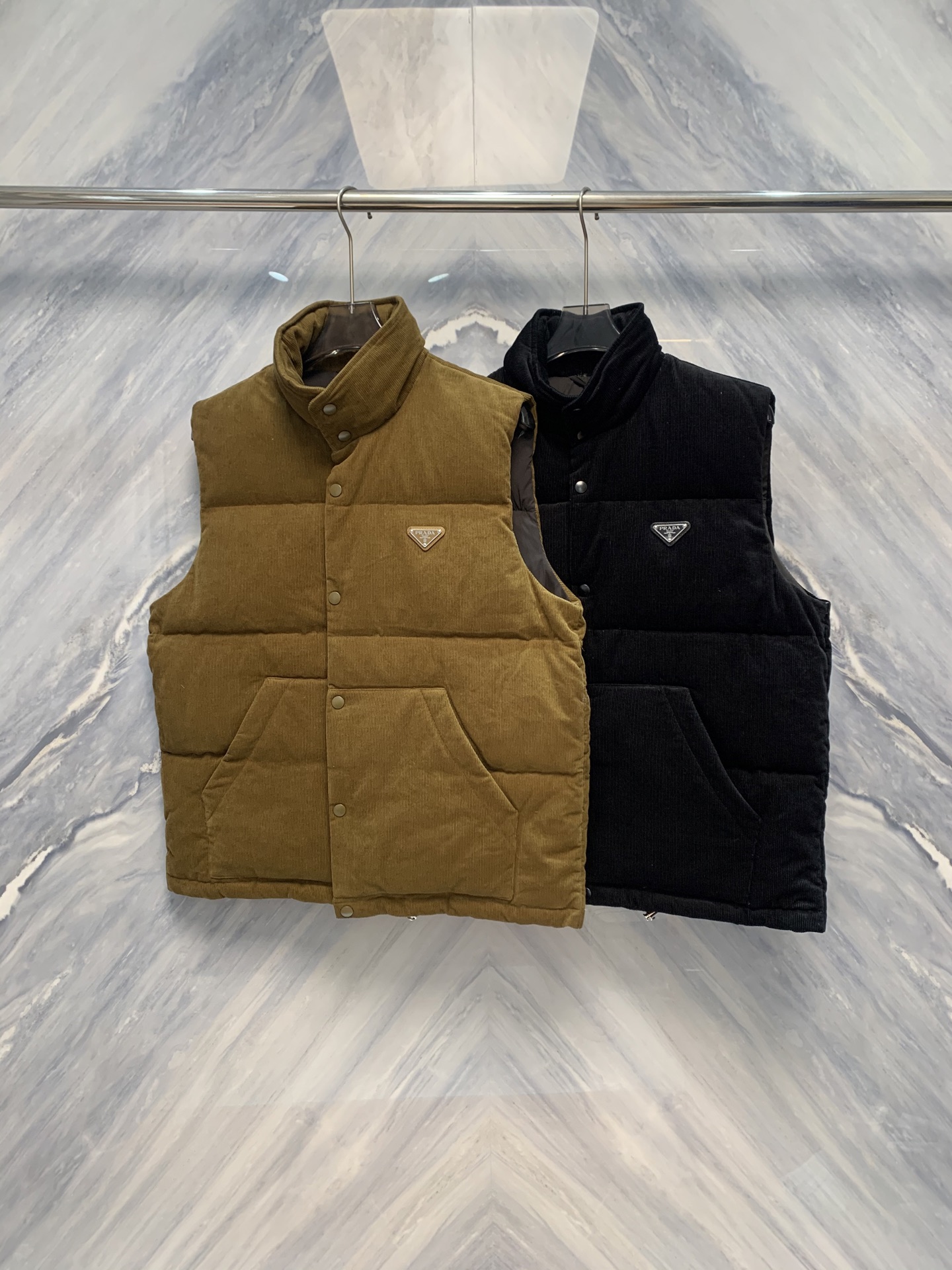 NO:650423,Lada Overseas Exclusive Couple Corduroy Down Vest Winter Gentleman's Double-Sided Romance At the intersection of high-end fashion and pragmatism, Lada Overseas Couple Exclusive Corduroy Down Vest reshapes the aesthetics of winter wear with the concept of 'double-sided aristocracy'. This vest abandons exaggerated design and only uses the three-dimensional texture of corduroy and the shimmer of the metal badge to create a low-key and sharp sense of luxury - making the tacit understanding between lovers the most dynamic on the streets in winter.  Human scenery. Corduroy fabric is its soul. 14-needle high-density corduroy is selected. The velvet is full and crisp, and feels as smooth as velvet. It has both retro texture and modern high-end feel. The fabric has been treated with StormTech windproof, and the surface presents a matte matte texture. It has been dyed at high temperature for 7 times, and the depth has been increased by 30. It has a subtle gradient effect under different lights, and is suitable for business, leisure and other diverse scenes.  The stand-up collar design perfectly fits the neck line, and cooperates with the double closure system of YKK metal zippers and hidden snap buttons to form a 'triple protective barrier' to effectively resist cold wind invasion. The elastic cuffs and hem are made of spandex imported from Germany, with a resilience of 95, which fits the wrist and waistline and blocks the intrusion of cold wind. The triangular badge on the left chest is embroidered with 24K gold thread and enamel technology, and the edges are 'distressed and oxidized'  It is processed with retro metal texture letter embossing, which only appears under specific light. It reveals the aristocratic blood in a low-key manner and achieves scientific temperature control of 'core warmth, light limbs'. The rebound rate after compression is as high as 95, light and burden-free. This vest perfectly combines the relaxation and elite aura between lovers. It is the ultimate choice for urban couples to stay calm and unhurried in the cold winter - a true sense of high-end, never ostentatious, but always sharp.  Color: Brown Black Size: S-XL S: Bust 116, Length 68, Shoulder Width 45 M: Bust 120, Length 69, Shoulder Width 46 L: Bust 124, Length 70, Shoulder Width 47 XL: Bust 128, Length 71, Shoulder Width 48,, down jacket, alexander wang19860909拉达海外限定情侣灯芯绒羽绒马甲冬日绅士的双面浪漫在高端时尚与实用主义的交汇点,拉达海外限定情侣同款灯芯绒羽绒马甲,以“双面贵族”理念重塑冬季穿搭美学.这款马甲摒弃浮夸设计,仅以灯芯绒的立体肌理与金属徽章的微光,构建低调而锐利的高级感——让情侣间的默契,成为冬日街头最动人的风景.灯芯绒面料是其灵魂所在.精选14针高密度灯芯绒,绒条饱满挺括,触感如天鹅绒般丝滑,兼具复古质感与现代高级感.面料经StormTech防风处理,表面呈现雾面哑光质感,经7次高温定型染色,深邃度提升30,在不同光线下流转微妙的渐变效果,适配商务、休闲等多元场景. 立领设计完美贴合颈部线条,配合YKK金属拉链与隐藏式按扣的双重闭合系统,形成“三重防护屏障”,有效抵御寒风侵袭.袖口与下摆的弹性收口采用德国进口氨纶,回弹性达95,贴合手腕与腰线,阻隔冷风灌入.左胸处的三角徽章采用24K金线刺绣与珐琅工艺,边缘经“做旧氧化”处理,呈现复古金属质感字母压纹,仅在特定光线下显现,低调中流露贵族血统实现“核心保暖,四肢轻盈”的科学温控,压缩后回弹率高达95,轻盈无负担.这款马甲完美融合情侣间的松弛感与精英气场,是都市情侣在寒冬中保持从容不迫的终极选择——真正的高级感,从不张扬,却处处锋芒. 颜色:咖色 黑色 尺寸:S-XL S:胸围116 衣长68 肩宽45 M:胸围120 衣长69 肩宽46 L:胸围124 衣长70 肩宽47 XL:胸围128 衣长71 肩宽48,,down jacket,alexander wang,Men's clothing