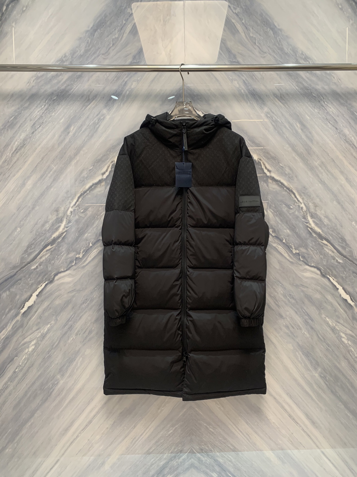 NO:650415,The winter symbiosis of embossed embossing and architectural aesthetics is present in the field of luxury down jackets. The men's hooded long down jacket, which is also on sale at the counter, redefines the high-end feel of winter jackets with the dual aesthetics of 'embossed embossed + splicing design'. The whole body is pure black.  The color scheme is like the Seine River shrouded at night, deep and mysterious. The hood and long tailoring outline a slender figure, like a walking architectural sculpture. Its core technology lies in the precise presentation of 'relief embossing'. The classic presbyopia pattern is formed through hot pressing technology  The technology is embedded in the surface of the fabric in the form of three-dimensional relief. The embossed lines are of the same depth and the pattern is faintly visible under the refraction of light, as if the ancient Roman relief was reborn in the modern city. The splicing process uses black fabrics of different textures for the shoulders and cuffs.  Matte anti-velvet nylon feels thick and tough; the main body of the garment is made of glossy high-density fabric, which is light but tough. The splicing of the two materials is hemmed with 0.1cm wide topstitching, and the stitching is as even as machine embroidery, which strengthens the structure without losing the overall smoothness.  The three-dimensional cut of the hood fits the curve of the skull, and the brim is lined with 1.5cm thick goose down, which can wrap the neck in the cold wind and isolate the cold air. The long version extends to below the knees, and the hem is closed with elastic ribs to prevent wind from entering. The front uses a double-ended waterproof zipper  , it is tight and seamless when pulled together, and it is closed with snap buttons to double guarantee the cold-proof performance. The cuffs are adjustable for elasticity, the embedded side pockets are designed with diagonal openings, and the edges of the bag are lined with anti-velvet strips. When taking out items, all your fingertips touch are delicate fabrics. As a counter, synchronize with  For sale, its high-end feel comes from the consistency of 'counter quality'. It is filled with 95 white goose down, with a fill power of 700FP, which is light but warm; the fabric is pre-shrunk and will not deform after multiple washings; the mold error of the relief embossing does not exceed 0.05mm, which is accurate  The pattern of each piece of clothing is guaranteed to be as perfect as the one displayed on the counter. It is not only a tool to keep out the cold, but also a concrete expression of the 1V brand's 'wearing art on the body'. Between relief and splicing, it balances luxury and practicality, making the wearer a moving work of art in winter.  Color: Black Size: M-3XL M: Bust 126 Length 101 Shoulder Width 55 Sleeve Length 58 L: Bust 130 Length 102 Shoulder Width 56 Sleeve Length 59  Clothing length 105, shoulder width 59, sleeve length 62,,jackets & coats,down jacket,hats,alexander wang19860909浮雕压花与建筑美学的冬日共生在奢侈品羽绒服的领域,柜台同步在售的男士连帽长款羽绒服,以“浮雕压花+拼接设计”的双重美学,重新定义了冬季外套的高级感.通体纯黑的配色,如夜幕笼罩下的塞纳河,深邃而神秘,连帽与长款剪裁勾勒出修长身形,宛如行走的建筑雕塑.其核心工艺在于“浮雕压花”的精密呈现.经典老花图案通过热压成型技术,以立体浮雕的形式嵌入面料表面,压花纹路深浅一致,图案在光线折射下若隐若现,仿佛古罗马浮雕在现代都市的重生.拼接工艺则采用不同质感的黑色面料肩部与袖口选用哑光防绒尼龙,触感厚实坚韧；衣身主体则为亮面高密织物,轻盈却坚韧,两种材质的拼接处以0.1cm宽的明线锁边,针脚均匀如机器绣制,既强化结构又不失整体流畅感. 连帽的立体剪裁贴合头骨曲线,帽檐加衬1.5cm厚鹅绒,寒风中能包裹颈部,隔绝冷空气.长款版型延伸至膝盖下方,下摆以弹性罗纹收口,防止风灌入.前襟采用双头防水拉链,拉合时紧密无隙,外加按扣闭合,双重保障御寒性能.袖口可调节松紧,嵌入式侧口袋以斜插开口设计,袋口边缘加衬防绒条,取物时指尖触碰到的都是细腻织物.作为柜台同步在售款,其高级感源于“专柜品质”的一致性.填充95白鹅绒,蓬松度达700FP,轻盈却保暖；面料经预缩处理,多次洗涤不变形；浮雕压花的模具误差不超过0.05mm,确保每件衣服的图案都如专柜陈列般完美.它不仅是御寒工具,更是1V品牌“将艺术穿在身上”的具象表达,在浮雕与拼接间,平衡奢华与实用,让穿着者在冬日里成为移动的艺术品. 颜色:黑色 尺寸:M-3XL M:胸围126 衣长101 肩宽55 袖长58 L:胸围130 衣长102 肩宽56 袖长59 XL:胸围134 衣长103 肩宽57 袖长60 2XL:胸围138 衣长104 肩宽58 袖长61 3XL:胸围142 衣长105 肩宽59 袖长62,,jackets & coats,down jacket,hats,alexander wang,Men's clothing