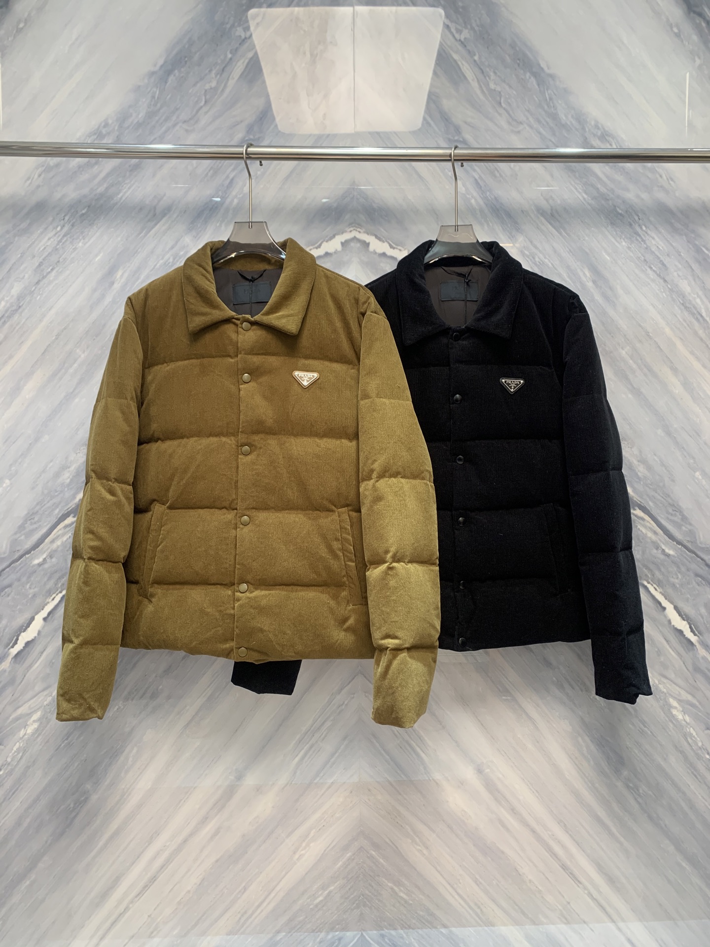 NO:650407,Lada Metal Triangle Logo Corduroy Lapel Goose Down Jacket This metal triangle logo corduroy lapel goose down jacket, which is also on sale at Lada counters, combines retro materials with modern craftsmanship to interpret the high-end texture of winter jackets.  The lapel design adopts three-dimensional cutting, with smooth and natural lines, echoing the vertical stripe texture of corduroy, adding an elegant retro atmosphere. The slim straight version fits the body shape without being tight, and the hem and waist are slightly gathered, balancing the fluffy feeling, allowing free movement and neatness. The fabric is made of thickened corduroy, the corduroy is fine and even, soft to the touch with a frosted texture, warm and breathable, and creates a unique aged luster with wear.  The interior is filled with 95% white goose down, with a fill power of 800+, which is light and unburdening and has excellent temperature locking performance. Diamond quilting ensures even distribution of down.  In details, the metal triangle mark on the chest is made of 316 medical-grade stainless steel, brushed gold-plated, and engraved with the brand logo. The edges are smooth and refract the cold luster, enhancing recognition. The matte resin buttons are consistent with the color of the fabric, and open and close smoothly and silently. The cuffs  It is slightly gathered and embedded with corduroy windproof strips, and the edges of the diagonal pockets on both sides are hemmed, making it soft and practical. Whether it is for business commuting or casual occasions, paired with a turtleneck sweater or shirt and trousers, it can show your calmness and balance between temperature and style.  Color: Brown Black Size: S-XL S: Bust 122 Length 70 Shoulder Width 51 Sleeve Length 67 M: Bust 126 Length 71 Shoulder Width 52 Sleeve Length 68 L: Bust 130 Length 72 Shoulder Width 53 Sleeve Length 69 XL: Bust 134 Length 73 Shoulder Width 54 Sleeve Length 70,,jackets &  coats,sweaters,shirts,down jacket,gold plating,alexander wang19860909拉达金属三角标灯芯绒翻领鹅绒服这款拉达柜台同步在售的金属三角标灯芯绒翻领鹅绒服,以复古材质与现代工艺融合,诠释冬季外套的高级质感. 翻领设计采用立体剪裁,线条流畅自然,与灯芯绒的竖条纹理相呼应,增添优雅复古气息.修身直筒版型贴合身形却不显紧绷,下摆与腰部微收,平衡蓬松感,活动自如且利落干练,面料选用加厚灯芯绒,条绒细腻均匀,触感柔软带磨砂质感,保暖透气且随穿着形成独特旧化光泽. 内里填充95白鹅绒,蓬松度达800+,轻盈无负担,锁温性能优异,菱形绗缝确保羽绒均匀分布. 细节处,胸前金属三角标采用316医用级不锈钢,拉丝镀金处理,刻有品牌标识,边缘光滑折射冷冽光泽,强化辨识度.哑光树脂纽扣与面料色调统一,开合顺滑无声.袖口微收并内嵌灯芯绒防风条,两侧斜插口袋边缘包边,触感柔软实用.无论是商务通勤还是休闲场合,搭配高领毛衣或衬衫西裤,皆能展现从容气度,在温度与风度间完美平衡. 颜色:咖色 黑色 尺寸:S-XL S:胸围122 衣长70 肩宽51 袖长67 M:胸围126 衣长71 肩宽52 袖长68 L:胸围130 衣长72 肩宽53 袖长69 XL:胸围134 衣长73 肩宽54 袖长70,,jackets & coats,sweaters,shirts,down jacket,gold plating,alexander wang,Men's clothing