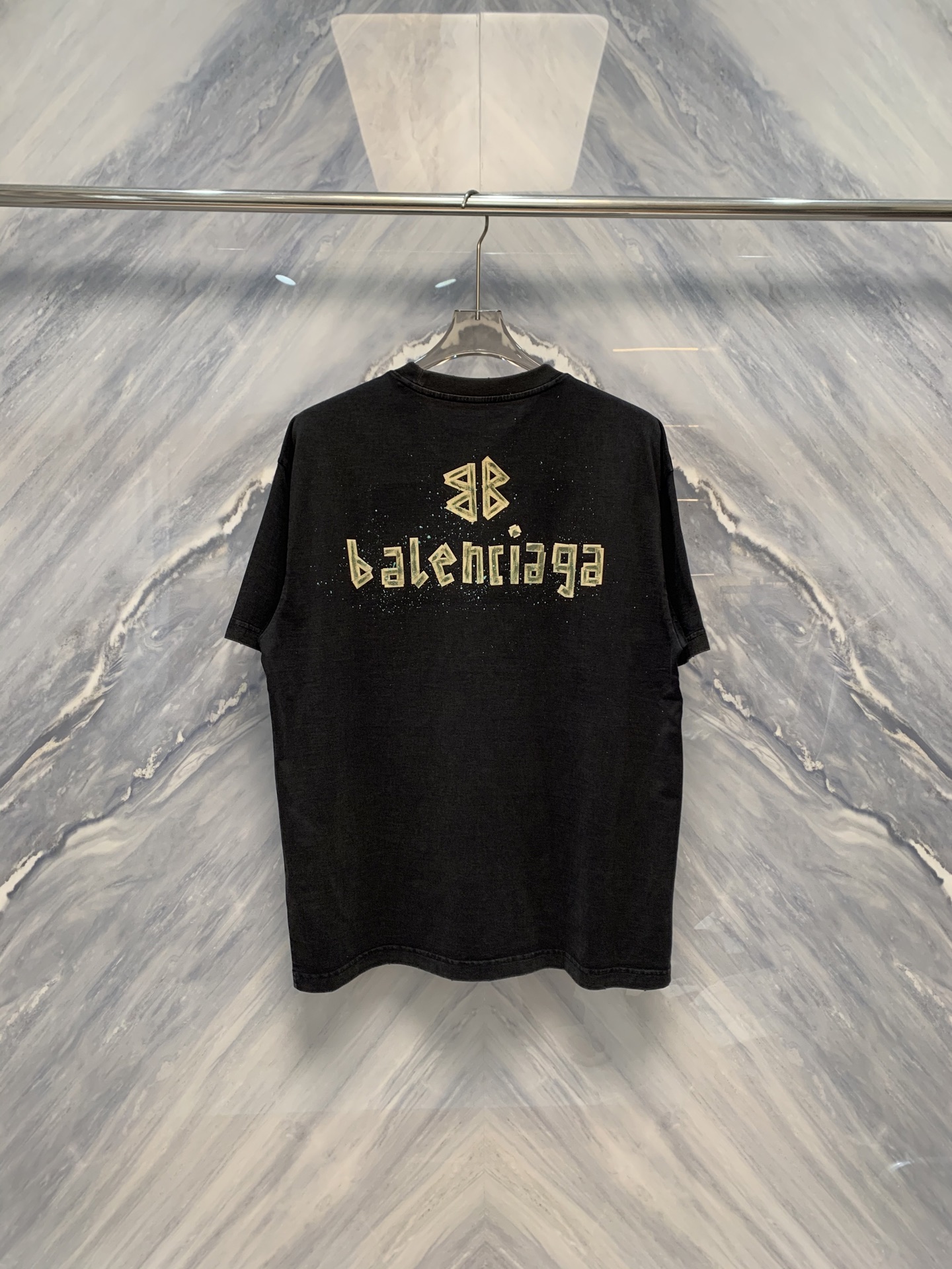 NO:728682,After the year, the French texture badge was replaced to tell the story of Paris's overseas limited-edition round-neck patch short-sleeved collection. Between the twilight of Paris and the breath of the city, Paris has interpreted the supreme aesthetics of spring and summer clothing with an overseas limited-edition work - men's round-neck patch logo embellishment on the short-sleeves. It is sold overseas for a limited time. It combines French sophistication and modern style in one shirt, becoming a rare art collection in the wardrobe.  .This short-sleeved style is made of high-count double mercerized cotton knitted fabric imported from Italy. The texture is as fine as thin clouds, flexible and full of tension to the touch. It is light and breathable, moisture-absorbing and quick-drying, and is perfect for the warm weather in spring and summer. What is special is its unique 'slightly distressed' washing process, which gives the whole garment a warm color and texture like an old photo, as if it has been gently caressed by time. It is not ostentatious, but has a sense of story.  The classic round neck design has minimalist and smooth lines. The neckline has been treated with multiple shaping processes to maintain a perfect arc and will not loosen or deform after long-term wear. The shoulder line fits naturally, and the tailoring follows the ergonomic three-dimensional version. The slightly loose silhouette combines comfort and style, and is suitable for wearing alone or stacking. The finishing touch is the three-dimensional patch logo decoration on the chest. Using hand-stitching technology, a small piece of flannel is combined with embroidery to outline the brand's iconic badge pattern, with a slight edge.  It is treated with raw edges, retro and rich in texture. It highlights its overseas limited status. In the flow of light and shadow, the badge is like a silent medal, telling the belonging and taste in a low-key manner. The cuffs and hem are edged with fine ribs of the same color, with fine stitching and impeccable details. The Parisian family uses this short sleeve to pay tribute to those men who walk around the world without losing their authenticity. It is not only a piece of clothing, but also a mark of a journey and an attitude towards life - high-end, never need to make noise.  Color: Black Size: M-3XL M: Bust 110, Length 70, Shoulder Width 54, Sleeve Length 21 L: Bust 114, Length 71 Shoulder Width 55, Sleeve Length 22  Clothes length 74, shoulder width 58, sleeve length 25, balenciaga, T-shirt,19860909年后退换法式肌理徽章叙事巴黎家海外限定圆领贴布短袖臻品典藏在巴黎的暮光与都市的呼吸之间,巴黎家以一袭海外限定之作,诠释春夏衣境的至高美学——男士圆领贴布Logo点缀短袖,于海外限定发售,将法式精致与现代型格凝于一衫,成为衣橱中不可多得的艺术典藏.此款短袖甄选意大利进口高支双丝光棉质针织面料,质地细腻如薄云,触感柔韧而富有张力.轻盈透气,吸湿速干,完美应对春夏温热气候.特别之处在于其独特的“微做旧”水洗工艺,令整衣呈现出如老照片般温润的色泽质感,仿佛被时光轻轻抚过,不张扬,却自带故事感. 经典圆领设计,线条极简流畅,领口经多道定型工艺处理,保持完美弧度,久穿不松不变形.肩线自然贴合,剪裁遵循人体工学立体版型,微宽松廓形兼顾舒适与风度,单穿或叠搭皆宜.点睛之笔,是胸前那枚立体贴布Logo装饰.采用手工缝制工艺,以小块绒布与刺绣结合,勾勒出品牌标志性徽章图案,边缘略作毛边处理,复古而富有质感.彰显其海外限定身份.光影流转间,徽章如一枚沉默的勋章,低调诉说归属与品位.袖口与下摆采用同色细罗纹收边,针脚细密,细节无懈可击巴黎家以此短袖,致敬那些在世界行走却不失本真的男士.它不只是一件衣,更是一段旅程的印记,一种生活的态度——高级,从不需要喧哗. 颜色:黑色 尺寸:M-3XL M:胸围110 衣长70 肩宽54 袖长21 L:胸围114 衣长71 肩宽55 袖长22 XL:胸围118 衣长72 肩宽56 袖长23 2XL:胸围122 衣长73 肩宽57 袖长24 3XL:胸围126 衣长74 肩宽58 袖长25,,balenciaga,T-shirt,,Men's clothing