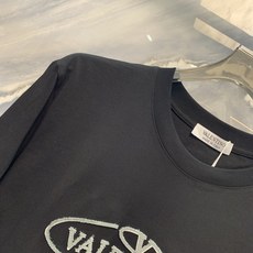 意式美学的字母诗行在时尚的宏大叙事中,真正的高级感往往不在于浮夸的炫耀,而在于对独特美学的坚持与对稀缺性 意式美学的字母诗行在时尚的宏大叙事中,真正的高级感往往不在于浮夸的炫耀,而在于对独特美学的坚持与对稀缺性